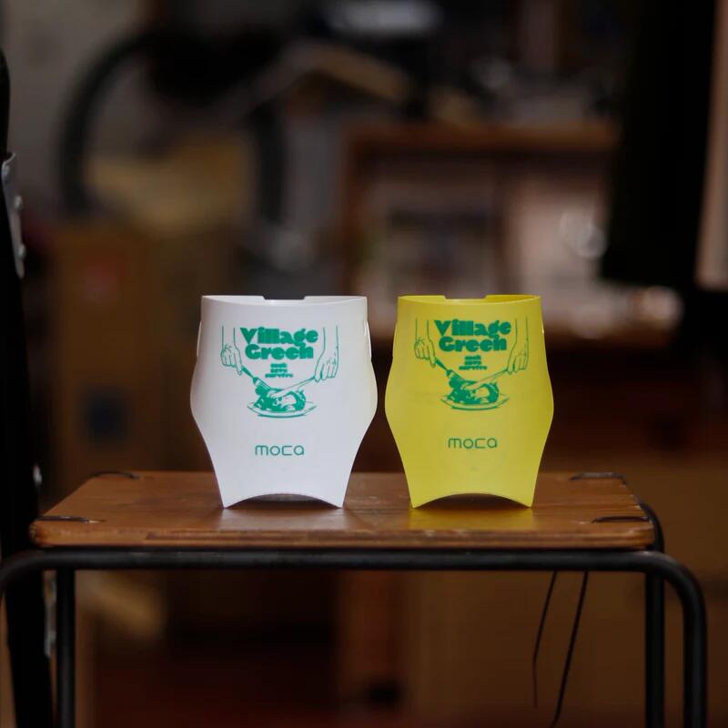 商品説明 【サイクルハテナ】VILLAGE GREEN RIDE × MOCA コーヒーカップホルダー 【商品紹介】 テイクアウトのコーヒーを、自転車で気軽に持ち運ぶ。 VILLAGE GREEN RIDEとMOCAのコラボによって生まれた、オリジナルのカップホルダーです。 ハンドルに巻くだけのシンプルな構造で、いつもの移動やライドに“コーヒーのある時間”をプラスしてくれます。 【特徴】 マジックテープ1本で簡単に装着できる工具不要設計 テイクアウトカップをそのまま持ち運べる専用形状 スポーツバイクからママチャリ・キッズバイクまで対応 VILLAGE GREEN RIDEオリジナルのポップなデザイン MOCA製・日本製の安心クオリティ 【SPEC】 サイズ：Φ75 × H88mm 素材：ポリプロピレン 固定方法：マジックテープ（工具不要） 製造国：日本 製造元：MOCA 【STAFF REVIEW】 これ、単なる便利グッズじゃなくて「体験が変わる」アイテムです。 コンビニやカフェで買ったコーヒーを、そのまま自転車にセットできるだけで、移動時間がちょっと楽しくなるんですよね。 取り付けも巻くだけなので誰でも使えるし、どんなバイクにも合わせやすいのが良いところ。 ちょっとしたプレゼントにもおすすめできる、気の利いたアイテムです。