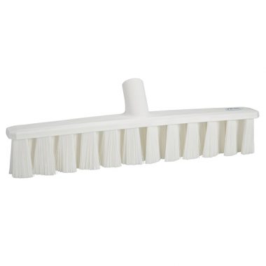 粉末や細かいゴミを掃くのに適した幅広なフロアブルーム。 乾いた床に適しています。 ■商品仕様 製品番号：3171 毛質：ソフト 外形寸法：(L×W×H)390×50×120mm 毛丈：57mm 線径：0.20mm 耐熱温度：121℃ 重量：400g 材質：　ボディ部＝ポリプロピレン　 フィラメント＝ポリエステル 製造元：ヴァイカン社(デンマーク) ■ハンドルについてこの商品のハンドルはオプション(別売)となっています。Vikan社は最適な清掃のソリューションに対するクリーニングツールを提供するだけでなく、製品を使用する従業員や環境に対しても重点を置いております。ヴァイカンツールはISO承認の工場で生産されています。消費者の安全に対する意識が高まっている現在、食品業界ではいかに安全性を確保しハイクオリティな商品を供給するかが課題となっています。そのためアメリカのNASAで食品の安全衛生の保障を目的として開発されたHACCPに関心をもち、導入する企業も増えています。HACCPとは、食品等の製造工程で危機を起こす要因を分析し、連続的に管理して安全を確保する管理方法です。食品工場など徹底した衛生管理や感染防止対策が求められる場所では、施設内のゾーニング管理と清掃道具のカラーコーディングが必要となります。清掃区域ごとに清掃道具を色分けし明確化する事で清掃道具による施設内への細菌の拡散を予防する事が出来ます。HACCPは作業工程のすべてにおいて危害分析を行い、工場内で使用する設備・資材にいたるまで、徹底した衛生管理が要求されます。ヴァイカンツールは、5色のカラーバリエーションを用意していますので、清掃区域や調理する食材毎に色分けし、洗浄区域を明確にすることができます。ヴァイカンツールは人間工学に基いて設計されています。握り易く作業し易い大きさに計算されていますので、作業効率がよく、長時間の作業でも疲れにくくできています。丸ハンドブラシ独特の円形ブラシで手持ちが握りやすく、毛先が広がるので従来と比べ隅々まで清掃できます。ショートハンドルブラシ柄の部分に角度をつけた事で、よりブラシに力が伝わり易いように設計してあります。ブラシの先端部分がワイドになっているので角の隙間に入り込む事ができます。ハンドスクイージ金属を一切使わず、一体形成の為従来品より衛生的です。ラバー部分は特殊ゴムを使用している為、凸凹した床面にも適しております。アングルデッキブラシブラシボディが湾曲しており、どの角度でも垂直に当たる設計がされている為、壁や作業台の下にも従来より効率出来に清掃する事が出来ます。ヴァイカン製品は人間工学に基づいた耐久性のあるプロフェッショナルクリーニングツールです。食品工場やレストラン、病院、さらには車両清掃まで幅広いラインナップのツールが様々な場所で使用されています。デンマークに本社を置くVikan社は1898年に設立され、創業110年以上の歴史を持つヨーロッパを代表する清掃ツールメーカーです。その信頼性は世界各国に認められ、現在では世界約70ヶ国に輸出され高品質な製品を供給し続けております。Vikanとは&hellip;　デンマーク語のvi kan = We can から名付けられました。