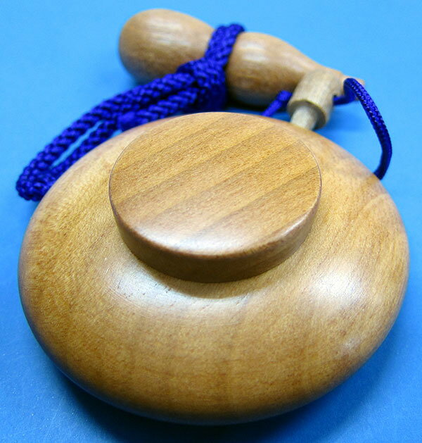 この商品は 塗香入れ　桜　大（直径5cm）瓢箪付き ポイント 桜の材でできた塗香入れです。 お遍路さんのお清めに！！ 桜の材でできた塗香入れです。 直径5cmになります。 上の蓋を回すと塗香を入れる事ができます。 栓の部分を外して、御利用下...