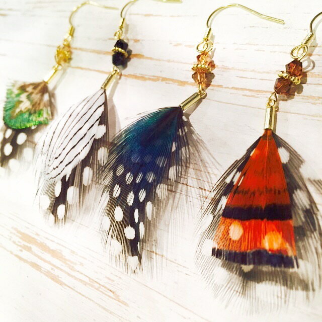 フェザー 羽根 スワロフスキー ピアス イヤリング レディース 女性用 ハンドメイド アクセサリー 羽 樹脂 可愛い お洒落 大人気 ギフト プレゼント トレン...