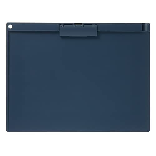 ・ネイビー(ヨコ) ヨハ-US73DB・・Color:ネイビー(ヨコ)・薄くて丈夫なクリップボード。凹凸が少なくかさばりにくい薄型設計のクリップ。・サイズ A4-S・外寸法 タテ233×ヨコ307mm(最大厚み13mm)・カラー ネイビー・材質 本体・書類押さえ：R-ABS、操作レバー：POM説明 薄くて丈夫なクリップボード。凹凸が少なくかさばりにくい薄型設計のクリップ ・薄型なクリップで、複数枚重ねたときにかさばりにくく、棚やかばんへの収納がしやすいです。 ・クリップが静かにとじるので、周りを気にせず開閉ができます。 ・開閉は軽い力でき、開いたまま固定できるので、片手で書類の抜き差しも可能です。 ・クリップが小型で、とじた書類を隠す面積が小さく、筆記面を広く取れます。 ・ペーパーガイド機能で複数枚の書類も整えやすいです。 ・ペン(軸径14mmまで)のクリップ部を引っかけやすい凹み形状があります。(ペンにクリップが付属していない場合は引っかけられません)