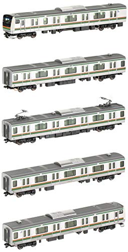 コンテンポラリー・銀 10-1270・JR東日本商品化許諾申請中・(b)対象年齢 :(/b)8才以上説明 商品紹介 上野東京ライン開業用に増備されたE233系3000番台。国府津車両センター所属のE16+E66編成を製品化。 JR東日本・新津車両製作所製の車体特徴を的確に再現し、屋根上のビードの違いを表現 (グリーン車を除く)。 6号車モハE232-3800番台へのトイレ関連設備の設置を再現。トイレ部の窓なしや床下の汚物処理装置を表現。 先頭車にはヘッド/テールライト標準装備。 基本・付属編成の先頭車連結側 (10・11号車)には消灯スイッチ付。 行先表示は印刷済とし、交換用の前面行先表示を付属。 先頭車 (1・15号車)の先頭連結器はダミーカプラー。中間先頭車の先頭部は併結用に伸縮密連カプラー採用。 中間連結部には、ボディマウント式KATOカプラー密連形を標準装備。実感的な連結面とスムーズな走行を実現。 動力は定評あるフライホイール付き動力ユニットを搭載。安定した走行が楽しめます。 基本・増結Bセットは発泡中敷に紙箱入。増結セットAは8両タイプブックケース入で、基本セット4両を収納可能。 5両付属編成セットは7両タイプブック入で、増結セットBの2両を収納可能。 (.co.jpより) 安全警告 該当なし