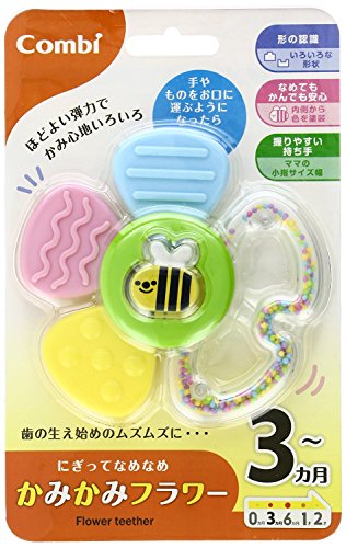 ・フラワー ・対象年齢 :3月以上説明 あかちゃん想いシリーズ 生まれて間もない赤ちゃん用だから、なめてもかんでも、にぎっても振っても安心。 特に0カ月からのラトルは、見やすいはっきりとした色使いをしています。 五感が育つ大切な時期に、赤ちゃんの発達に合わせて上手に遊べるラトルシリーズです。 商品特徴 かみやすい単純な形の歯がため。振るとビーズのシャカシャカ音がします。 (.co.jpより)