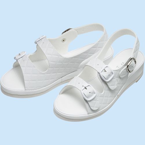 【代引不可】【イージャパンモール】【返品・交換・キャンセル・日時指定不可・法人（会社・企業）様限定】 必ず2通目のメールをご確認ください。 ※本商品は熨斗・包装（ラッピング）はお承り出来ない商品となります。 ※本商品はお届け先様名が法人（企業・会社）様宛ての場合のみお承りとなり、個人様宛てのご注文はお承りしておりませんので予めご了承くださいませ。 ※領収書につきましてはeメールにPDFファイルを添付してのご案内のみとなります。 ※本商品は【イージャパンショッピングモール】（イージャパンモール）の他の商品と同梱することは出来ません。※商品はご注文（ご決済）後、2-5営業日で発送（土・日・祝日除く）となります。※配送業者と契約がないため、送付先が沖縄・離島・一部地域の場合キャンセルとさせていただきます。※発送予定日は、在庫がある場合の予定日となります。 ※在庫がない場合には、キャンセルとさせて頂きます。 ※納期が遅れます場合には改めてご連絡させて頂きます。※本商品はメーカー取り寄せ商品となります。 流動在庫となりますためお手配時に在庫がない場合はキャンセルとさせていただきます。 在庫と納期のご確認が必要な場合は事前にお問い合わせください。 ※キャンセル・返品・交換・日時指定不可です。（平日のみのお届け） ※ご注文確定後でのお届け先の変更等はお承りできませんのでご注意ください。 ※本商品は法人（企業・会社）様限定商品となり、お届け先は「法人（企業・会社）様」に限ります。（個人様宛てへのお届けはお承りしておりません） 　お届け先に法人名が確認できる表札等がない場合、お届けをお承りすることができなくなっております。 　また、商品のお受取人様名に法人（企業・会社）様名をご記入いただけない場合もご注文をお承りできません。 ※置き配や宅配ボックスへの配送も承れませんので、お届け時にお留守でないようお願い致します。 ※沖縄・離島および一部地域へのお届けは出来ません。 ※商品のお写真はイメージ画像です。概要 衝撃吸収低反発のアーチケアクッションで疲れにくい！ 商品説明 ●中敷きに抗カビ・抗菌生地使用で、防臭効果も。 仕様 対象 女性向け サイズ M 足サイズ 22.5〜23.0cm ヒール高さ 約3.5cm 足幅 3E相当 色 ホワイト 重量（両足） 340g 材質 甲材・中敷き：PVC、底材：EVA 生産国 日本 その他仕様 ●仕様：抗菌抗カビ JANコード 4547736575564 【メーカー・製造または販売元】山一【広告文責】株式会社イージャパンアンドカンパニーズ 072-875-6666《ご注意ください》 ※本商品はキャンセル・返品・交換・日時指定不可の商品です。 　不良品、内容相違、破損、損傷の場合は良品と交換いたします。 　但し、商品出荷より7日以上たった商品につきましては交換いたしかねますのでご注意ください。 ※商品がリニューアルしている場合、リニューアル後の商品をお届けします。 ※法人（企業・会社）様宛ての場合のみご注文をお承りしております。（個人様宛てへのお届けはお承りしておりません） 　配送の日時指定は出来ません。お届け時にお留守でないようお願い致します。[関連キーワード：衣類・ユニフォーム シューズ・サンダル 抗菌キルティング2バンドサンダル　ホワイト　M]