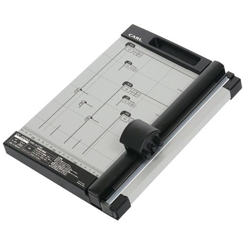 【代引不可】【イージャパンモール】【返品・交換・キャンセル・日時指定不可・法人（会社・企業）様限定】 必ず2通目のメールをご確認ください。 ※本商品は熨斗・包装（ラッピング）はお承り出来ない商品となります。 ※本商品はお届け先様名が法人（企業・会社）様宛ての場合のみお承りとなり、個人様宛てのご注文はお承りしておりませんので予めご了承くださいませ。 ※領収書につきましてはeメールにPDFファイルを添付してのご案内のみとなります。 ※本商品は【イージャパンショッピングモール】（イージャパンモール）の他の商品と同梱することは出来ません。※商品はご注文（ご決済）後、2-5営業日で発送（土・日・祝日除く）となります。※配送業者と契約がないため、送付先が沖縄・離島・一部地域の場合キャンセルとさせていただきます。※発送予定日は、在庫がある場合の予定日となります。 ※在庫がない場合には、キャンセルとさせて頂きます。 ※納期が遅れます場合には改めてご連絡させて頂きます。※本商品はメーカー取り寄せ商品となります。 流動在庫となりますためお手配時に在庫がない場合はキャンセルとさせていただきます。 在庫と納期のご確認が必要な場合は事前にお問い合わせください。 ※キャンセル・返品・交換・日時指定不可です。（平日のみのお届け） ※ご注文確定後でのお届け先の変更等はお承りできませんのでご注意ください。 ※本商品は法人（企業・会社）様限定商品となり、お届け先は「法人（企業・会社）様」に限ります。（個人様宛てへのお届けはお承りしておりません） 　お届け先に法人名が確認できる表札等がない場合、お届けをお承りすることができなくなっております。 　また、商品のお受取人様名に法人（企業・会社）様名をご記入いただけない場合もご注文をお承りできません。 ※置き配や宅配ボックスへの配送も承れませんので、お届け時にお留守でないようお願い致します。 ※沖縄・離島および一部地域へのお届けは出来ません。 ※商品のお写真はイメージ画像です。概要 力のかかりやすいスライダーでより正確な裁断を実現！ 商品説明 ●A4対応のディスクカッター、10枚切りです。●軽量で手軽に使える。 仕様 対応サイズ A4 対応用紙サイズ A4 裁断幅 310mm 裁断枚数 約10枚（1往復した場合） 寸法 W265×D388×H59mm 対応替マット DCM-310 対応替刃 DCC-28（丸刃）、DCC-29（ミシン目刃）、K-18（フッ素コート刃） 材質 ABS、SPCC等 重量 1.1kg その他仕様 ●付属品：丸刃、カッターマット（装着済） 備考 ※購入時は丸刃とカッターマットが本体に装着済みです。※ミシン目刃（別売）はPPC用紙3枚以下でご使用ください。 JANコード 4971760001827 【メーカー・製造または販売元】カール事務器《ご注意ください》 ※本商品はキャンセル・返品・交換・日時指定不可の商品です。 　不良品、内容相違、破損、損傷の場合は良品と交換いたします。 　但し、商品出荷より7日以上たった商品につきましては交換いたしかねますのでご注意ください。 ※商品がリニューアルしている場合、リニューアル後の商品をお届けします。 ※法人（企業・会社）様宛ての場合のみご注文をお承りしております。（個人様宛てへのお届けはお承りしておりません） 　配送の日時指定は出来ません。お届け時にお留守でないようお願い致します。[関連キーワード：文具・事務用品　事務用品　裁断機・デスクカッター　デスクカッター]