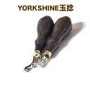 ◆YORKSHINE 玉捻、フチ捻、飾り捻 ◆溝幅1.0mm、1.5mm、2.0mm、2.5mm、3.0mm五種類があります。 ◆YORKSHINE 玉捻はSUS304ステンレス、H62真鍮、胡桃木（クルミ木）で作られた高品質玉捻です。 ◆お財布のカードポケットのフチ等にライン引く時に必要不可欠な工具です。 ◆そのまま使うことも可能ですが熱を加えることで革を引き締め、強くシャープなコバを作ることも可能です。 ◆熱を加える際は、アルコールランプをお使いください。 ◆先端は鏡面処理したため、滑りやすく、直線もカーブも簡単に引けます。 ◆先端を小さくした設計により、カーブ旋回時に接地面積が小さく圧力を加えしやすくなり、線の幅を均等化に引けます。 ◆カーブ旋回時は気持ち後ろに倒して、重心を移動して引くことによってコントロールしやすくなり、脱線防止することができます。