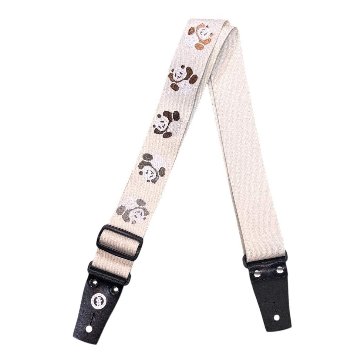 商品概要 本体に柔らかくて肩への馴染みの良いアクリル製のベルトを使用したストラップです。 こちらはイラストレーターのすなやますなこ様とのコラボアイテムとなります。 5頭のパンダがごろごろ転がる、何とも愛くるしいストラップに仕上がりました。 刺繍の色味もご本人が選ばれたこだわりのグラデーションカラーとなっております。 剣先の革はしっかりとした本革を使う事により、強度も◎ あえて金属ではなく、プラスチックパーツを使うことで、ギター本体に傷がつき難い設計となっております。 革のワンポイントが効いていて可愛い逸品です。 長さ:約85cm〜140cmまで調整可能 巾:5cm 本体素材:アクリル製テープ 革素材:牛革 ----------------------------------------- ●店舗へのご来店について webご案内の該当商品が店舗に展示していない場合がございますので、店舗ご来店にて商品をご購入・ご確認をご希望の際は事前に店舗あてにご確認ください。 楽器の詳細及び通信販売の手続き方法で不明な点は、 お電話かe-mailにてお問い合わせ下さい。 全国通信販売も承ります。 楽器の詳細及び通信販売の手続き方法は、 お電話かe-mailにてお問い合わせ下さい。 お問い合わせは下記までどうぞ!! クロサワ楽器御茶ノ水駅前店 東京都千代田区神田駿河台2-2-2 TEL 03-3292-7148　