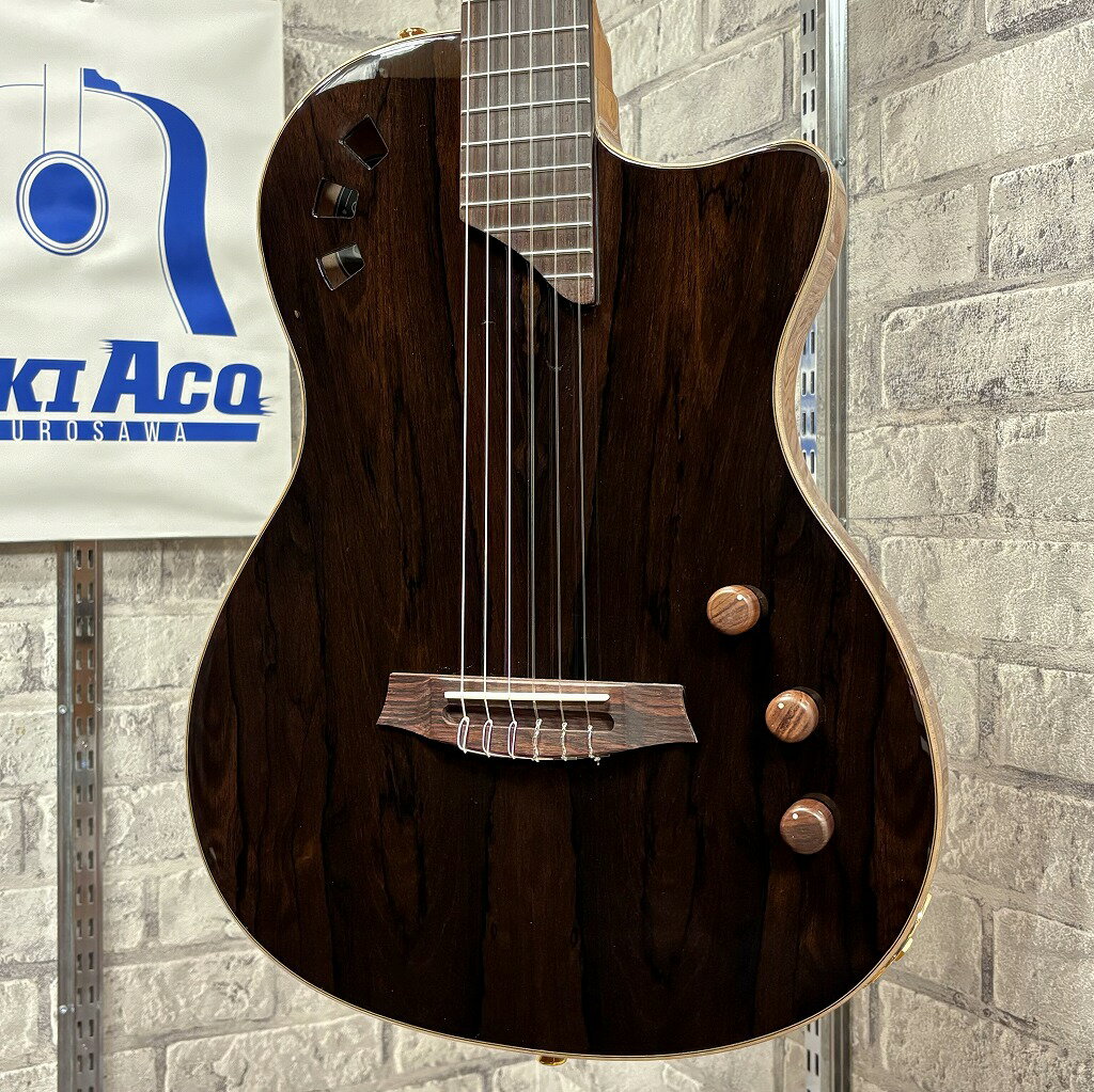 ショッピングクレジット無金利&超低金利キャンペーン1～48回払いまで金利手数料が無料!!　低金利分割はコチラ→[ 54回 1%/60回 2% /84回 5% ] 詳しくはお電話もしくはメールにてお気軽にお問合せくださいませ。 ------------------------------------------------------------------------------------------------ スペインのクラシックギターにおける伝統的な技術と現代のニーズを融合させ、 進化したガットギター製作を目指すCórdoba(コルドバ)。 全てのモデルが軽量でレスポンスが優秀で、比較的お手頃な価格のラインナップも揃えており、 これからクラシックギター、エレガットを始める方にもピッタリなモデルを展開しております。 Cordobaの名が広がったきっかけとも言えるSTAGE GUITAR 。 STAGE GUITARはギタリストのステージでのパフォーマンスを最大限に引き出すエレガットとして開発されました。 本機はトップ材にジリコテ材を採用した限定モデル！ ボディはトップ材に単板のスプルースとジリコテとの組み合わせ、サイド＆バック材はチェンバード・マホガニーを採用。 暗めのカラーのジリコテに対し、ギターの輪郭がくっきりと際立っメイプルバインディグを施したクールなルックスが魅力です。 そして、こちらのモデルの醍醐味がギターの抱えやすさ。 ボディ厚は僅か38mm程度という薄い設計となっております。 さらにCordobaの特徴である400R の指板と48mmのナット幅を備えたフュージョンネックにより、 あらゆるストレスから解放された快適な弾き心地を実現。 そしてピックアップにはStage Pickup Systemを搭載。 ピエゾとボディセンサーの2種類と、ボリューム、EQ、ブレンドのコントロールにより、簡単な操作でサウンドバリエーションを展開することが出来ます。 付属するケースはマイクロプラスチックと廃棄される漁網から作られたリサイクル・ナイロンのギグバッグです。 新たなギターを製作しつつも、地球環境への影響を軽減しています。 アコースティックギター、またはエレキギターユーザーからも始め易い演奏性の高さと コストパフォーマンスにも優れた1本です。 ジリコテモデルにつきましては製作本数12本のみでございますので、 この機会をお見逃しなく。 【仕様】 トップ：ソリッドスプルース w/ ジリコテべニア バック＆サイド：チェンバードマホガニー ネック：マホガニー 指板＆ブリッジ：パァフェロー ピックアップシステム：Fishman Stage Pickup System スケール：約650mm ナット幅：約48mm 【付属品】 オリジナルギグバック ――――――――――――――――――――――――――――――――――――――――――――― クロサワ楽器お茶の水駅前店アコースティック館 東京都千代田区神田駿河台2-4-1 TEL 03-3293-5626 【お茶の水駅前店 アコースティック館】 JR御茶ノ水駅から徒歩30秒! 1階から2階までアコースティックギターを沢山展示しております。 湿度・気温の管理が徹底された綺麗なお店でお待ちしております♪ Martin、Gibson、Taylor、GUILD、Takamine、Staffordなど 専門スタッフからのアドバイスも充実しており 入門者からプロまでどなたも安心してご購入頂けます。 まだまだ在庫あります! 【WEB掲載商品について】 WEB掲載されている商品は、実店舗在庫とリンクしていない場合がありますので、 ご来店の際は予め店舗まで在庫の確認をお願い致します。 中古商品については状態を記載しておりますが、 掲載から発送までの間に状態が変化する可能性がありますので 予めご了承の程、宜しくお願い致します。 修理箇所について記載が漏れている可能性もございますので 状態についてご質問がある場合はご注文前に 電話もしくはメールにてお問合せ下さいませ。 【アフターサービス】 当店はリペアマン常駐の店舗です。 弦高など無料で調整してから発送することも可能です。 アフターサービスやメンテナンス等、 行き届いたサービスをお約束します。 【詐欺サイト】 日頃よりクロサワ楽器店をご愛顧頂きありがとうございます。 頃来、クロサワ楽器店の運営するウェブサイトから 弊社の会社名・店舗名等の情報や画像を無断で使用・掲載している 「偽」の通信販売サイトの存在を確認しております。 こうした偽サイトにクロサワ楽器店の表記があっても、 弊社とは一切関係がございません。 弊社としましても対策措置を講じておりますが、 通信販売にて弊社をご利用頂く際には、下記に掲載いたします内容をご確認頂き、 十分ご注意賜りますようお願い申し上げます。 偽(詐欺)サイトの特徴 支払方法が銀行振込しかない。 代金振込先の銀行口座名義が個人名義になっている。 連絡先として電話番号の記載がない。または「090」や「080」などの携帯電話の番号が記載されている。 連絡先のメールアドレスにフリーメールアドレスが使われている。 説明文中に日本語としておかしい表現が使われている。 商品の販売価格が相場と比べ極端に安い。