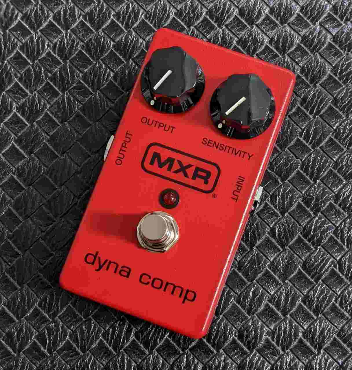 70年代の発売から定番となっているコンプレッサー。 ON にした瞬間から独特のサウンドとなり世界中のギタリスト / ベーシスト達によって使用されてきた名機。 コンプレッサーの中では、比較的解りやすいパーカッシブな音の変化となるため、「コンプレッサーとはこういうもの」ということを理解する最初の一台目のコンプとしてもオススメです。 【店舗管理商品コード：1-16180008】 撮影機材の性能や、お使いの画面環境によって実物と色味が異なって映ることがございます。 予めご了承をお願いいたします。 ●店舗へのご来店について webご案内の該当商品が店舗に展示していない場合がございます。 店舗ご来店にて商品をご購入・ご確認をご希望の際は事前に店舗あてにご確認ください。 楽器の詳細及び通信販売の手続き方法で不明な点は、 お電話かe-mailにてお問い合わせ下さい。 お問い合わせは下記までどうぞ クロサワ楽器御茶ノ水駅前店 エフェクターフロア 電話03-3293-5627 E-MAIL:eki@kurosawagakki.com