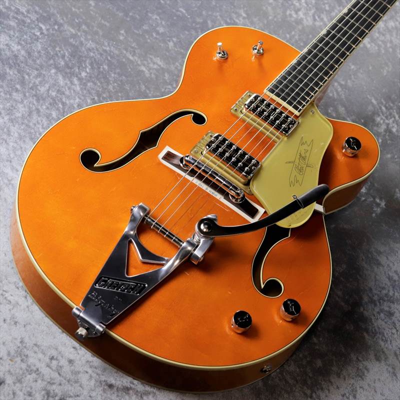 煌びやかさが美しいVintage Gretschサウンド！ 歯切れがよく、程よいぎらつきのサウンド。 グレッチ好きな方に是非手に取って頂きたい1本。 G6120T-59 VS Vintage Select Edition '59 Chet Atkinsは、 非常に人気のある1959スタイルを再現したVintage Select Editionのモデル！ 1959年式のトレッスル・ブレイシングを採用した16インチ幅のメイプル・ホロー・ボディとなっております。 ヴィンテージ・スタイルの非常に握りこみやすいVシェイプ・メイプル・ネックとエボニー・フィンガーボードを組合せ、 ゼロフレット仕様の24.6"(625mm)スケールを採用。 粒立ちのはっきりしたサウンドに。 Gretschといえば、人気の高いTV Jones?のTV Classicピックアップを搭載しています。 外観は1950年代後半、サウンドも数多の著名アーティストが愛用した「フィルタートロン」を再現！ 軽やかで、煌びやか、音の粒立ちがよく、まさにクラシカルトゥインギーサウンドです！ コントロールは、トラディショナルなグレッチ・スタイルで、 各ピックアップ・ヴォリュームとマスターヴォリューム、 3ウェイ・ピックアップ・セレクター・スイッチと3ウェイ・トーン・セレクターを搭載しています。 さらにグレッチ新開発の“Squeezebox(スクイーズボックス)”ペーパー-イン-オイル・キャパシター(コンデンサー)を採用しています。 Squeezeboxは、シルキーなヴィンテージ・ハイ・エンドのトーンを生み出します。 ピンド・ローズウッド・ベースとBigsby?との相性も良いロッキング・バー・ブリッジを組み合わせて搭載しています。 コントロール・ノブはニッケル・メッキのGアロー、エイジド・ホワイト・バインディング&ブラック・パーフリング、 エイジド・パーロイド・サムネイル・インレイ・ポジションマーカー、ヴィンテージ・スタイルの 厚みのあるピックガードを採用するなど、ヴィンテージ・セレクト・エディションの名にふさわしいルックスを備えています。 憧れのG6120 59を手に取るなら今です！ 気になる方は是非お早めにお問合せ下さいませ。 Specifications Body TopLaminated Maple Body BackLaminated Maple Body MaterialLaminated Maple Body ShapeChet Atkins? Hollow Body Bracing1959 Style Trestle Body BindingAged White with B/I Purfling Body FinishGloss Nitrocellulose Lacquer Neck MaterialMaple / Neck Shape: Vintage "V" Neck BindingAged White Scale Length24.6" (625mm) Fingerboard Radius12" (305mm) Number of Frets22 Fret SizeVintage-Style String NutBone Nut Width1.6875" (43mm) Neck FinishGloss Nitrocellulose Lacquer FingerboardEbony Position InlaysAged Pearloid Thumbnails Bridge PickupTV Jones? Classic Neck PickupTV Jones? Classic ControlsVolume 1. Neck Pickup，Volume 2. Bridge Pickup，Master Volume，3-Position Tone Switch Pickup Switching3-Position Toggle: Position 1. Bridge Pickup，Position 2. Bridge And Neck Pickups，Position 3. Neck Pickup BridgeRocking Bar Tuning MachinesGrover Sta-Tite? Gold PickguardGold Plexi with Black Gretsch Logo Control Knobs"G" Arrow ColorWestern Orange Stain StringsNickel Plated Steel .011-.049 Details／G6120T-59 VS Vintage Select Edition '59 Chet Atkins? ぜひお早目にお問い合わせ下さい! お待ち致しております。 正規保証書・Hard Case 付属 ぜひお早目にお問い合わせ下さい! お待ち致しております。 クロサワ楽器お茶の水駅前店 新館1階 エレキフロア 電話 03-3292-7148 E-MAIL:eki@kurosawagakki.com