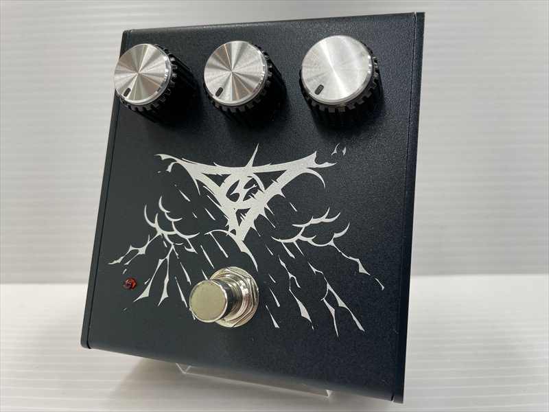 Organic Sounds 所有のオリジナルBUZZAROUNDを元に、ビンテージFuzzの持つ独特の荒々しさ・危うさを表現し、更に使いやすく再構築。 トランジスタにはSilicon x 2、Germanium x 1を使用したHybrid構成。 独特な毛羽立ち感を持った破壊的かつ重厚な Sound。 そもそもBUZZAROUNDは1960年代中頃にBurnsから発売され、1968年には生産完了となっていますがKingCrimson/Robert Fripp氏が名盤『クリムゾン・キングの宮殿』（1969年）にて使用し、後の1974年のインタビューにて『今まで使った中で最も素晴らしかったファズはバーンズのBUZZAROUND』と残しているほど絶賛したファズでした。 オリジナルBUZZAROUNDは「SUSTAIN」「TINBRE」「BALANCE」の3つのツマミが相互に影響しあい、単純に「そのツマミを上げればその機能が変化する」という当たり前な挙動をしてくれない仕様(笑)です。 このRainStormも同様に各コントロールが影響を受けあっていますが、オリジナルに準じたモデル等と比較すると若干その挙動は抑えめに感じます。 左からTONE/VOL/GAINにあたるコントロールで重厚でしっかりと歪みながらセッティングによってはゲートが掛かる寸前のような掛かり方までしてくれるFuzzFaceやBigMuff、TONEBENDERなどとはまた異なる魅力的なファズの系譜の一つです。 【店舗管理商品コード：1-16983797】 ※画像はサンプルとなります。あらかじめご了承ください。 撮影機材の性能や、お使いの画面環境によって実物と色味が異なって映ることがございます。 予めご了承をお願いいたします。 ●店舗へのご来店について webご案内の該当商品が店舗に展示していない場合がございます。 店舗ご来店にて商品をご購入・ご確認をご希望の際は事前に店舗あてにご確認ください。 楽器の詳細及び通信販売の手続き方法で不明な点は、 お電話かe-mailにてお問い合わせ下さい。 お問い合わせは下記までどうぞ クロサワ楽器御茶ノ水駅前店 エフェクターフロア 電話03-3293-5627 E-MAIL:eki@kurosawagakki.com
