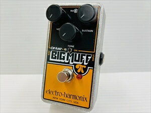 1970年代後半のオリジナルの Opamp Big Muff が途方もない価格で販売されていることを受けて、Mike Matthews は、多くのプレイヤーがこのクラシックなペダルを手軽に購入できる価格でリイシューすることにしました。 新しい Op-Amp Big Muff の回路は、IC または V4 Big Muff とも呼ばれた時期のものを忠実に再現しており、コンパクトなダイキャストシャーシやトゥルーバイパスといったいくつかの実用的な機能も加えられています。 このペダルでは、そのシグネイチャーサウンドを生み出す為に増幅素子にトランジスタではなくオペアンプを採用し、ゲインステージも従来の4段ではなく3段で構成されています。 Big Muff コレクターであり歴史にも詳しい Kit Rae はそのサウンドについて次のように述べています。 “非常に大音量で破壊的な Big Muff サウンドで、より歪みを伴います。 グランジや壁のように分厚いディストーションサウンド、ヘビーなリズムやリードプレイに最適です。” 【店舗管理商品コード：1-16170164】 撮影機材の性能や、お使いの画面環境によって実物と色味が異なって映ることがございます。 予めご了承をお願いいたします。 ●店舗へのご来店について webご案内の該当商品が店舗に展示していない場合がございます。 店舗ご来店にて商品をご購入・ご確認をご希望の際は事前に店舗あてにご確認ください。 楽器の詳細及び通信販売の手続き方法で不明な点は、 お電話かe-mailにてお問い合わせ下さい。 お問い合わせは下記までどうぞ クロサワ楽器御茶ノ水駅前店 エフェクターフロア 電話03-3293-5627 E-MAIL:eki@kurosawagakki.com