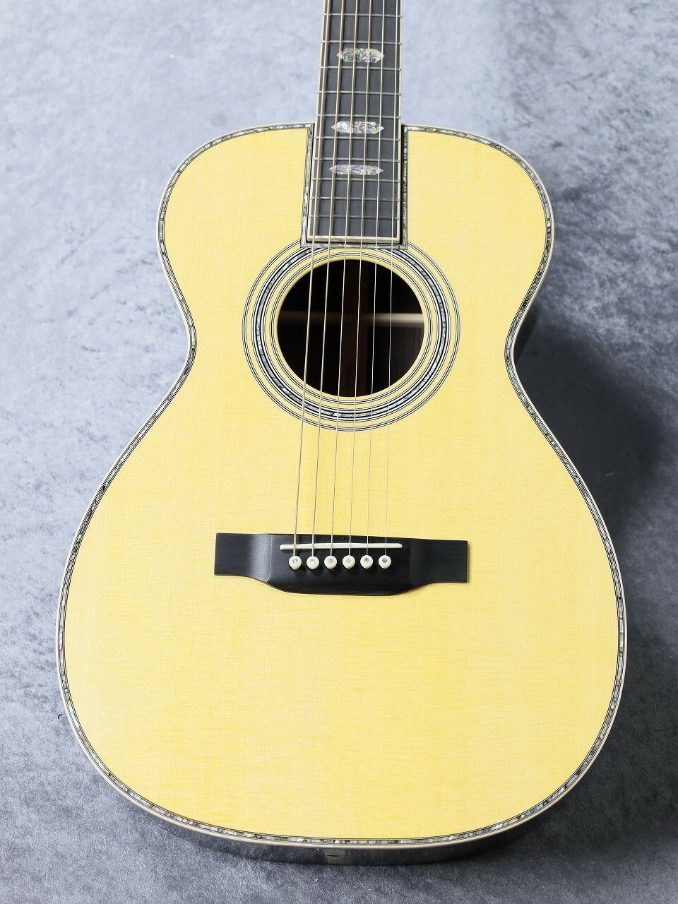 【Martin CTM 0-45 #2782558】 最上級の木材で製作されるMartinの最高峰スタイル45を、 スタンダードシリーズのラインナップにない0（シングルオー）サイズにて製作されたカスタムモデル。 0（シングルオー）は1850年代初頭に登場し、現在まで根強い人気を誇るモデルです。 000（トリプルオー）、00（ダブルオー）、0（シングルオー）と順にボディが小さくなり 厚みもほとんど同じに見えますが、実は0（シングルーオー）だけボディが5mmほど厚くなっており、 小ぶりなサイズからは想像できないほど深い鳴りを持ちます。 今回入荷の個体はピックガードなしの14フレットジョイント仕様となっており、 ヘッドプレートから指板、ボディ全体にアヴァロン貝で施されたインレイはスタイル45らしい仕様を踏襲しつつ、 バインディングはフレイム（杢）の入ったメイプルを採用する等、カスタムらしいポイントもございます。 またナット幅は42.9mm、ネックシェイプはロープロファイルとなっており、 現行のスタンダードシリーズよりもナット幅はやや狭く、ネック厚はやや厚めという形状です。 音色については主観となりますが、特に高音域の煌びやかさは素晴らしく、 研ぎ澄まされた繊細な音、という印象を受けます。 最近では0-45を愛用しているミュージシャンの方の影響もあり、非常にお問合せも多く頂いているモデルで、 今回の入荷は当社全店でもお茶の水駅前店の1本のみとなります。 ぜひこの機会にご検討下さい！ 【スペック】 ・トップ：シトカスプルース単板（プレミアム） ・バック：インディアン・ローズウッド単板（プレミアム） ・サイド：インディアン・ローズウッド単板（プレミアム） ・ネック：マホガニー ・ネックシェイプ：ロープロファイル（スタンダードテーパー） ・指板：エボニー ・ブリッジ：エボニー ・スケール：632.5mm ・ナット幅：42.9mm ・ブレイシング：シトカ・スプルース ・ヘッドプレート：インディアン・ローズウッド ・バインディング：ヨーロピアン・フレイムド・メイプル ハードケース付属 【Martin専任スタッフ在籍店舗】 当店はMartinギター専任スタッフが在籍！ ご購入からアフターケアまで、丁寧にサポート致します。 ご購入前にお好みの弦高の高さが御座いましたら、 無料で調整致します。お気軽にお申し付け下さい。 ご購入後も、保証期間内であれば無料で点検、調整致します！ ------------------------------------------------------------------------------------------------ クロサワ楽器 お茶の水駅前店アコースティック館 東京都千代田区神田駿河台2-4-1 TEL 03-3293-5626 【お茶の水駅前店 アコースティック館】 JR御茶ノ水駅から徒歩30秒！ 1階から2階までアコースティックギターを沢山展示しております。 湿度・気温の管理が徹底された綺麗なお店でお待ちしております♪ 専門スタッフからのアドバイスも充実しており 入門者からプロまでどなたも安心してご購入頂けます。 【買取・下取・委託】 楽器買い取り＆下取強化中！ ご不要になった楽器がございましたら、高価買取致します！ また、委託品もお預かりも可能でございます。JR御茶ノ水駅すぐそばの為、回転が早いです！！ ご委託例：税別売価200,000円の場合、20％が手数料の為160,000円が戻ってきます！ お気軽にお問い合わせ下さいませ！ 【アフターサービス】 当店はリペアマン常駐の店舗です。 弦高など無料で調整してから発送することも可能です。 アフターサービスやメンテナンス等、行き届いたサービスをお約束します。 【WEB掲載商品について】 WEB掲載されている商品は、実店舗在庫とリンクしていない場合がありますので、 ご来店の際は予め店舗まで在庫の確認をお願い致します。 中古商品については状態を記載しておりますが、 掲載から発送までの間に状態が変化する可能性がありますので 予めご了承の程、宜しくお願い致します。 【詐欺サイト】 日頃よりクロサワ楽器店をご愛顧頂きありがとうございます。 頃来、クロサワ楽器店の運営するウェブサイトから 弊社の会社名・店舗名等の情報や画像を無断で使用・掲載している 「偽」の通信販売サイトの存在を確認しております。 こうした偽サイトにクロサワ楽器店の表記があっても、 弊社とは一切関係がございません。 弊社としましても対策措置を講じておりますが、 通信販売にて弊社をご利用頂く際には、下記に掲載いたします内容をご確認頂き、 十分ご注意賜りますようお願い申し上げます。 偽（詐欺）サイトの特徴 支払方法が銀行振込しかない。 代金振込先の銀行口座名義が個人名義になっている。 連絡先として電話番号の記載がない。または「090」や「080」などの携帯電話の番号が記載されている。 連絡先のメールアドレスにフリーメールアドレスが使われている。 説明文中に日本語としておかしい表現が使われている。 商品の販売価格が相場と比べ極端に安い。