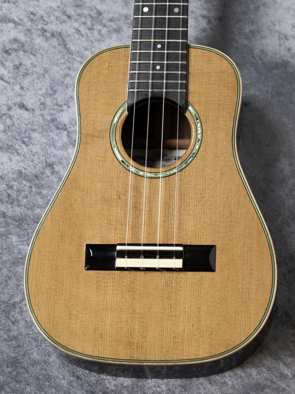 日本の伝統とヨーロッパの技術を高いレベルで融合させた実力派。 1947年茨城県日立市生まれ。 1965年ギター製作の道へ進む。 1969年独立して所沢市に工房を構える。 いわゆるクラシックギター定番の組み合わせで木材を使用。 明るくスッと抜けるようなサウンドキャラクター。 ドレッドノートシェイプのギターを小さくしたようなベーシックなデザイン。 クラシックギターのような安定度の高いウクレレを探している方にはドンズバでは無いでしょうか。 可能な限りクリーニングを行いましたが 小さな打痕(2mm程度)が数カ所見られます。 ローズウッドならではの硬質な美しさをスプルースがしっかり届かせてくれています。 もっともっと弾いて育つ感触もありますので、いっぱい弾いて欲しいです。 -Specification- Body Top : Solid Spruce Body Back & Sides : Solid Rosewood Neck : Mahogany Finish : Gloss Case : Semi Hard Case クロサワ楽器店はKAMAKA UKULELEの日本総代理店です。 お客様に末永くご愛用頂けますよう、ご購入後の調整、 万一のトラブルなどにも全力でサポートさせて頂きますのでご安心下さいませ。 Low Gへの張り替え、ピックアップの取付なども対応しております。 お気軽にお申し付け下さいませ。 中古6ヶ月保証、セミハードケース付属。 -------------------------------------------------------------------------------------------------------------------------- 撮影機材の性能や、お使いの画面環境によって実物と色味が異なって映ることがございます。 予めご了承をお願い致します。 楽器の詳細はお気軽にお問合せ下さい、全国通信販売も承っております。 当店はリペアマン常駐の店舗です。 弦高など無料で調整してから発送することも可能です。 また、アフターサービスやメンテナンス等、行き届いたサービスをお約束します。　 【買取・委託】 買取・下取りお待ちしております！ ご不要になった楽器がございましたら、高価買取致します！ また、委託品もお預かりも可能でございます。 お気軽にお問い合わせ下さいませ！ 【リニューアル】 お茶の水駅前店のアコースティックギター＆ウクレレフロアが新しくオープン！ JR御茶ノ水駅から徒歩30秒！ Kamaka & Martin Ukulele 日本総代理店ならではの在庫量！！ 綺麗なお店でお待ちしております♪ クロサワ楽器 お茶の水駅前店アコースティック＆ウクレレ館 東京都千代田区神田駿河台2-4-1 TEL 03-3293-5626
