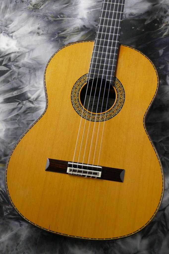 ≪ショッピングクレジット無金利＆超低金利キャンペーン実施中！！！≫ 48回払いまで金利0％！！！54回 〜120回までの超低金利プランもご用意！！！ ★対象商品限定 ※一部対象外がございます。詳細はお問い合わせください。 【Juan Hernandez】 スペイン、ヴァレンシアの製作家「ホアン・エルナンデス」は、 少量生産でクオリティーの高いギターを5人の職人と共に製作しており、 その確かな腕は音色の良さ、造りの丁寧さに表れております。 1948年ヴァレンシア生まれの氏は15歳の時にギター工房「エステベ」にて製作技術を学び、後に独立。 ユーザーのニーズに対応し、完成度の高いカスタムオーダー品など細部まで拘り抜いた楽器を製作、 優れた工房を経営し現在に至っています。 【CONCIERTO】 ヘッドの形やバインディングが美しく、材料・音量・音色ともハイグレードなモデル。 力強い鳴りとバランスの良さが特徴的で、コンサートギターにもお使いいただけます。 【仕様】 トップ：杉(シダー) サイド・バック：ローズウッド ナット幅：50.0mm スケール：650mm セミハードケース付き ------------------------------------------------------------------------------------------------ クロサワ楽器 お茶の水駅前店アコースティック館 2階クラシックコーナー 東京都千代田区神田駿河台2-4-1 TEL 03-3293-5626 【お茶の水駅前店 アコースティック館】 JR御茶ノ水駅から徒歩30秒！ 1階から2階までアコースティックギターを沢山展示しております。 湿度・気温の管理が徹底された綺麗なお店でお待ちしております♪ 専門スタッフからのアドバイスも充実しており 入門者からプロまでどなたも安心してご購入頂けます。 【アフターサービス】 当店はリペアマン常駐の店舗です。 弦高など無料で調整してから発送することも可能です。 アフターサービスやメンテナンス等、 行き届いたサービスをお約束します。 【買取・下取・委託】 買取・下取りお待ちしております！ ご不要になった楽器がございましたら、高価買取致します！ また、委託品もお預かりも可能でございます。 お気軽にお問い合わせ下さいませ！