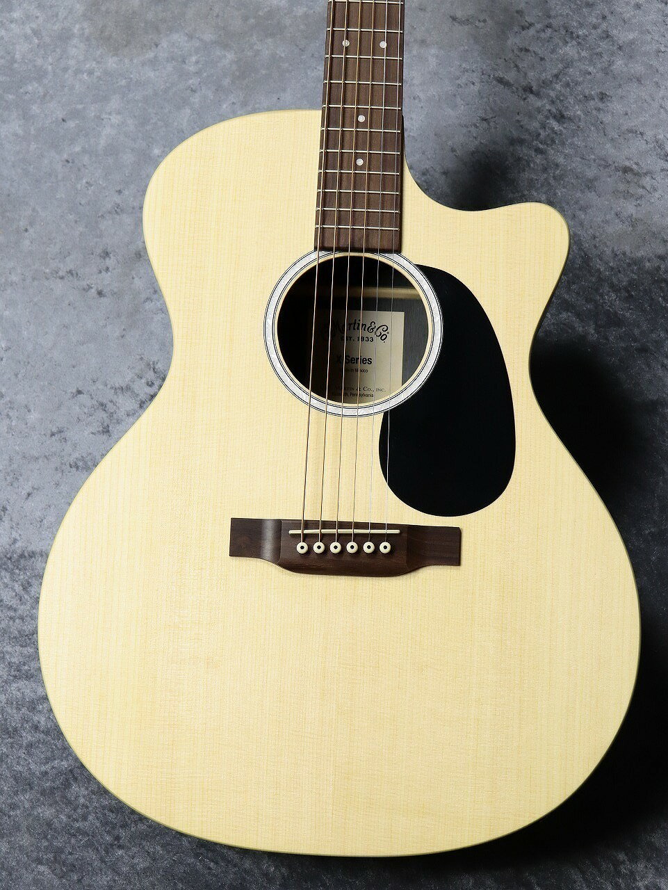 ≪ショッピングクレジット無金利＆超低金利キャンペーン実施中！！≫ 期間限定で対象商品は最大48回払いまで金利0％ （54回 1％、60回 2％ 、84回 5％ ） ※一部対象外がございます。詳細はお問い合わせください。 ------------------------------------------------------------------------------------------------------------------------- 【GPCX2E Cocobolo】 人気のMartinエントリーモデル 低価格ながらもMartinらしい煌びやかでふくよかな音色は健在！ 指板はブラックリッチライト人工樹脂から、カタロックス木材に変わり ネックも見た目、質感共により自然な木材に変わりグレードアップ！ サイドバックの色柄のバリエーションも豊富になり、お客様だけのお気に入りの1本をお選びください！ 更にピックアップを搭載しており、ライブ等でも即戦力となります！ 【音色】 抱えやすいサイズながらも、ふくよかな鳴りが楽しめる1本！ ストロークしっかりかき鳴らすスタイルにも、指弾きにもぴったりのモデルです！！ 更にカッタウェイ付きで、ハイポジョンの演奏もストレスなく弾いて頂けます。 同価格帯としては抜きみ出た入門アコースティックに仕上り！ 是非、この機会をお見逃しなく！！ 【仕様】 ・トップ板：スプルース単板 ・サイド＆バック板：HPL（ココボロ柄） ・ブリッジ＆指板：カタロックス ・スケール：645.2mm ・ナット幅：44.5mm ・ピックアップ：Martin E-1（ピエゾピックアップ、チューナー搭載） ギグケース付属 ※掲載写真の個体はサンプル品のため、木目や色合いピックガードの色味（べっ甲柄又はブラック）は お届けする楽器とは異なる場合がございます。予めご了承くださいませ。 ※撮影機材の性能や、お使いの画面環境によって実物と色味が異なって映ることがございます。 【Martin専任スタッフ在籍店舗】 当店はMartinギター専任スタッフが在籍！ ご購入からアフターケアまで、丁寧にサポート致します。 ご購入前にお好みの弦高の高さが御座いましたら、 無料で調整致します。お気軽にお申し付け下さい。 ご購入後も、保証期間内であれば無料で点検、調整致します！ ------------------------------------------------------------------------------------------------ クロサワ楽器 お茶の水駅前店アコースティック館 東京都千代田区神田駿河台2-4-1 TEL 03-3293-5626 【お茶の水駅前店 アコースティック館】 JR御茶ノ水駅、御茶ノ水橋口改札から徒歩30秒！ 1階から2階までアコースティックギターを沢山展示しております。 湿度・気温の管理が徹底された綺麗なお店でお待ちしております♪ 専門スタッフからのアドバイスも充実しており 入門者からプロまでどなたも安心してご購入頂けます。 【アフターサービス】 当店はリペアマン常駐の店舗です。 弦高など無料で調整してから発送することも可能です。 アフターサービスやメンテナンス等、行き届いたサービスをお約束します。 【買取・下取・委託】 楽器買い取り＆下取強化中！ 特にMartin・Gibson高価買取いたします！！ また、委託品もお預かりも可能でございます。 お気軽にお問い合わせ下さいませ。 【詐欺サイト】 日頃よりクロサワ楽器店をご愛顧頂きありがとうございます。 頃来、クロサワ楽器店の運営するウェブサイトから 弊社の会社名・店舗名等の情報や画像を無断で使用・掲載している 「偽」の通信販売サイトの存在を確認しております。 こうした偽サイトにクロサワ楽器店の表記があっても、 弊社とは一切関係がございません。 弊社としましても対策措置を講じておりますが、 通信販売にて弊社をご利用頂く際には、下記に掲載いたします内容をご確認頂き、 十分ご注意賜りますようお願い申し上げます。