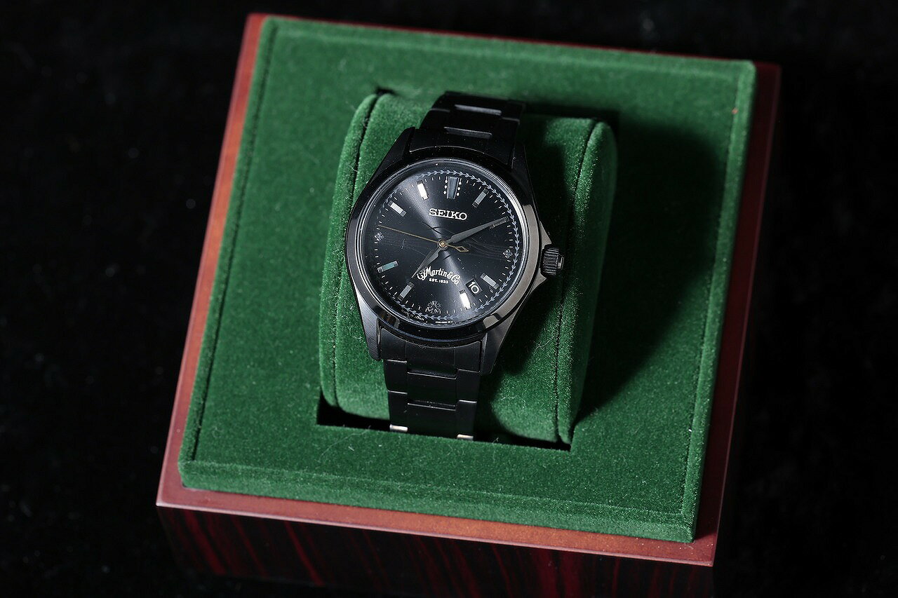 【MARTINCLUB JAPAN 35th Anniversary 1989 ? 2024】 MARTIN × SEIKO MARTIN GUITAR Watch - Japan Limited 黒澤楽器店が1989年にマーティン・ギター日本総代理店となってから、2024年1月で35年。 これを記念して、日本とアメリカのクラフトマンシップに敬意を表し、 創業140年を超えるジャパンブランドのSEIKOによる、マーティンとのダブルネームの腕時計を企画。 始まった場所やタイミングは異なっても、創業者がものづくりに費やした熱量はもちろん、 それを受け継ぐ人々が託した1分1秒の密度に違いはない。 そんな思いを込めた特別な限定350本が、いよいよ発売の時を迎える。 【仕様】 MARTIN GUITAR Watch 駆動方式：メカニカル 自動巻（手巻つき）/キャリバー：4R35 持続時間：最大巻上時約41時間持続 ケースサイズ：縦：48mm×横：40mm×厚さ：11.3mm ケース材質：ステンレススチール（ブラック硬質コーティング） ガラス材質：ハードレックス 裏ぶた：ステンレススチール+ハードレックス（シースルーバック） シリアルナンバー付き 機能：カレンダー（日付） バンド調整範囲：約200mm〜155mm バンド特徴 ：らくらくアジャストバンド（お客様ご自身でバンド調整可能な構造） 防水：日常生活用強化防水（10気圧） 耐磁 ：あり 精度 ：平均日差+45秒〜-35秒　 原産国：MADE IN JAPAN 保証期間：ご購入日から3年間 販売元 ：黒澤楽器店 ※画像はサンプルとなります。 ※シリアルナンバーの選択は致し兼ねます。 -------------------------------------------------------------------------------------------- クロサワ楽器 お茶の水駅前店アコースティック館 東京都千代田区神田駿河台2-4-1 TEL 03-3293-5626 【お茶の水駅前店 アコースティック館】 JR御茶ノ水駅、御茶ノ水橋口改札から徒歩30秒！ 1階から2階までアコースティックギターを沢山展示しております。 湿度・気温の管理が徹底された綺麗なお店でお待ちしております♪ 専門スタッフからのアドバイスも充実しており 入門者からプロまでどなたも安心してご購入頂けます。 【詐欺サイト】 日頃よりクロサワ楽器店をご愛顧頂きありがとうございます。 頃来、クロサワ楽器店の運営するウェブサイトから 弊社の会社名・店舗名等の情報や画像を無断で使用・掲載している 「偽」の通信販売サイトの存在を確認しております。 こうした偽サイトにクロサワ楽器店の表記があっても、 弊社とは一切関係がございません。 弊社としましても対策措置を講じておりますが、 通信販売にて弊社をご利用頂く際には、下記に掲載いたします内容をご確認頂き、 十分ご注意賜りますようお願い申し上げます。