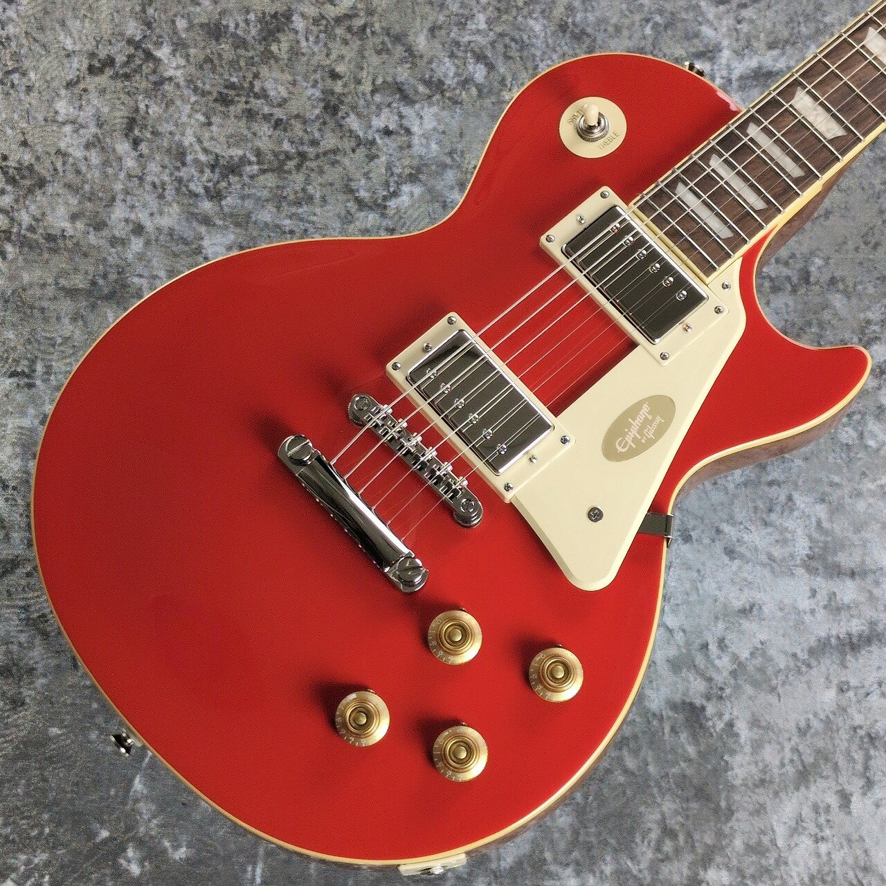 エレキギター永遠のスタンダードの1つ。 Les Paul Standardが本家直系Epiphoneより入荷いたしました。 ファット＆メロウなサウンドは王道ロックからブルージーなプレイ、 そして艶のあるクリーンまで幅広く対応可能です。 以下公式サイトより A 50s Classic, Reborn エピフォン・レスポール・スタンダード 50s は、エピフォン“Inspired by Gibson”コレクションを代表する1本です。1950年代製のレスポールのフィーリングとトーンが見事なまでに再現されています。 エピフォンとレス・ポール氏（偉大なギタリスト〜ミュージシャンであり発明家！！）の長い友情関係は1940年にまで遡ります。若きレス・ポール氏は、当時マンハッタンにあったエピフォン工房で夜な夜な試作を重ね、世界初のソリッドボディ・エレクトリックギターのひとつと言われる"the Log"を作り上げました。そして"the Log”での成果が後々、今日も多くのギタープレイヤーにとって最上のエレクトリックギターとして垂涎の的である、レスポール・モデルの開発・誕生へと反映されていったのです。 ボディ・トップにはメイプルが貼られ、1959ラウンド・ミディアム・Cシェイプのネックにはバインディングが巻かれロング・ネック・テノン方式でボディにジョイントされています。ローレル指板にはクラシカルなディッシュ・インレイが施され、22フレット仕様のミディアム・ジャンボ・フレットを採用。カラマズー・ヘッドストックにはヴィンテージ・デラックス・チューナーを搭載し、電装系には定評ある2基のProbucker?ハムバッカー・ピックアップ、ダイヤル・ポインタ付きのゴールド・トップハット・ノブを採用。Graph Tech?ナット、CTSポット、往時の製法に則った配線など、拘りの仕様群により魅力が一層高められています。Epiphoneプレミアム・ギグバッグが付属となります。 BODY Body Style : Les Paul Body Shape : Les Paul Body Material : Okoume (Gaboon Mahogany) or Sapelli (Sapelli Mahogany) Top : Plain Maple Cap Binding : Single Ply Cream; Top and Fretboard Body Finish : Gloss NECK Profile : 1959 Rounded Medium C Scale Length : 628.65 mm / 24.75 in Fingerboard Material : Laurel Fingerboard Radius : 304.8 mm / 12 in Neck Material : Mahogany Fret Count : 22 Frets : Medium Jumbo Nut Material : Graph Tech Nut Width : 43.0 mm / 1.692 in Inlays : Pearloid Trapezoid Joint : Glued In, Set Neck; Long Tenon HARDWARE Finish : Nickel Bridge : Epiphone LockTone Tune-O-Matic Tailpiece : Epiphone LockTone Stop Bar Tuning Machines : Epiphone Vintage Deluxe Pickguard : Cream Truss Rod : Dual Action Truss Rod Cover : 2-ply Black Bell; "Standard" Control Knobs : Gold Top Hat with Dial Pointer Switch Tip : Cream Switch washer : Cream with Gold Text Jack Plate Cover : Cream Plastic Square Control Covers : Black Strap Buttons : 2 - Bottom and Upper Bout Mounting Rings : Cream Pickup Covers : Nickel ELECTRONICS Neck Pickup : Epiphone Probucker 1 Bridge Pickup : Epiphone Probucker 2 Controls : 2 Volume, 2 Tone; CTS Potentiometers and 50s Wiring Pickup Selector : 3-way Toggle Output Jack : 1/4" Strings Gauge : .010, .013, .017, .026, .036, .046 Case : Premium Gig Bag ※撮影機材の性能や、お使いの画面環境によって実物と色味が異なって映ることがございます。 予めご了承をお願いいたします。 【選べる豊富な決済方法】 クレジットカード決済/銀行振込/代引き/ショッピングクレジット --------------- 【ショッピングクレジット無金利＆超低金利キャンペーン】 48回払いまで金利手数料0%!!　 [ 54回 1%／60回 2% ／84回 5% ] ※各種分割払い(クレジットカード、ショッピングクレジット)ご利用いただけます。 詳しくはお電話もしくはメールにてお気軽にお問合せくださいませ。 --------------- 【買取・下取り、試奏、ご購入を検討の方】 (株)黒澤楽器店 お茶の水駅前店新館1F 東京都千代田区神田駿河台2-2-2 TEL：03-3293-5625 MAIL：eki@kurosawagakki.com 営業時間:11:00〜20:00(年中無休)