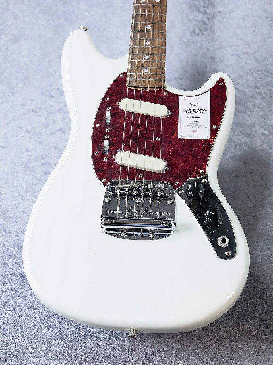 ≪ショッピングクレジット無金利&超低金利キャンペーン実施中!!!≫ 48回払いまで金利0%　[ 54回 2%/60回 2.8%/72回 5.8% /84回 7.6% ] ★対象商品限定 ※一部対象外がございます。詳細はお問い合わせください。 ------------------------------------------------------------------- フェンダーの伝統的な楽器製作の美学と日本の洗練されたクラフトマンシップを融合することで導き出されたMade In Japan Traditional Series！ 1964年より入門向けのモデルとして生産が開始されたムスタング。 入門向けのモデルはムスタングが生産される以前よりデュオソニック等ありましたが、 新開発のトレモロユニットを搭載した上位機種として誕生しました。 一時生産は終了してしまうものの、 1980年代後期にフェンダージャパンより復刻モデルが誕生し、 現在に至るまでも”ショートスケール”の代表ギターとして人気を誇るモデルとなっております。 位相の切り替えが可能な3wayのスライドスイッチがフロント、リア両ピックアップに配線されており、 ムスタング最大の特徴とも言えるミックスサウンド時にフロント、リアの位相を反転させて打ち消しあうフェイズアウトサウンドを奏でる事が出来ます。 低音がすっきりし、ストラトキャスターのハーフトーンに近いサウンドとなっており、 他のギターに出力する事が出来ないムスタングならではのトーンとなっております。 また、ショートスケール仕様となっており、 弦を抑える際の指への負荷が軽減される傾向にある為、 バッキングにおいての演奏性は非常に素晴らしいものではないのでしょうか。 これからギターを始める方は勿論、高品質なムスタングをお探しの方等様々な場面でニーズに応えてくれるムスタングを是非お試し下さいませ。 〜以下、メーカーサイトより〜 フェンダーの伝統的な楽器製作の美学と日本の洗練されたクラフトマンシップを融合することで導き出されたMade in Japan Traditionalシリーズ。 フェンダーの正統なDNAが、確かなMade in Japanクオリティで蘇ります。 Made in Japan Traditional 60s Mustangはグロスフィニッシュのバスウッドボディを採用。 22本のヴィンテージスタイルフレットを装備した9.5インチラジアスの”U” シェイプメイプルネックがTraditionalシリーズならではのクラシカルな演奏製を提供します。 ダイナミックヴィブラートテイルピース付きのフローティングブリッジ、そしてTraditionalシリーズのために選定されたオリジナルピックアップはリアルで音楽的なヴィンテージトーンを奏でます。 堅実なギタークラフトマンシップと、プレイヤーのニーズに柔軟に対応する答えが、本シリーズに反映されています。 付属品：メーカー保証書、ギグバッグ -SPEC- Body Material：Basswood Body Finish：Gloss Polyester Body Shape：Mustang? Neck Material：Maple Neck Finish：Gloss Urethane Neck Shape："U" Shape Scale Length：24" (610 mm) Fingerboard Material：Rosewood Fingerboard Radius：9.5" (241 mm) Number of Frets：22 Fret Size：Vintage Nut Material：Bone Nut Width：1.578" (40 mm) Position Inlays：White Dot Bridge Pickup：Single-Coil Mustang? Neck Pickup：Single-Coil Mustang? Controls：Master Volume, Master Tone Switching：2-On/Off Slide Switches, One for Each Pickup Configuration：SS Bridge：Floating Bridge with Dynamic Vibrato Tailpiece Hardware Finish：Chrome Tuning Machines：Vintage-Style with Aged White Plastic Buttons Pickguard：3-Ply Aged White Pearl Control Knobs：Black Plastic Neck Plate：4-Bolt ♪♪♪♪♪♪♪♪♪♪♪♪♪♪♪♪♪♪♪♪♪♪♪♪♪♪♪♪♪♪♪♪ 全国通信販売も承ります。 楽器の詳細及び通信販売の手続き方法は、 お電話かe-mailにてお問い合わせ下さい。 (株)黒澤楽器店 お茶の水駅前店新館1F 東京都千代田区神田駿河台2-2-2 TEL 03-3292-7148 eki@kurosawagakki.com