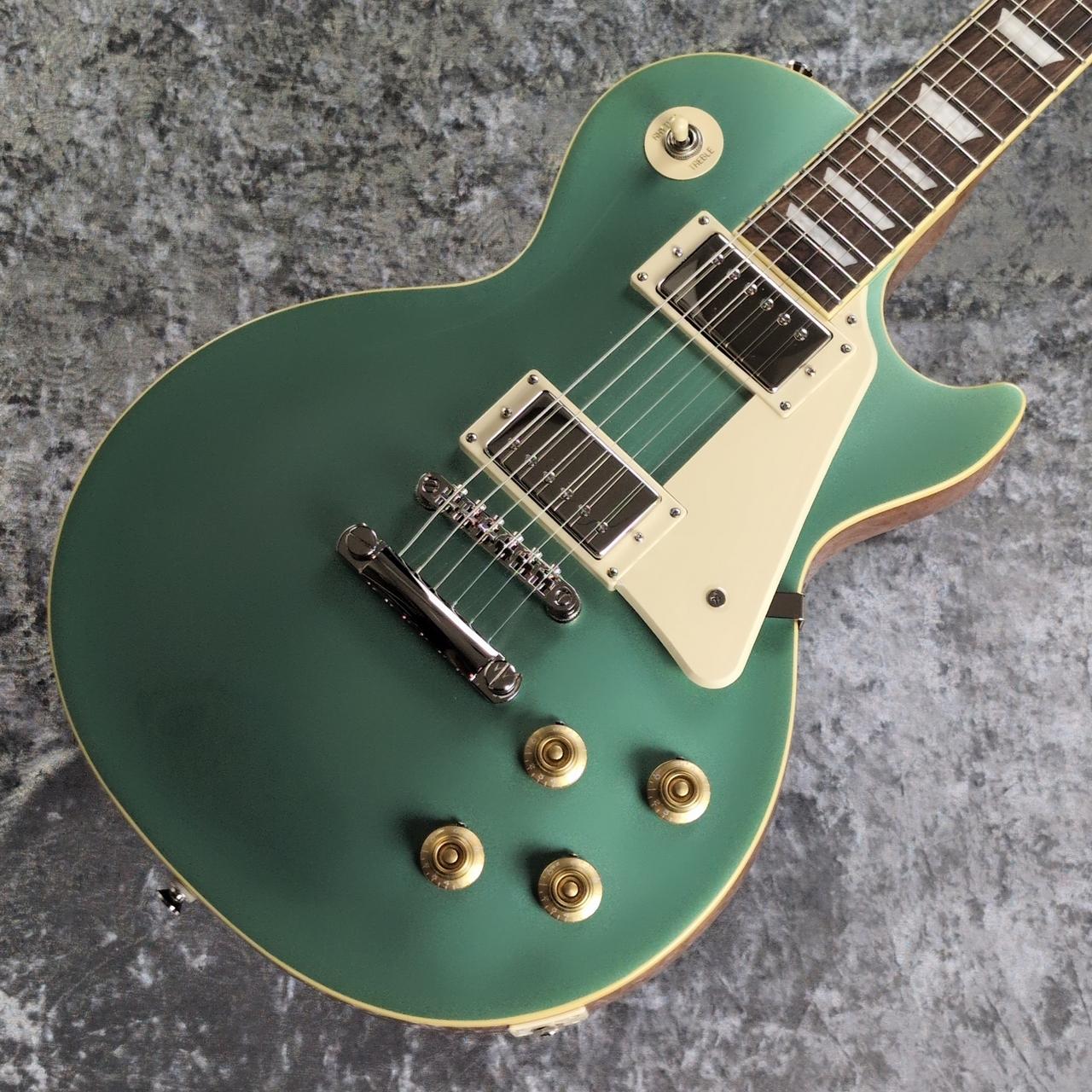 エレキギター永遠のスタンダードの1つ。 Les Paul Standardが本家直系Epiphoneより入荷いたしました。 ファット＆メロウなサウンドは王道ロックからブルージーなプレイ、 そして艶のあるクリーンまで幅広く対応可能です。 以下公式サイトより A 50s Classic, Reborn エピフォン・レスポール・スタンダード 50s は、エピフォン“Inspired by Gibson”コレクションを代表する1本です。1950年代製のレスポールのフィーリングとトーンが見事なまでに再現されています。 エピフォンとレス・ポール氏（偉大なギタリスト〜ミュージシャンであり発明家！！）の長い友情関係は1940年にまで遡ります。若きレス・ポール氏は、当時マンハッタンにあったエピフォン工房で夜な夜な試作を重ね、世界初のソリッドボディ・エレクトリックギターのひとつと言われる"the Log"を作り上げました。そして"the Log”での成果が後々、今日も多くのギタープレイヤーにとって最上のエレクトリックギターとして垂涎の的である、レスポール・モデルの開発・誕生へと反映されていったのです。 ボディ・トップにはメイプルが貼られ、1959ラウンド・ミディアム・Cシェイプのネックにはバインディングが巻かれロング・ネック・テノン方式でボディにジョイントされています。ローレル指板にはクラシカルなディッシュ・インレイが施され、22フレット仕様のミディアム・ジャンボ・フレットを採用。カラマズー・ヘッドストックにはヴィンテージ・デラックス・チューナーを搭載し、電装系には定評ある2基のProbucker?ハムバッカー・ピックアップ、ダイヤル・ポインタ付きのゴールド・トップハット・ノブを採用。Graph Tech?ナット、CTSポット、往時の製法に則った配線など、拘りの仕様群により魅力が一層高められています。Epiphoneプレミアム・ギグバッグが付属となります。 BODY Body Style : Les Paul Body Shape : Les Paul Body Material : Okoume (Gaboon Mahogany) or Sapelli (Sapelli Mahogany) Top : Plain Maple Cap Binding : Single Ply Cream; Top and Fretboard Body Finish : Gloss NECK Profile : 1959 Rounded Medium C Scale Length : 628.65 mm / 24.75 in Fingerboard Material : Laurel Fingerboard Radius : 304.8 mm / 12 in Neck Material : Mahogany Fret Count : 22 Frets : Medium Jumbo Nut Material : Graph Tech Nut Width : 43.0 mm / 1.692 in Inlays : Pearloid Trapezoid Joint : Glued In, Set Neck; Long Tenon HARDWARE Finish : Nickel Bridge : Epiphone LockTone Tune-O-Matic Tailpiece : Epiphone LockTone Stop Bar Tuning Machines : Epiphone Vintage Deluxe Pickguard : Cream Truss Rod : Dual Action Truss Rod Cover : 2-ply Black Bell; "Standard" Control Knobs : Gold Top Hat with Dial Pointer Switch Tip : Cream Switch washer : Cream with Gold Text Jack Plate Cover : Cream Plastic Square Control Covers : Black Strap Buttons : 2 - Bottom and Upper Bout Mounting Rings : Cream Pickup Covers : Nickel ELECTRONICS Neck Pickup : Epiphone Probucker 1 Bridge Pickup : Epiphone Probucker 2 Controls : 2 Volume, 2 Tone; CTS Potentiometers and 50s Wiring Pickup Selector : 3-way Toggle Output Jack : 1/4" Strings Gauge : .010, .013, .017, .026, .036, .046 Case : Premium Gig Bag ※撮影機材の性能や、お使いの画面環境によって実物と色味が異なって映ることがございます。 予めご了承をお願いいたします。 【選べる豊富な決済方法】 クレジットカード決済/銀行振込/代引き/ショッピングクレジット --------------- 【ショッピングクレジット無金利＆超低金利キャンペーン】 48回払いまで金利手数料0%!!　 [ 54回 1%／60回 2% ／84回 5% ] ※各種分割払い(クレジットカード、ショッピングクレジット)ご利用いただけます。 詳しくはお電話もしくはメールにてお気軽にお問合せくださいませ。 --------------- 【買取・下取り、試奏、ご購入を検討の方】 (株)黒澤楽器店 お茶の水駅前店新館1F 東京都千代田区神田駿河台2-2-2 TEL：03-3293-5625 MAIL：eki@kurosawagakki.com 営業時間:11:00〜20:00(年中無休)
