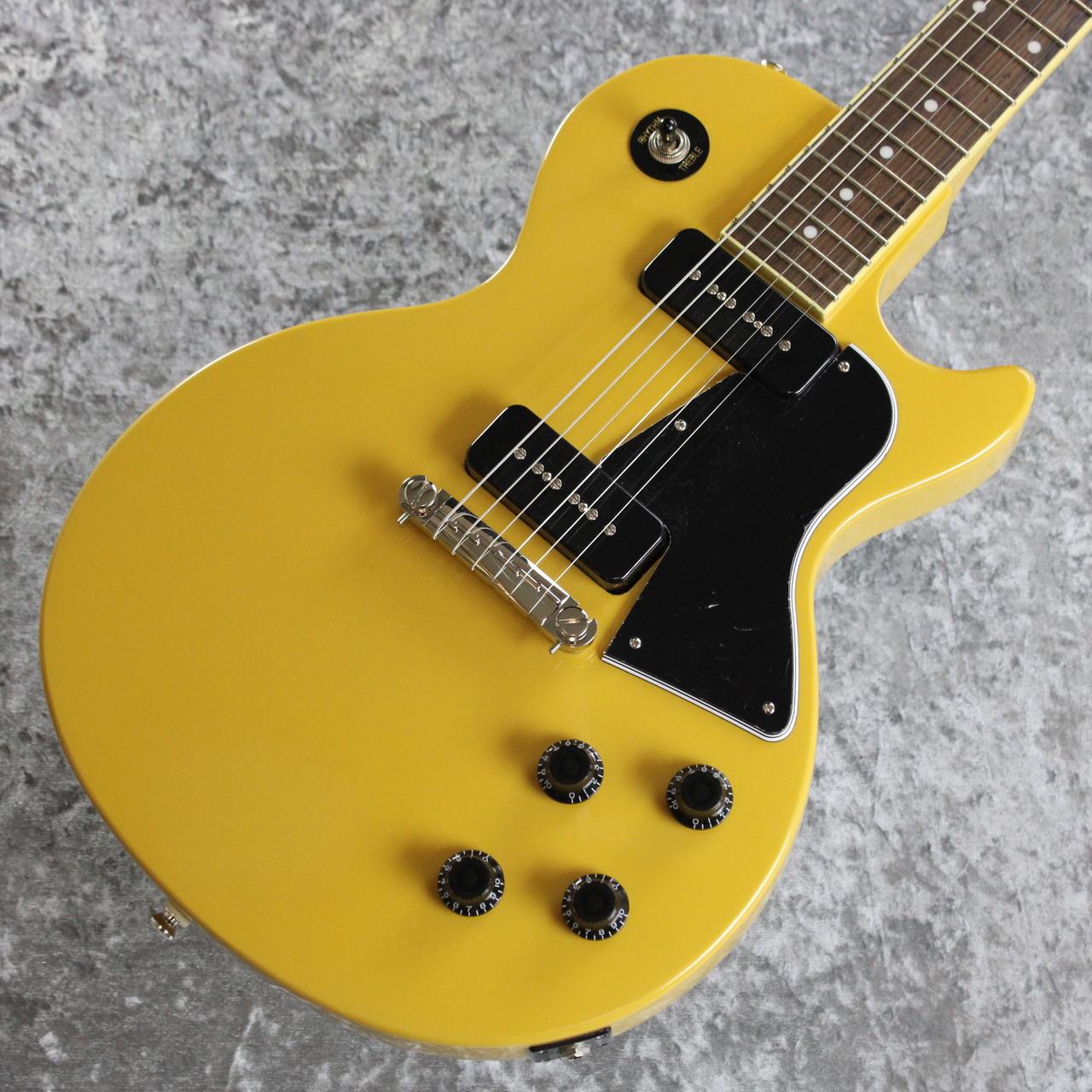 Gibsonとともにリニューアルして話題となっているEpiphone Original Collectionより、 無骨にP-90＋バーテイルピースを搭載したスペシャルがついに入荷しました！ ブリティッシュロックを中心に様々なロックプレイヤーが使用してきたSGですが、 元々はレスポールモデルのスチューデントモデルとして登場し、ジャズ〜ブルースでの使用が想定されたギターでした。 スタンダードの廉価モデルとしてリリースされたスペシャルは、テイルピースに弦をかけるラップアラウンド仕様です。 クリーンでは強く煌びやかに、ドライヴではゲイン感と原音感のバランスがいい、シャープ且つ勢いのあるサウンドを演出してくれます。 レスポールをベースに、プレイヤーが扱いやすくリーズナブルなモデルを目指したスペシャルは、 比較的軽量なボディやフラットトップボディを採用。スタンダードでは成しえなかったコストパフォーマンスと演奏性や取り回しの良さを実現しました。 Body Shape　:　Les Paul Special Body Material　:　Mahogany Binding　:　Cream Finish　:　Gloss Neck Material　:　Mahogany Profile　:　60s SlimTaper? C Scale Length　:　24.75" / 628.65mm Fingerboard Material　:　Indian Laurel Fingerboard Radius　:　12" Number Of Frets　:　22 Frets　:　Medium Jumbo Nut Material　:　Graph Tech NuBone? Nut Width　　:　1.69" / 43mm Inlays　:　Pearloid Trapezoid Joint　:　Glued in; Set Neck Head Stock : 60s kalamazoo Hardware Finish　:　Nickel Tuner Plating　:　Nickel Bridge　:　Lightning Bolt Wrap Around Combo Tuning Machines　:　Epiphone Deluxe with Ivory buttons TrussRod　:　Adjustable Truss Rod Cover　:　"Bell Shaped"; 2-layer (Black/White); 60s era E Control Knobs　:　Gold insert knobs with nickel plated dial pointers Switch Tip　:　White Electronics Neck Pickup　:　Epiphone P-90 Bridge Pickup　:　Epiphone P-90 Controls　:　2 - Volume, 2 - Tone, Three Way Pickup Selector Pickup Selector　:　3-way Epiphone toggle Output Jack　:　1/4" Miscellaneous Strings　:　.10, .13, .17, .26, .36, .46 ※撮影機材の性能や、お使いの画面環境によって実物と色味が異なって映ることがございます。 予めご了承をお願いいたします。 【選べる豊富な決済方法】 クレジットカード決済/銀行振込/代引き/ショッピングクレジット --------------- 【ショッピングクレジット無金利＆超低金利キャンペーン】 48回払いまで金利手数料0%!!　 [ 54回 1%／60回 2% ／84回 5% ] ※各種分割払い(クレジットカード、ショッピングクレジット)ご利用いただけます。 詳しくはお電話もしくはメールにてお気軽にお問合せくださいませ。 --------------- 【買取・下取り、試奏、ご購入を検討の方】 (株)黒澤楽器店 お茶の水駅前店新館1F 東京都千代田区神田駿河台2-2-2 TEL：03-3293-5625 MAIL：eki@kurosawagakki.com 営業時間:11:00〜20:00(年中無休) ---------------