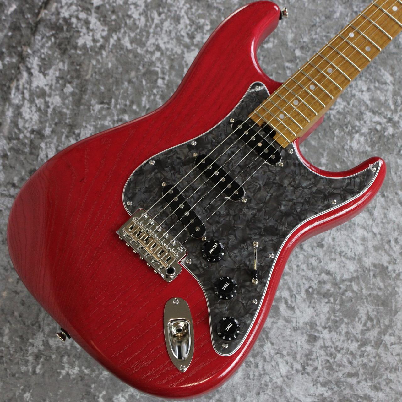 極薄ラッカー&軽量アッシュ2P&サーモメイプルを採用した担当極撰カスタムオーダーモデルが入荷いたしました。 基本に忠実なストラトタイプでありながらマテリアルと扱いやすさ両面で拘った激推しの一本です。 まず何と言っても昨今ここまで軽量なアッシュボディはなかなかございません！ 国内有力ブランドもアッシュは3Pを基本にせざるを得ない状況でありながらここまで軽量良質なアッシュボディはそれだけで魅力に感じる方も多いのではないでしょうか。 綺麗に木目も通っておりボディに関してこれ以上は望めないでしょう。 そこにネックボディともに共通の極薄ラッカー仕上げとなっております。 手で触れるとアッシュの木目の凹凸まで感じられるほど薄く仕上げられた塗装は、演奏をダイレクトに反映してくれるだけではなく長く使い込むことでくすみ、剥がれ、貫禄を増していきます。 末永くお使いいただく事でよりブラッシュアップされる魅力を持った一本です。 またピックアップにもSagoオリジナルのLxを採用。 所謂ヴィンテージスタイルのピックアップよりほんの少しパワーを増し、ローミッドの存在感をしっかり感じられるサウンドとなっております。 その中でシングルコイルらしい、煌びやかに伸びつつも柔らかく感じられる高音域は非常に扱いやすくなっております。 ネックには熱処理を行うことでヴィンテージ楽器に使われている長い時を経た木材のサウンドを引き出す、サーモウッドが採用されております。 この影響でカランとした乾いた印象ながら奥行きのある、バランスのとれたサウンドに仕上がっております。 今回1本限定の当個体。 是非ご検討くださいませ。 SPEC Body : Light Ash 2P Neck : Light Thermo Hard Maple Fingerboard : Light Thermo Maple Pick Guard : Black Pearl Scale : 648mm Hardware : Chrome Machine Head : Gotoh SD91-05M-L6 Bridge : Gotoh 510T Nut : Oil Bone Pickup : Lx Single Coil x3 Control : 1Vol , 2Tone , 5way Selecter Color : Transparent Akane Finish : Thin Lacquer Case : Gig Bag ※撮影機材の性能や、お使いの画面環境によって実物と色味が異なって映ることがございます。 予めご了承をお願いいたします。 【選べる豊富な決済方法】 クレジットカード決済/銀行振込/代引き/ショッピングクレジット --------------- 【ショッピングクレジット無金利＆超低金利キャンペーン】 48回払いまで金利手数料0%!!　 [ 54回 1%／60回 2% ／84回 5% ] ※各種分割払い(クレジットカード、ショッピングクレジット)ご利用いただけます。 詳しくはお電話もしくはメールにてお気軽にお問合せくださいませ。 --------------- 【買取・下取り、試奏、ご購入を検討の方】 (株)黒澤楽器店 お茶の水駅前店新館1F 東京都千代田区神田駿河台2-2-2 TEL：03-3293-5625 MAIL：eki@kurosawagakki.com 営業時間:11:00〜20:00(年中無休) ---------------