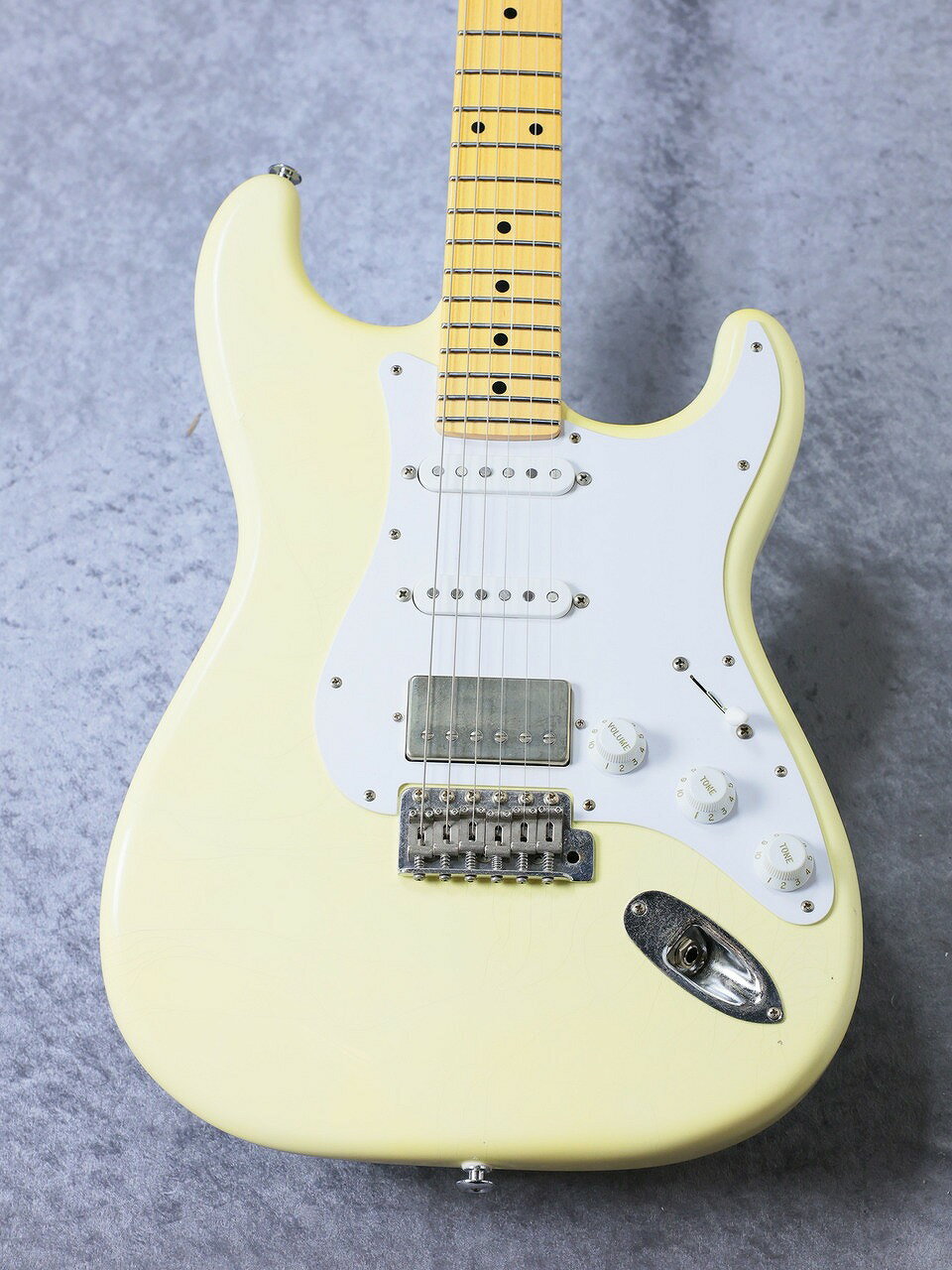 ≪ショッピングクレジット無金利&超低金利キャンペーン実施中!!!≫ 48回払いまで金利0%　[ 54回 2%/60回 2.8%/72回 5.8% /84回 7.6% ] ★対象商品限定 ※一部対象外がございます。詳細はお問い合わせください。 ---------------------------------------------------------------------------------------------------- オールラッカー仕上げのトラッドマスターシリーズが久しぶりの入荷です！ Light Agedで程よくウェザーチェックの入ったボディは、塗膜の薄いラッカー塗装で鳴りも抜群。 これから弾き込んでいく事で自分のらしさを刻んでいく事もできる、長く使っていただきたい1本です。 ---------------------------------------------------------------------------------------------------- Black Smokerより、TRAD MASTER SIGMA SSSが入荷いたしました！ 今回入荷のモデルはなかなか入荷することがなかったトラッドマスターシリーズ！ トラッドマスターシリーズはスタンダードシリーズと異なり、オールラッカー塗装仕上げでブリッジもヴィンテージスタイルとなっております！ アッシュボディ・メイプル指板の50sスタイルの組み合わせで、立ち上がりの早く切れのあるサウンドが特徴です。 細すぎず太すぎず日本人の手にマッチするCシェイプのメイプルネックは触り心地の非常に良いサテンフィニッシュとなっており、鳴り感も抜群！さらにヒールカットも施されておりますのでストレスなくハイポジションヘのアクセスが可能です！ 305Rとフラットな指板に仕上げ弦高を低くセッティングしているにもかかわらず伸びやかでサスティンのあるサウンドが、ネックや設計の正確さを如実に物語っております！ ピックアップは、Black Smokerオリジナルピックアップを搭載。 タイトかつスピード感のある中音域にやや膨らみはあるものの、バランスの整ったピックアップでギタリスト好みのトーンに仕上がっております。 クリーントーンではクリアに艶やかさを持ちつつ、ドライブさせてもしっかりと抜け感があり、かつアンサンブルにも馴染んでくれるオールラウンドなサウンド！ボディーの鳴りのニュアンスもしっかり表現してくれるピックアップです！ ある程度高めのゲインに設定していても、ボリュームを絞るとハイを残しつつ自然なゲインの調整が可能！ トーンの追従も素晴らしく細かな音作りが手元で可能です！ ネックプレートにはBlackSmokerお馴染みのチタン製プレートを 採用。錆に強くチタン製ネックプレートは鳴りに大きく影響しタイトかつ生鳴りのジャリっとした成分が増え、いわゆる"抜ける音"になっております！ Black Smokerはどのモデル・どの個体でもしっかりと鳴り、シングルコイルでも音に厚みがある事が魅力的な特徴です。 バンドアンサンブルに混じっても確かな存在感を保ちつつよく馴染み、全体がランクアップしたかのようなバンドサウンドを実現します！ トラッドマスターシリーズは通常のモデルよりも店頭に並ぶことが珍しく、非常に生産数の少ない1本です！ お求めの方はこの機会をお見逃しなく！ -Spec- Body : Alder Body Finish : All Lacquar Neck : Maple Fingerboard : Indian Rosewood Neck Finish : All Lacquer Neck Shape : C Shape Scale : 648mm / 22F Nut : Bone 42mm Fret : Medium Jumbo Radius : 305R Machineheads : GOTOH SD91 Bridge : GOTOH GE108TS-BC Pickups : Black Smoker Original Controls : 1Vol, 2Tone, 5-way Blade Body Color : Vintege White Pickguard : 1-Ply White ♪♪♪♪♪♪♪♪♪♪♪♪♪♪♪♪♪♪♪♪♪♪♪♪♪♪♪♪♪♪♪♪ 全国通信販売も承ります。 楽器の詳細及び通信販売の手続き方法は、 お電話かe-mailにてお問い合わせ下さい。 (株)黒澤楽器店 お茶の水駅前店新館1F 東京都千代田区神田駿河台2-2-2 TEL 03-3292-7148 eki@kurosawagakki.com