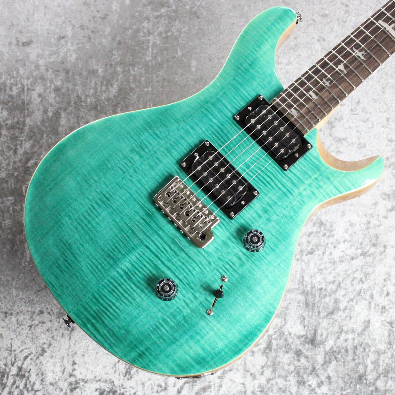 ヴィンテージギターからインスパイヤを受け、それらの融合を目指したPaul Reed Smith。 最初期からサンタナを始めとする有力アーティストから支持を受け、現在ではトップギターブランドに君臨する同社の看板モデルCustom 24がお求めやすい価格にて入荷いたしました。 SE(Student Edition)という廉価シリーズながら同モデルの特徴となるプレイアビリティの良さとサウンドバリエーションの豊富さをしっかり継承したモデルとなっております。 公式サイトより Professional Quality. Classic PRS Design. PRSとしてのサウンドクオリティを継承しつつも、手頃な価格帯でのギターを実現したSEシリーズは、2001年の登場以来、同価格帯のマーケットシェアに於ける確固たる地位を築き上げ、PRSの主力ラインナップのひとつまでに成長を遂げました。 数多くのミュージシャンから愛用されているSE Custom 24は、マホガニー・バック、メイプル・トップのボディ、Wide Thinカーブのメイプル・ネック、ローズウッド指板、バード・インレイを合わせ、PRSデザインのトレモロ・ブリッジを装備。 ボリューム、プッシュ/プル・タイプのトーン・コントロール、3ウェイ・ブレード・ピックアップ・セレクターを備えた85/15 “S”を搭載し、低音から高音まで明瞭で美しいサウンドが得られます。 SE Custom 24は、クラシカルな中にモダンさを兼ね備え、高い耐久性、多彩なトーンを兼ね備えた1本です。 PRS Patented Tremolo, Molded PRSオリジナル・デザインのトレモロ・ユニット。高いプレイヤビリティ、クリアなサウンドを実現。 PRS-Designed Tuners PRSオリジナル・デザインのチューニング・ペグ。高精度かつ安定したチューニング性能を実現。 PRS 85/15 “S” 低音域から高音域までバランスよく押し出すPRS独自設計のピックアップ。 クラシックからモダンなジャンルまで幅広いサウンドをカバー。 BODY Body Construction : Solidbody Veneer : Flame Maple Top Wood : Maple Back Wood : Mahogany Top Carve : Shallow Violin NECK Number of Frets : 24 Scale Length : 25" Neck Wood : Maple Neck Construction : Multi-Ply Truss Rod : PRS Double-Acting Neck Shape : Wide Thin Neck Depth At The Nut : 13/16" Width Of Fretboard At The Nut : 1 11/16" Width Of Fretboard At The Body : 2 1/4" Fretboard Wood : Rosewood Fretboard Radius : 10" Fretboard Inlay : Birds Headstock Logo : Signature "SE" HARDWARE Bridge : PRS Patented Tremolo, Molded Tuners : PRS Designed Tuners Hardware Type : Nickel Nut : PRS Truss Rod Cover : "Custom" ELECTRONICS Treble Pickup : 85/15 “S” Bass Pickup : 85/15 “S” Controls : Volume and Push/Pull Tone Control with 3-Way Blade Pickup Switch ADDITIONAL INFO Case : Gig Bag NECK/BODY ASSEMBLE Neck/Body Assembly Type : Set ※撮影機材の性能や、お使いの画面環境によって実物と色味が異なって映ることがございます。 予めご了承をお願いいたします。 【選べる豊富な決済方法】 クレジットカード決済/銀行振込/代引き/ショッピングクレジット --------------- 【ショッピングクレジット無金利＆超低金利キャンペーン】 48回払いまで金利手数料0%!!　 [ 54回 1%／60回 2% ／84回 5% ] ※各種分割払い(クレジットカード、ショッピングクレジット)ご利用いただけます。 詳しくはお電話もしくはメールにてお気軽にお問合せくださいませ。 --------------- 【買取・下取り、試奏、ご購入を検討の方】 (株)黒澤楽器店 お茶の水駅前店新館1F 東京都千代田区神田駿河台2-2-2 TEL：03-3293-5625 MAIL：eki@kurosawagakki.com 営業時間:11:00〜20:00(年中無休) ---------------