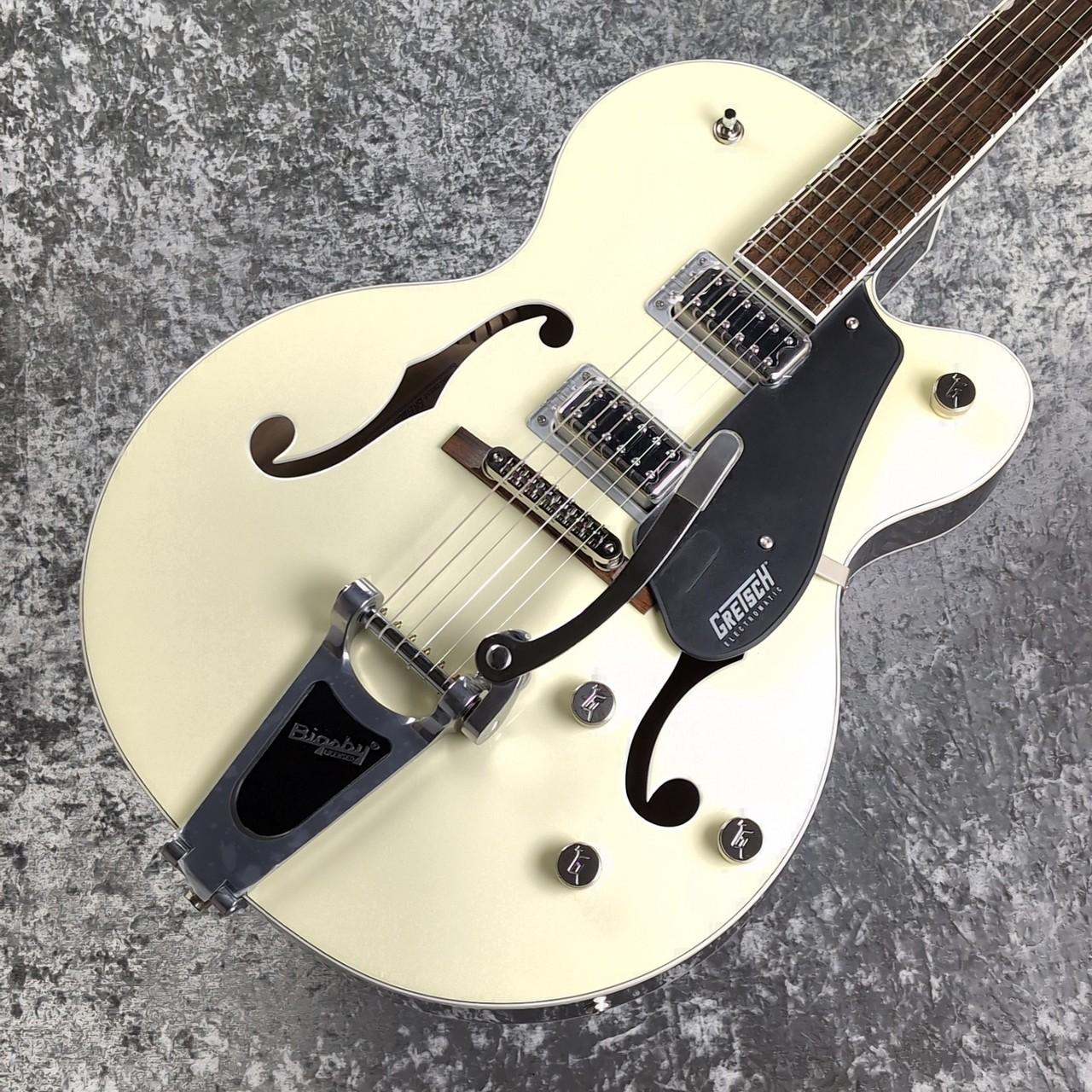 Electromatic Classic Hollow Bodyギターは、クラシックな'50年代と'60年代のグレッチギターにインスパイアされたサウンドとスタイリングを現代プレイヤー向けに再構築したモデルです。 グレッチには欠かせないホロウボディサウンド、スタイリング、そしてプレイアビリティを備えたこれらのギターは、音楽的に次のステップを求めるプレイヤーにおすすめのモデルです。 G5420T Electromatic Classic Hollow Body Single-Cut with Bigsbyは、洗練されたアーチ構造と、フィードバックを抑制するトレッスルブロックブレーシングを備えた、ヴィンテージギターにインスパイアされた外観のラミネートメイプルボディを採用しています。 ボディトップとバックの剛性と接触効率を改善するトレッスルブロックデザインにより、サウンドの明瞭度、歯切れの良さ、そしてサスティンが増強さえれており、より速いアタックが得られます。 またFT-5E Filter'Tronピックアップが、フルボディサウンドのパンチ感、クラシックな煌びやかさ、存在感、明瞭度、音の輪郭をさらに際立たせます。 12インチラジアスのローレル指板を採用した新設計の"C"シェイプメイプルネックは、快適な弾き心地で演奏性とパフォーマンスを向上させます。 コントロール部には、トレブルブリード回路付きマスターボリューム、マスタートーン、各ピックアップのボリュームコントロール、3ポジションピックアップトグルスイッチなど、多彩なアップグレードをフィーチャーしています。 その他、バインディングされたオーバーサイズFホール、マルチプライボディバインディング、小さめの50年代後期G6120バウンドヘッドストック、ヴィンテージスタイルのオープンバックチューニングマシン、Graph Tech NuBoneナット、パーロイドNeo-Classicサムネイルインレイ、固定式Adjusto-Maticブリッジ、Bigsby B60ヴィブラートテイルピースといった特徴を備えています。 Neck ヘッドストックバインディング ネック : Maple ネックフィニッシュ : Gloss ネックシェイプ : Classic "C" ネック : Set-Neck フィンガーボードラジアス : 12" (305 mm) フィンガーボードの素材 : Laurel ポジションインレイ : Pearloid Neo-Classic Thumbnail サイドドット Number of Frets : 22 ナット : Graph Tech NuBone ナット幅 : 1.6875" (42.86 mm) ナットの素材 : Graph Tech NuBone フレットサイズ : Medium Jumbo スケール : 24.6" (625 mm) ボディ ボディ : Laminated Maple ボディフィニッシュ : Gloss ボディシェイプ : Electromatic Hollow Body ボディトップ : Arched Laminated Maple ボディバインディング : White with B/W/B Purfling ボディバック : Arched Laminated Maple Body Style : Gretsch Hollow Body Guitars ボディ素材 : Laminated Maple Cutaway : Single Cutaway ブレイシング : Trestle Block ウェイスト : 9.625" (244.48 mm) Sound Hole : F-Holes, Bound Hardware ブリッジ : Adjusto-Matic with Secured Laurel Base ブリッジカバー/テイルピース : Bigsby B60 Bridge Mounting : Secured ピックガード : London Grey with White Gretsch & Electromatic Logo ピックアップカバー : Nickel コントロールノブ : G-Arrow Switch Tip : Nickel ハードウェアフィニッシュ : Nickel チューニングマシーン : Vintage-Style Open-Back ストラップボタン : Gretsch Knurled Strap Retainer Knobs Electronics ブリッジピックアップ : FT-5E Filter’Tron ネックピックアップ : FT-5E Filter’Tron ピックアップコンフィギュレーション : Filter'Tron / Filter'Tron コントロール : Volume 1. (Neck Pickup), Volume 2. (Bridge Pickup), Master Volume with Treble Bleed, Master Tone スウィッチ : 3-Position Toggle: Position 1. Bridge Pickup, Position 2. Bridge And Neck Pickups, Position 3. Neck Pickup ※撮影機材の性能や、お使いの画面環境によって実物と色味が異なって映ることがございます。 予めご了承をお願いいたします。 【選べる豊富な決済方法】 クレジットカード決済/銀行振込/代引き/ショッピングクレジット --------------- 【ショッピングクレジット無金利＆超低金利キャンペーン】 48回払いまで金利手数料0%!!　 [ 54回 1%／60回 2% ／84回 5% ] ※各種分割払い(クレジットカード、ショッピングクレジット)ご利用いただけます。 詳しくはお電話もしくはメールにてお気軽にお問合せくださいませ。 --------------- 【買取・下取り、試奏、ご購入を検討の方】 (株)黒澤楽器店 お茶の水駅前店新館1F 東京都千代田区神田駿河台2-2-2 TEL：03-3293-5625 MAIL：eki@kurosawagakki.com 営業時間:11:00〜20:00(年中無休) ---------------