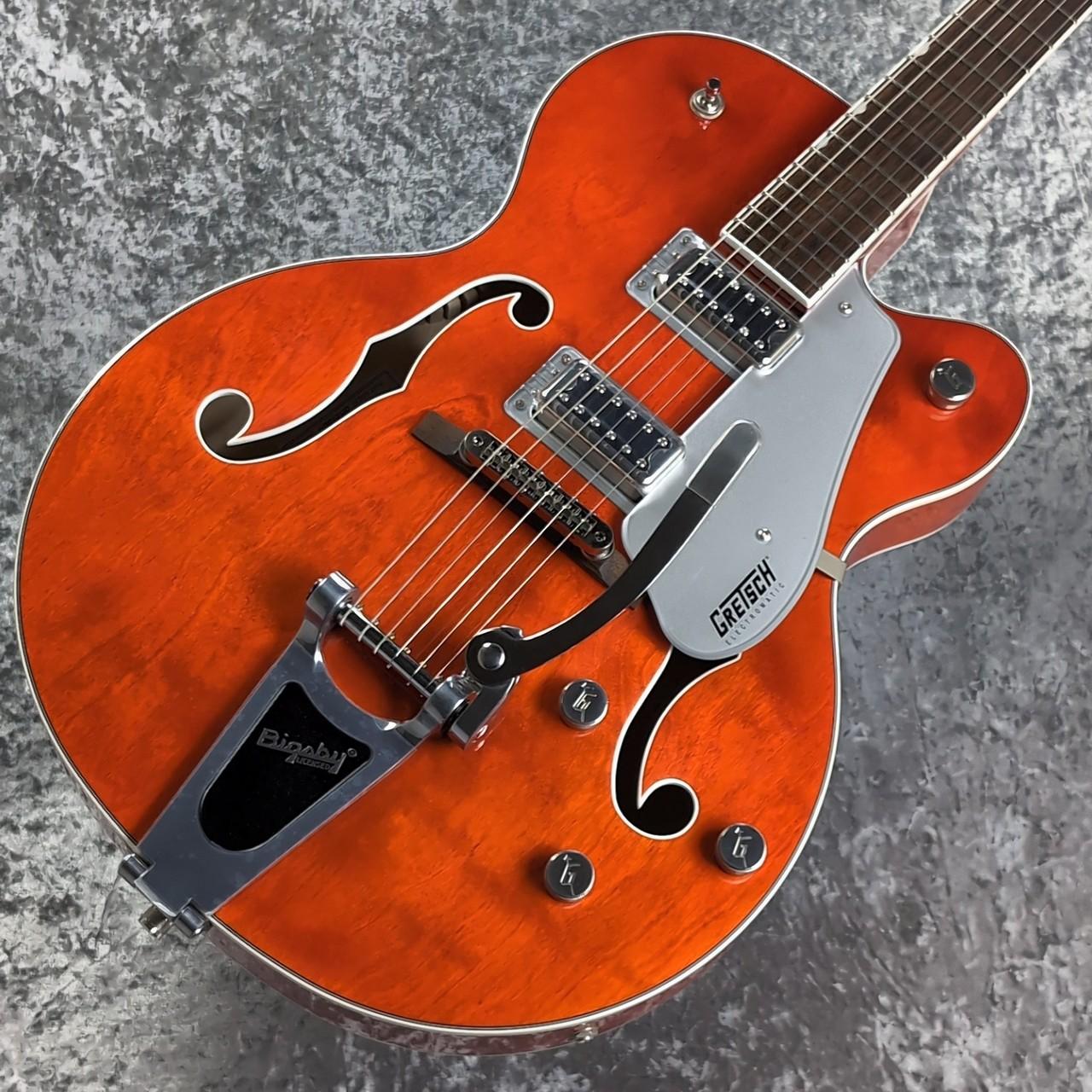 Electromatic Classic Hollow Bodyギターは、クラシックな'50年代と'60年代のグレッチギターにインスパイアされたサウンドとスタイリングを現代プレイヤー向けに再構築したモデルです。 グレッチには欠かせないホロウボディサウンド、スタイリング、そしてプレイアビリティを備えたこれらのギターは、音楽的に次のステップを求めるプレイヤーにおすすめのモデルです。 G5420T Electromatic Classic Hollow Body Single-Cut with Bigsbyは、洗練されたアーチ構造と、フィードバックを抑制するトレッスルブロックブレーシングを備えた、ヴィンテージギターにインスパイアされた外観のラミネートメイプルボディを採用しています。 ボディトップとバックの剛性と接触効率を改善するトレッスルブロックデザインにより、サウンドの明瞭度、歯切れの良さ、そしてサスティンが増強さえれており、より速いアタックが得られます。 またFT-5E Filter'Tronピックアップが、フルボディサウンドのパンチ感、クラシックな煌びやかさ、存在感、明瞭度、音の輪郭をさらに際立たせます。 12インチラジアスのローレル指板を採用した新設計の"C"シェイプメイプルネックは、快適な弾き心地で演奏性とパフォーマンスを向上させます。 コントロール部には、トレブルブリード回路付きマスターボリューム、マスタートーン、各ピックアップのボリュームコントロール、3ポジションピックアップトグルスイッチなど、多彩なアップグレードをフィーチャーしています。 その他、バインディングされたオーバーサイズFホール、マルチプライボディバインディング、小さめの50年代後期G6120バウンドヘッドストック、ヴィンテージスタイルのオープンバックチューニングマシン、Graph Tech NuBoneナット、パーロイドNeo-Classicサムネイルインレイ、固定式Adjusto-Maticブリッジ、Bigsby B60ヴィブラートテイルピースといった特徴を備えています。 Neck ヘッドストックバインディング ネック : Maple ネックフィニッシュ : Gloss ネックシェイプ : Classic "C" ネック : Set-Neck フィンガーボードラジアス : 12" (305 mm) フィンガーボードの素材 : Laurel ポジションインレイ : Pearloid Neo-Classic Thumbnail サイドドット Number of Frets : 22 ナット : Graph Tech NuBone ナット幅 : 1.6875" (42.86 mm) ナットの素材 : Graph Tech NuBone フレットサイズ : Medium Jumbo スケール : 24.6" (625 mm) ボディ ボディ : Laminated Maple ボディフィニッシュ : Gloss ボディシェイプ : Electromatic Hollow Body ボディトップ : Arched Laminated Maple ボディバインディング : White with B/W/B Purfling ボディバック : Arched Laminated Maple Body Style : Gretsch Hollow Body Guitars ボディ素材 : Laminated Maple Cutaway : Single Cutaway ブレイシング : Trestle Block ウェイスト : 9.625" (244.48 mm) Sound Hole : F-Holes, Bound Hardware ブリッジ : Adjusto-Matic with Secured Laurel Base ブリッジカバー/テイルピース : Bigsby B60 Bridge Mounting : Secured ピックガード : London Grey with White Gretsch & Electromatic Logo ピックアップカバー : Nickel コントロールノブ : G-Arrow Switch Tip : Nickel ハードウェアフィニッシュ : Nickel チューニングマシーン : Vintage-Style Open-Back ストラップボタン : Gretsch Knurled Strap Retainer Knobs Electronics ブリッジピックアップ : FT-5E Filter’Tron ネックピックアップ : FT-5E Filter’Tron ピックアップコンフィギュレーション : Filter'Tron / Filter'Tron コントロール : Volume 1. (Neck Pickup), Volume 2. (Bridge Pickup), Master Volume with Treble Bleed, Master Tone スウィッチ : 3-Position Toggle: Position 1. Bridge Pickup, Position 2. Bridge And Neck Pickups, Position 3. Neck Pickup ※撮影機材の性能や、お使いの画面環境によって実物と色味が異なって映ることがございます。 予めご了承をお願いいたします。 【選べる豊富な決済方法】 クレジットカード決済/銀行振込/代引き/ショッピングクレジット --------------- 【ショッピングクレジット無金利＆超低金利キャンペーン】 48回払いまで金利手数料0%!!　 [ 54回 1%／60回 2% ／84回 5% ] ※各種分割払い(クレジットカード、ショッピングクレジット)ご利用いただけます。 詳しくはお電話もしくはメールにてお気軽にお問合せくださいませ。 --------------- 【買取・下取り、試奏、ご購入を検討の方】 (株)黒澤楽器店 お茶の水駅前店新館1F 東京都千代田区神田駿河台2-2-2 TEL：03-3293-5625 MAIL：eki@kurosawagakki.com 営業時間:11:00〜20:00(年中無休) ---------------