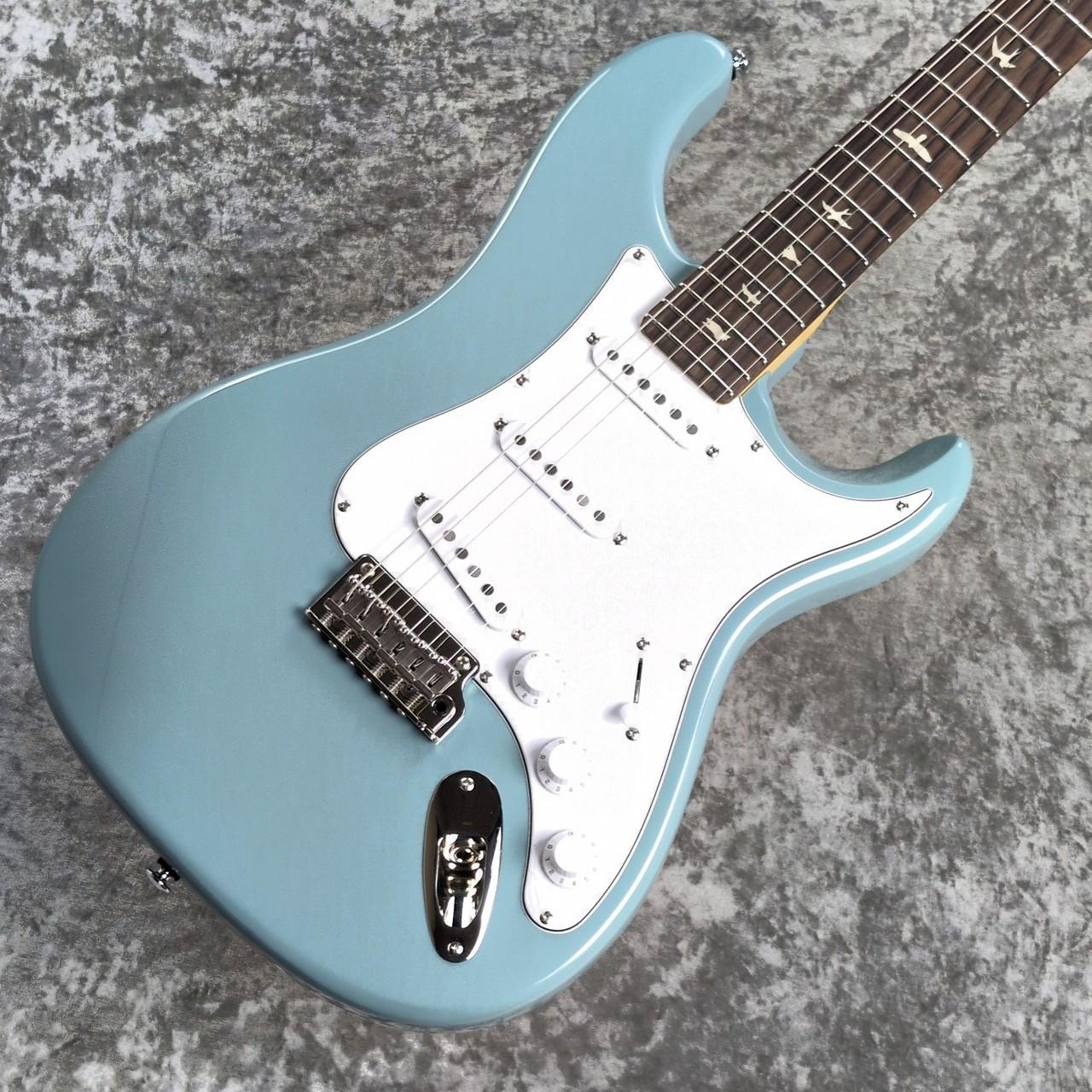 新三大ギタリストの一角に数えられるJohn Mayer。 彼のアイコンとも言えるSliver Skyが入荷いたしました。 SE(Student Edition)という廉価シリーズながら同モデルの特徴となるプレイアビリティの良さとサウンドバリエーションの豊富さをしっかり継承したモデルとなっております。 [PRS Guitars] 創立者であるPaul Reed Smithは大学生の時期からギター製作を始めました。 屋根裏部屋で一人の手作業にて作られたギターはプロギタリストたちの確かな支持を受け、ついに1985年にPRS Guitarsの設立に至ります。 設立とほぼ同時期に自社製品のためのピックアップブランドも立ち上げ、自身の理想のギターを目指す妥協なき姿勢はここにも伺えます。 自身もギタリストであり、ヴィンテージギターへの造詣の深い氏はエレキギターの筆頭2モデル、それぞれの長所を併せ持つギターというコンセプトでCustom 24、Standard 24を開発。 それらの試作品が高い評価を得て、安定した生産体制を手に入れます。 創立40年を過ぎ、今や間違いなくトップブランドの一角として数えられるブランドとなっています。 公式サイトより Reach For The Sky 2018年にジョン・メイヤーと共同開発によって誕生したオリジナルのSilver SkyのSEヴァージョンとなるSE Silver Skyは、目を引く鮮やかなフィニッシュを纏いつつ、ヴィンテージ・サウンドを彷彿とさせるダイナミックなトーンと高いプレイヤビリティを兼ね備えています。 今回新たに4つのカラーが加わった本モデルでは、ポプラ・ボディにボルトオン・メイプル・ネック、PRSの代名詞でもあるバードインレイを施したローズウッド指板、22フレット、8.5インチ・ラディアス、そしてオリジナルの635Mシェイプをベースとした25.5インチ・スケールのネックを採用。 ピックアップにはUS製Silver Sky同様、芯のある音楽的なサウンドを生み出す635JM “S”を搭載。 2点支持のスチール製トレモロ、ボーン・ナット、ヴィンテージ・チューナーは高いチューニングの安定を実現し、従来のPRSのシェイプから左右を反転させたヘッドストック・デザインと、その前面からアクセス可能なPRSオリジナルのダブルアクション・トラス・ロッドも、SE Silver Skyの大きな特徴となっています。 「今回、SE Silver Skyにアメリカのトラディショナルなファッションからインスピレーションを得た新しい4つのカラーが加わりました。何十年にもわたって親しまれてきたカラーを、最新のSE Silver Skyに取り入れることができたことをとても嬉しく思います。」- John Mayer PRS 2-Point Steel Tremolo スティール製トレモロはクラシックなデザインを踏襲しつつも、ナイフエッジ・スクリューを装備することでアーミング時のチューニングの狂いを最小限に抑制。また、John Mayerのこだわりにより、弦振動がよりダイレクトにボディに伝わるよう、ブリッジはボディにベタ付けになるようにセッティングして出荷。 Vintage-Style Tuners USモデル同様、ヘッドストックはPRS特有の形状を元に、John Mayerのプレイ・スタイルを考慮し、指がヘッドストックに当たらないよう1弦側の形状にゆとりを持たせたカーブ・デザイン、そして、チューニングの安定度をさらに高めるため、独自のペグ配置を採用。 PRS 635JM “S” SE SILVER SKY専用635JM “S”シングルコイル・ピックアップは、USモデル同様、芳醇なミドルレンジをもったサウンドを生み出し、太く艶のあるクリーントーンだけでなく、歪ませた時にはバイト感とアタック感のあるサウンドが特徴。 SPECIFICATIONS Body Construction : Solidbody Body Wood : Poplar Top Carve : Flat Top Number of Frets : 22 Fret Wire : PRS SE Medium Width of Fret Crown : .094" Height of Fret Crown : .047" Scale Length : 25.5" Neck Wood : Maple Neck Construction : Multi-Ply Truss Rod : PRS Double-Acting Neck Shape : 635JM Neck Depth at the 1/2 Fret : 27/32" Neck Depth at the 12 1/2 Fret : 31/32" Neck Width at the Nut : 1 41/64" Neck Width at the Body : 2 15/64" Fretboard Wood : Rosewood Fretboard Radius : 8.5” Fretboard Inlay : Small Birds Headstock Logo : Signature "SE" Bridge : 2-Point Steel Tremolo Tuners : Vintage-Style Hardware Type : Nickel Nut : Synthetic Bone ELECTRONICS Treble Pickup : 635JM “S” Middle Pickup : 635JM “S” Bass Pickup : 635JM “S” Controls : Volume and Two Tone Controls with 5-Way Blade Pickup Switch ADDITIONAL INFO Strings : PRS Classic 10-46 Tuning : Standard (6 String): E, A, D, G, B, E Case : Gig Bag NECK/BODY ASSEMBLY Neck/Body Assembly Type : Bolt-On ※撮影機材の性能や、お使いの画面環境によって実物と色味が異なって映ることがございます。 予めご了承をお願いいたします。 【選べる豊富な決済方法】 クレジットカード決済/銀行振込/代引き/ショッピングクレジット --------------- 【ショッピングクレジット無金利＆超低金利キャンペーン】 48回払いまで金利手数料0%!!　 [ 54回 1%／60回 2% ／84回 5% ] ※各種分割払い(クレジットカード、ショッピングクレジット)ご利用いただけます。 詳しくはお電話もしくはメールにてお気軽にお問合せくださいませ。 --------------- 【買取・下取り、試奏、ご購入を検討の方】 (株)黒澤楽器店 お茶の水駅前店新館1F 東京都千代田区神田駿河台2-2-2 TEL：03-3293-5625 MAIL：eki@kurosawagakki.com 営業時間:11:00〜20:00(年中無休) ---------------