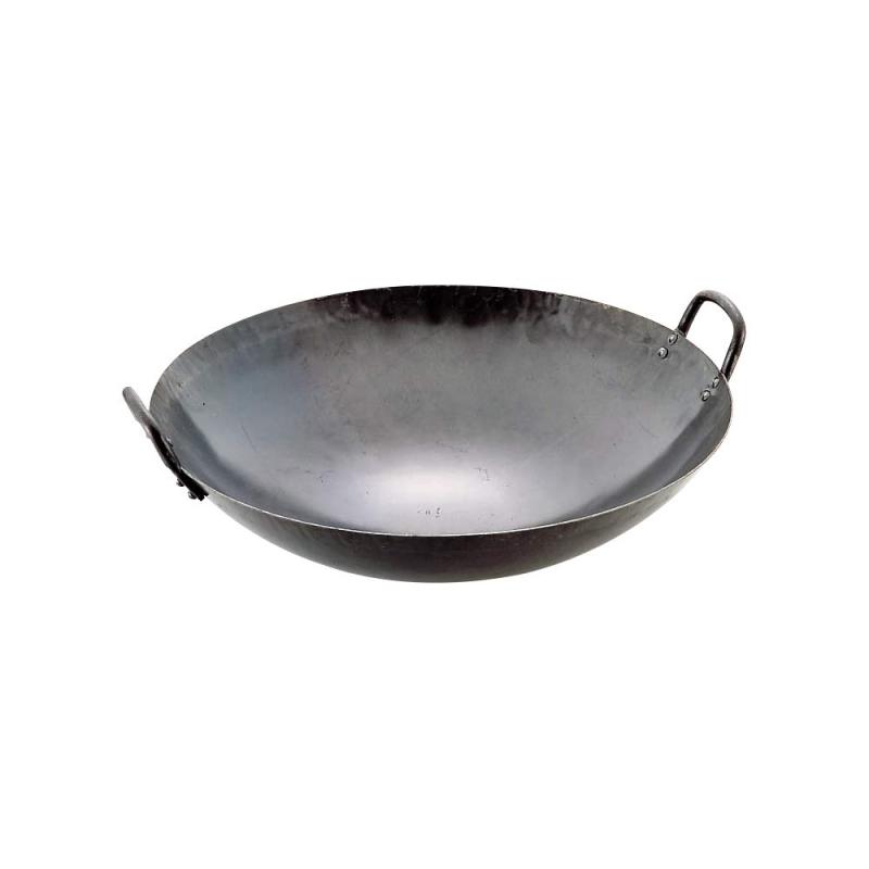 山田工業所 中華鍋 鉄製 45cm 打出し 板厚1.2mmサイズ:Φ45×H13cm重量:1.9kg板厚1.2mm生産国:日本/横浜打出し製法のため油の乗りがよく、焦げ付きにくいです。プロも愛用の中華鍋です。IH使用不可です。ご使用前に空焚きをして錆止めのニスを剥離させてください。