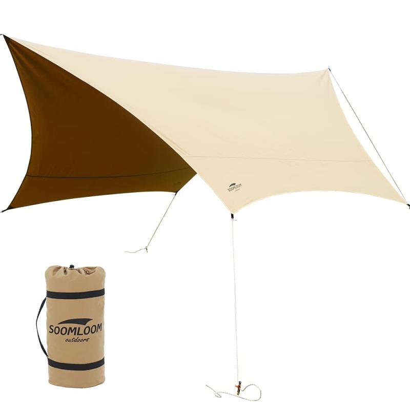 Soomloomヘキサタープ4.2mx4.1m 焚き火可 ポリコットンTC ファイアプレイス 遮熱性/耐火性/耐水性優れ サンシェード アウトドア生地:コットン35%、ポリエステル65%、TC素材（ポリコットン）の生地で、ナチュラルな風合い、丈夫で肌触りも良いです。表面にカビ防止が施され、撥水加工処理済みで耐水圧が350mmとなり、普通の雨なら心配することはないです（傘の耐水圧が450mm程度になります）。サイズ:大きいサイズ420cmx410cmのヘキサゴン形となっています。グロメットが6ヶ所が付いていて、色んなバリュエーションがアレンジできます。日陰が濃い:ポリエステルとコットンを混紡した生地なので、日差しや紫外線をしっかりとカットでき、日陰も濃くできるので、遮光性・遮熱性に優れていて真夏にも涼しく快適にお過ごせます。耐火性:ポリエステルと比較して、焚火等の火の粉による穴が開きにくい素材なので、タープの下で焚火を楽しむことができます。冬になると、皆を囲んで焚き火を楽しみながらゆったりと過ごせます。持ち運び便利:収納時36x16cmとなり、専用収納バッグ付いていて持ち運びやすいです。