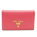 プラダ(Prada) レザー 名刺入れ ピンク 基本情報 [ブランド名]: プラダ(Prada) [製造国]: イタリア デザイン [タイプ]: 名刺入れ [性別]: レディース [カラー]: ピンク [素材]: レザー 規格・寸法 [サイズ (高さx幅x奥行)]: 7cm x 11cm x 2.5cm / 2.75&#039;&#039; x 4.33&#039;&#039; x 0.98&#039;&#039; 付属品 [付属品備考]: 付属品の詳細は画像をご確認ください 状態 [状態]: 新品同様 [ランク]: ランク SA 【中古】使用感がほとんどない、きれいな商品または新品仕上げ商品 [全体のキズ]: わずか [全体の汚れ]: わずか [全体の使用感]: わずか [商品状態備考]: 商品状態の詳細は画像をご確認ください 配送 [総重量]: 70g / 2.46oz. 【本物保証】 eLADYの商品は全品本物保証！ 安心してお買い物をお楽しみください。 商品ランクについて ランク N　 新品・未使用商品。基本的にブティック購入と同じ状態（付属品は商品説明欄に記載があるものがつきます。） ランク NS 未使用・展示品 ランク S 新品同様にきれいな商品 ランク SA 使用感がほとんどない、きれいな商品・新品仕上げ商品 ランク A 使用感が少なく、多少キズや汚れは見られるものの、全体的にきれいな商品 ランク AB やや使用感があり、キズや汚れが見られるが全体的に程度の良い商品 ランク B 使用感があり、ダメージや汚れが見られるが、通常の使用に支障のない商品 ランク BC 使用感が強くあり、ダメージや汚れが気になる商品 ランク C かなりの使用感があり、ダメージや汚れが目立つ商品 ランク D 著しく状態が悪い商品・不具合のあるジャンク品 商品ランクについて お客様のご都合による返品・交換の対応はできかねますので、あらかじめご了承願います。品質管理には万全を期しておりますが、 万が一お届け商品がご注文とまったく異なっていた場合には返品の対象となることもございます。商品到着後24時間以内に、 カスタマーサービスセンターまでEメール又はお電話でご連絡ください。24時間以上経過しますと、お受け致しかねる場合がございます。 ご了承ください。