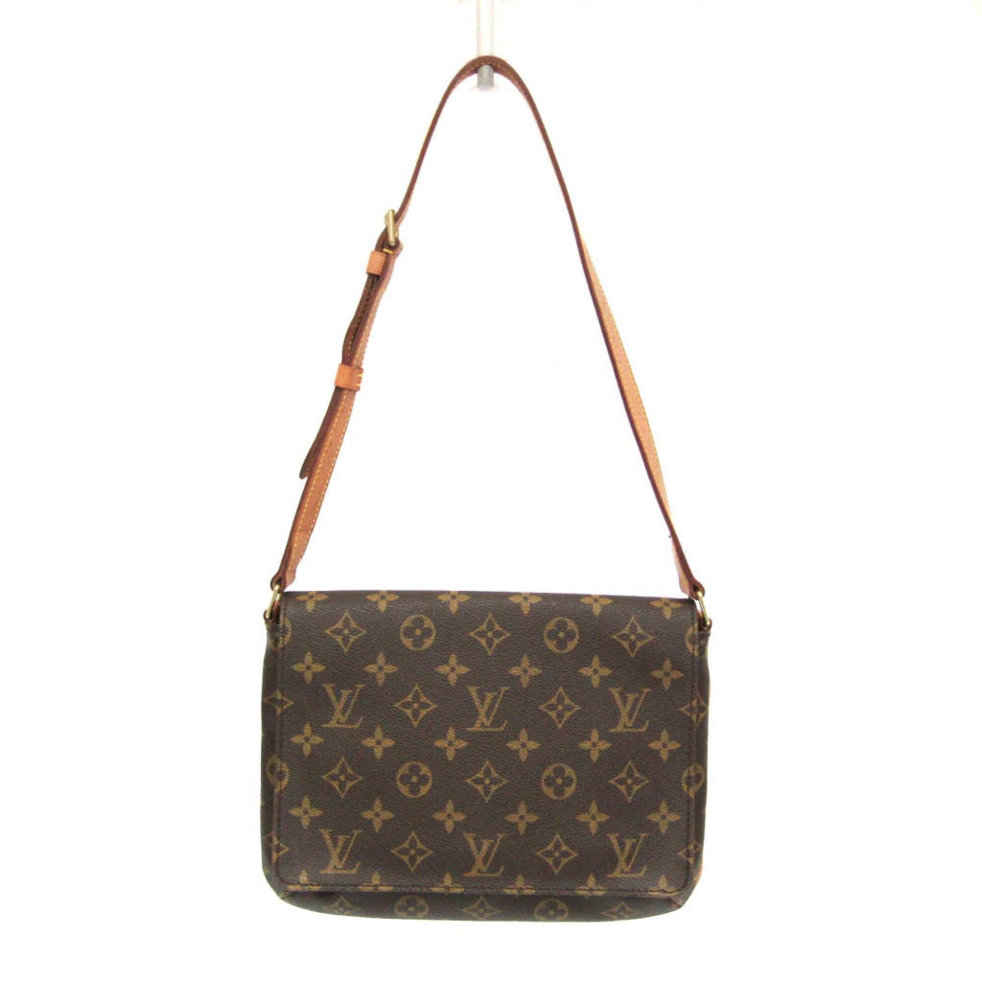 ルイ・ヴィトン(Louis Vuitton) モノグラム ミュゼットタンゴ ショートストラップ M51257 レディース ショルダーバッグ モノグラム 基本情報 [ブランド名]: ルイ・ヴィトン(Louis Vuitton) [ライン名]: モノグラム [モデル]: ミュゼットタンゴ ショートストラップ M51257 [製造国]: フランス デザイン [タイプ]: ショルダーバッグ [素材]: モノグラム [カラー]: モノグラム [開閉]: フラップ, マグネット [内ポケット]: オープンポケット 1 [性別]: レディース サイズ [サイズ (高さx幅x奥行)]: 18.5cm x 25.5cm x 6.5cm / 7.28'' x 10.03'' x 2.55'' [重量]: 300g / 10.58oz. [ストラップの長さ]: 62cm - 73cm / 24.4'' - 28.74'' 個別商品情報 [シリアルナンバー]: SP1909 付属品 [付属品備考]: 付属品の詳細は画像をご確認ください 状態 [状態]: 非常に良い [ランク]: ランク A 【中古】使用感が少なく、多少のキズや汚れは見られるものの全体的にきれいな商品 [全体のキズ]: わずか [全体の汚れ]: わずか [全体の使用感]: わずか [ダメージの強さ]: ストラップ シミ汚れ 小, ストラップ 変色 小 [商品状態備考]: 商品状態の詳細は画像をご確認ください 配送 [総重量]: 300g / 10.58oz. 【本物保証】 eLADYの商品は全品本物保証！ 安心してお買い物をお楽しみください。 商品ランクについて ランク N　 新品・未使用商品。基本的にブティック購入と同じ状態（付属品は商品説明欄に記載があるものがつきます。） ランク NS 未使用・展示品 ランク S 新品同様にきれいな商品 ランク SA 使用感がほとんどない、きれいな商品・新品仕上げ商品 ランク A 使用感が少なく、多少キズや汚れは見られるものの、全体的にきれいな商品 ランク AB やや使用感があり、キズや汚れが見られるが全体的に程度の良い商品 ランク B 使用感があり、ダメージや汚れが見られるが、通常の使用に支障のない商品 ランク BC 使用感が強くあり、ダメージや汚れが気になる商品 ランク C かなりの使用感があり、ダメージや汚れが目立つ商品 ランク D 著しく状態が悪い商品・不具合のあるジャンク品 商品ランクについて お客様のご都合による返品・交換の対応はできかねますので、あらかじめご了承願います。品質管理には万全を期しておりますが、 万が一お届け商品がご注文とまったく異なっていた場合には返品の対象となることもございます。商品到着後24時間以内に、 カスタマーサービスセンターまでEメール又はお電話でご連絡ください。24時間以上経過しますと、お受け致しかねる場合がございます。 ご了承ください。