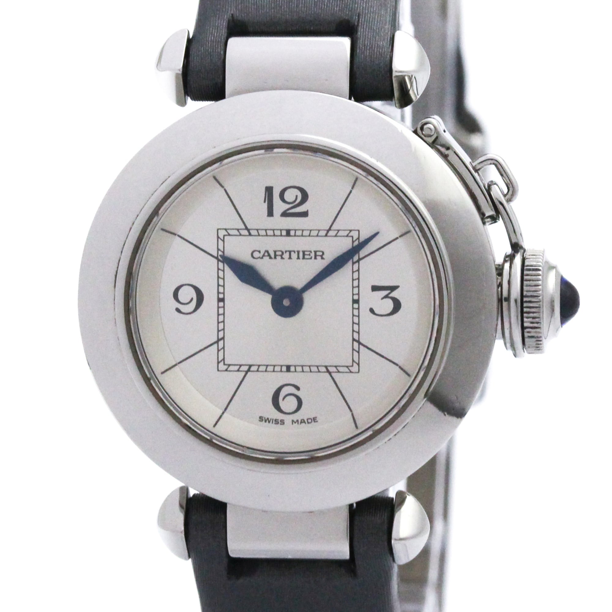 カルティエ (CARTIER) ミスパシャ ステンレススチール レザー クォーツ レディース 時計 W3140025 (外装仕上げ済み) 基本情報 [ブランド名]: カルティエ(Cartier) [ライン名]: ミスパシャ [モデル]: W3140025 デザイン [タイプ]: 腕時計 [スタイル]: ドレス/フォーマル [性別]: レディース [素材 (ケース)]: ステンレススチール(SS) [素材 (ブレスレット/ベルト)]: レザー [カラー（文字盤）]: シルバー ムーブメント [ムーブメント]: クォーツ サイズ [ケース幅]: 27mm / 1.06'' 個別商品情報 [シリアルナンバー]: 42**19SX 付属品 [付属品]: 無し 状態 [状態]: 非常に良い [ランク]: ランク A 【中古】使用感が少なく、多少のキズや汚れは見られるものの全体的にきれいな商品 [風防ガラスのキズ]: 無し [文字盤のキズ/劣化]: 無し [針のキズ/劣化]: 無し [ケースのキズ]: わずか [ベゼルのキズ]: わずか [リューズのキズ]: 無し [裏蓋のキズ]: わずか [ベルトのシミや汚れ]: 無し [ダメージの強さ]: ベルト 社外品 - [メンテナンス]: 電池交換済み, 外装磨き仕上げ済み [腕回り]: 14cm - 18cm / 5.51'' - 7.08'' 配送 [総重量]: 40g / 1.41oz. 【本物保証】 eLADYの商品は全品本物保証！ 安心してお買い物をお楽しみください。 商品ランクについて ランク N　 新品・未使用商品。基本的にブティック購入と同じ状態（付属品は商品説明欄に記載があるものがつきます。） ランク NS 未使用・展示品 ランク S 新品同様にきれいな商品 ランク SA 使用感がほとんどない、きれいな商品・新品仕上げ商品 ランク A 使用感が少なく、多少キズや汚れは見られるものの、全体的にきれいな商品 ランク AB やや使用感があり、キズや汚れが見られるが全体的に程度の良い商品 ランク B 使用感があり、ダメージや汚れが見られるが、通常の使用に支障のない商品 ランク BC 使用感が強くあり、ダメージや汚れが気になる商品 ランク C かなりの使用感があり、ダメージや汚れが目立つ商品 ランク D 著しく状態が悪い商品・不具合のあるジャンク品 商品ランクについて お客様のご都合による返品・交換の対応はできかねますので、あらかじめご了承願います。品質管理には万全を期しておりますが、 万が一お届け商品がご注文とまったく異なっていた場合には返品の対象となることもございます。商品到着後24時間以内に、 カスタマーサービスセンターまでEメール又はお電話でご連絡ください。24時間以上経過しますと、お受け致しかねる場合がございます。 ご了承ください。
