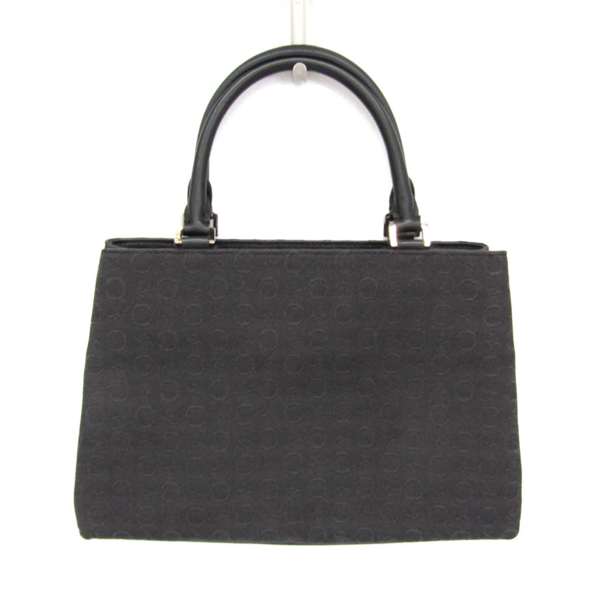 セリーヌ(Celine) Cマカダム 馬車柄 レディース キャンバス,レザー ハンドバッグ ブラック,ダークブラウン 基本情報 [ブランド名]: セリーヌ(Celine) [モデル]: Cマカダム 馬車柄 [製造国]: イタリア [商品説明]: 開閉部の幅：24cm デザイン [タイプ]: ハンドバッグ [素材]: キャンバス , レザー [カラー]: ダークブラウン, ブラック [内ポケット]: ファスナーポケット 1 [性別]: レディース サイズ [サイズ (高さx幅x奥行)]: 19cm x 28cm x 7.5cm / 7.48'' x 11.02'' x 2.95'' [ハンドルの長さ]: 32cm / 12.59'' [ハンドルの高さ]: 11.50cm / 4.53'' 個別商品情報 [シリアルナンバー]: MC01 1 付属品 [付属品備考]: 付属品の詳細は画像をご確認ください 状態 [状態]: 非常に良い [ランク]: ランク A 【中古】使用感が少なく、多少のキズや汚れは見られるものの全体的にきれいな商品 [全体のキズ]: わずか [全体の使用感]: わずか [商品状態備考]: 商品状態の詳細は画像をご確認ください 配送 [総重量]: 400g / 14.1oz. 【本物保証】 eLADYの商品は全品本物保証！ 安心してお買い物をお楽しみください。 商品ランクについて ランク N　 新品・未使用商品。基本的にブティック購入と同じ状態（付属品は商品説明欄に記載があるものがつきます。） ランク NS 未使用・展示品 ランク S 新品同様にきれいな商品 ランク SA 使用感がほとんどない、きれいな商品・新品仕上げ商品 ランク A 使用感が少なく、多少キズや汚れは見られるものの、全体的にきれいな商品 ランク AB やや使用感があり、キズや汚れが見られるが全体的に程度の良い商品 ランク B 使用感があり、ダメージや汚れが見られるが、通常の使用に支障のない商品 ランク BC 使用感が強くあり、ダメージや汚れが気になる商品 ランク C かなりの使用感があり、ダメージや汚れが目立つ商品 ランク D 著しく状態が悪い商品・不具合のあるジャンク品 商品ランクについて お客様のご都合による返品・交換の対応はできかねますので、あらかじめご了承願います。品質管理には万全を期しておりますが、 万が一お届け商品がご注文とまったく異なっていた場合には返品の対象となることもございます。商品到着後24時間以内に、 カスタマーサービスセンターまでEメール又はお電話でご連絡ください。24時間以上経過しますと、お受け致しかねる場合がございます。 ご了承ください。