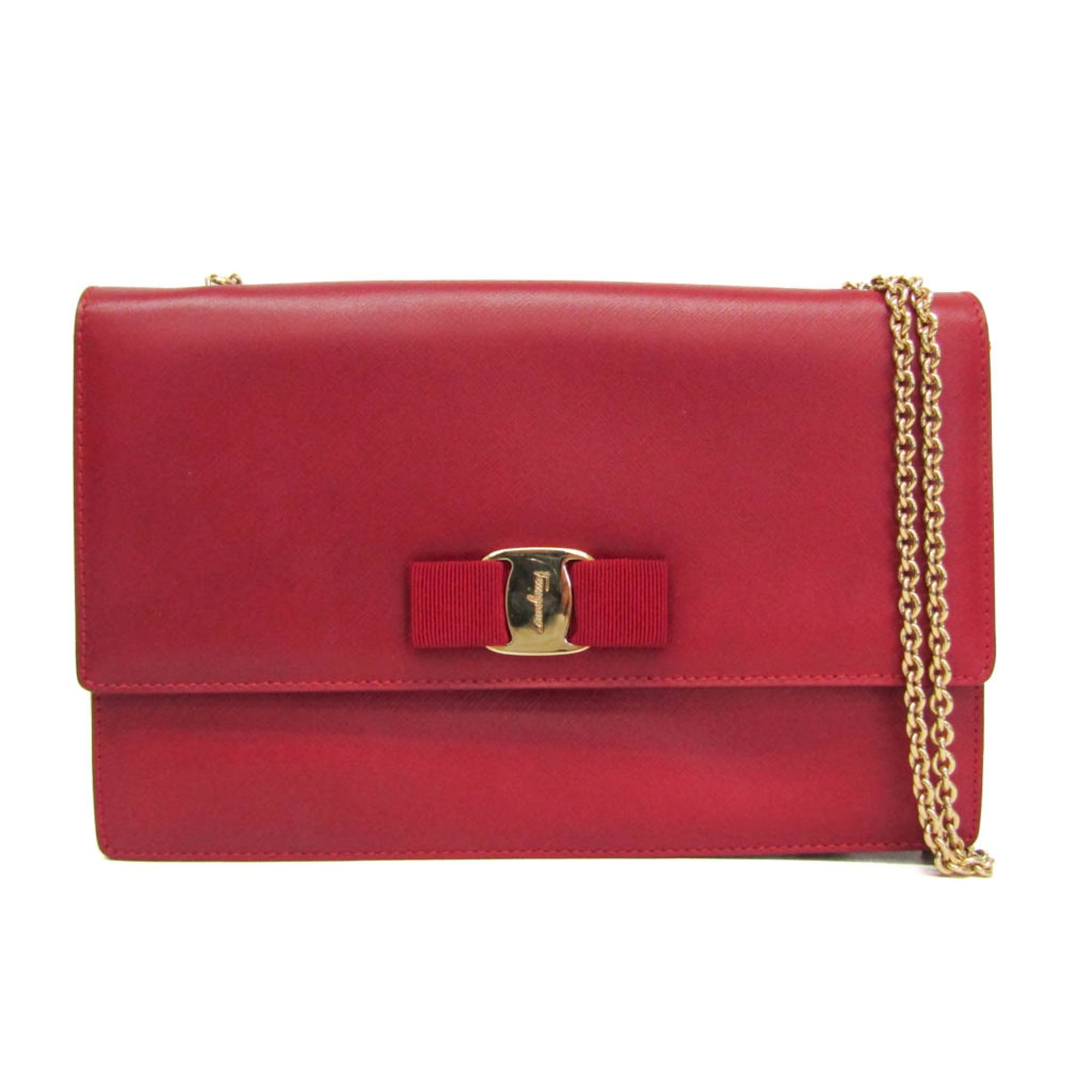 サルヴァトーレ・フェラガモ(Salvatore Ferragamo) ヴァラ チェーンショルダーバッグ AU-21 D855 レディース レザー ショルダーバッグ レッド 基本情報 [ブランド名]: サルヴァトーレ・フェラガモ(Salvatore Ferragamo) [ライン名]: ヴァラ [モデル]: チェーンショルダーバッグ AU-21 D855 [製造国]: イタリア デザイン [タイプ]: ショルダーバッグ [素材]: レザー [カラー]: レッド [開閉]: プッシュロック [内ポケット]: ファスナーポケット 1 [性別]: レディース サイズ [サイズ (高さx幅x奥行)]: 16cm x 25cm x 4cm / 6.29'' x 9.84'' x 1.57'' [ストラップの長さ]: 120cm / 47.24'' 付属品 [付属品備考]: 付属品の詳細は画像をご確認ください 状態 [状態]: 非常に良い [ランク]: ランク A 【中古】使用感が少なく、多少のキズや汚れは見られるものの全体的にきれいな商品 [全体のキズ]: わずか [全体の汚れ]: わずか [全体の使用感]: わずか [ダメージの強さ]: 内側 汚れ わずか, 金具 擦りキズ わずか [商品状態備考]: 商品状態の詳細は画像をご確認ください 配送 [総重量]: 470g / 1.03lb. 【本物保証】 eLADYの商品は全品本物保証！ 安心してお買い物をお楽しみください。 商品ランクについて ランク N　 新品・未使用商品。基本的にブティック購入と同じ状態（付属品は商品説明欄に記載があるものがつきます。） ランク NS 未使用・展示品 ランク S 新品同様にきれいな商品 ランク SA 使用感がほとんどない、きれいな商品・新品仕上げ商品 ランク A 使用感が少なく、多少キズや汚れは見られるものの、全体的にきれいな商品 ランク AB やや使用感があり、キズや汚れが見られるが全体的に程度の良い商品 ランク B 使用感があり、ダメージや汚れが見られるが、通常の使用に支障のない商品 ランク BC 使用感が強くあり、ダメージや汚れが気になる商品 ランク C かなりの使用感があり、ダメージや汚れが目立つ商品 ランク D 著しく状態が悪い商品・不具合のあるジャンク品 商品ランクについて お客様のご都合による返品・交換の対応はできかねますので、あらかじめご了承願います。品質管理には万全を期しておりますが、 万が一お届け商品がご注文とまったく異なっていた場合には返品の対象となることもございます。商品到着後24時間以内に、 カスタマーサービスセンターまでEメール又はお電話でご連絡ください。24時間以上経過しますと、お受け致しかねる場合がございます。 ご了承ください。