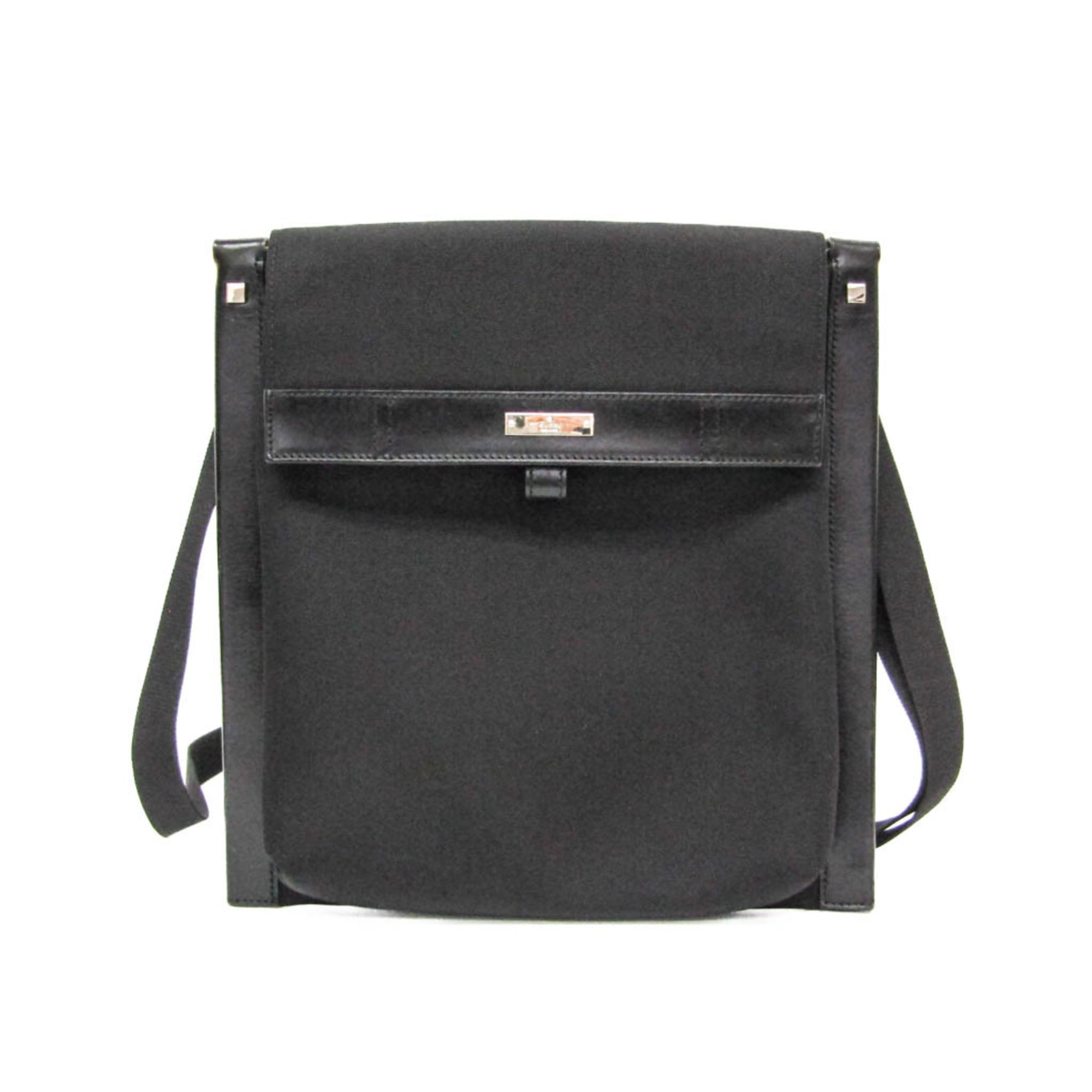 グッチ(Gucci) 019 0424 レディース ナイロン,レザー ショルダーバッグ ブラック 基本情報 [ブランド名]: グッチ(Gucci) [モデル]: 019 0424 [製造国]: イタリア デザイン [タイプ]: ショルダーバッグ [素材]: ナイロン , レザー [カラー]: ブラック [開閉]: マジックテープ [内ポケット]: ファスナーポケット 1 [性別]: レディース サイズ [サイズ (高さx幅x奥行)]: 26cm x 25cm x 4.5cm / 10.23'' x 9.84'' x 1.77'' [ストラップの長さ]: 76cm - 126cm / 29.92'' - 49.6'' 付属品 [付属品備考]: 付属品の詳細は画像をご確認ください 状態 [状態]: 非常に良い [ランク]: ランク A 【中古】使用感が少なく、多少のキズや汚れは見られるものの全体的にきれいな商品 [全体のキズ]: わずか [全体の汚れ]: わずか [全体の使用感]: わずか [ダメージの強さ]: 裏面 汚れ わずか [商品状態備考]: 商品状態の詳細は画像をご確認ください 配送 [総重量]: 460g / 1.01lb. Custom Information [ダメージ]: マジツクテープ：ほこり 【本物保証】 eLADYの商品は全品本物保証！ 安心してお買い物をお楽しみください。 商品ランクについて ランク N　 新品・未使用商品。基本的にブティック購入と同じ状態（付属品は商品説明欄に記載があるものがつきます。） ランク NS 未使用・展示品 ランク S 新品同様にきれいな商品 ランク SA 使用感がほとんどない、きれいな商品・新品仕上げ商品 ランク A 使用感が少なく、多少キズや汚れは見られるものの、全体的にきれいな商品 ランク AB やや使用感があり、キズや汚れが見られるが全体的に程度の良い商品 ランク B 使用感があり、ダメージや汚れが見られるが、通常の使用に支障のない商品 ランク BC 使用感が強くあり、ダメージや汚れが気になる商品 ランク C かなりの使用感があり、ダメージや汚れが目立つ商品 ランク D 著しく状態が悪い商品・不具合のあるジャンク品 商品ランクについて お客様のご都合による返品・交換の対応はできかねますので、あらかじめご了承願います。品質管理には万全を期しておりますが、 万が一お届け商品がご注文とまったく異なっていた場合には返品の対象となることもございます。商品到着後24時間以内に、 カスタマーサービスセンターまでEメール又はお電話でご連絡ください。24時間以上経過しますと、お受け致しかねる場合がございます。 ご了承ください。
