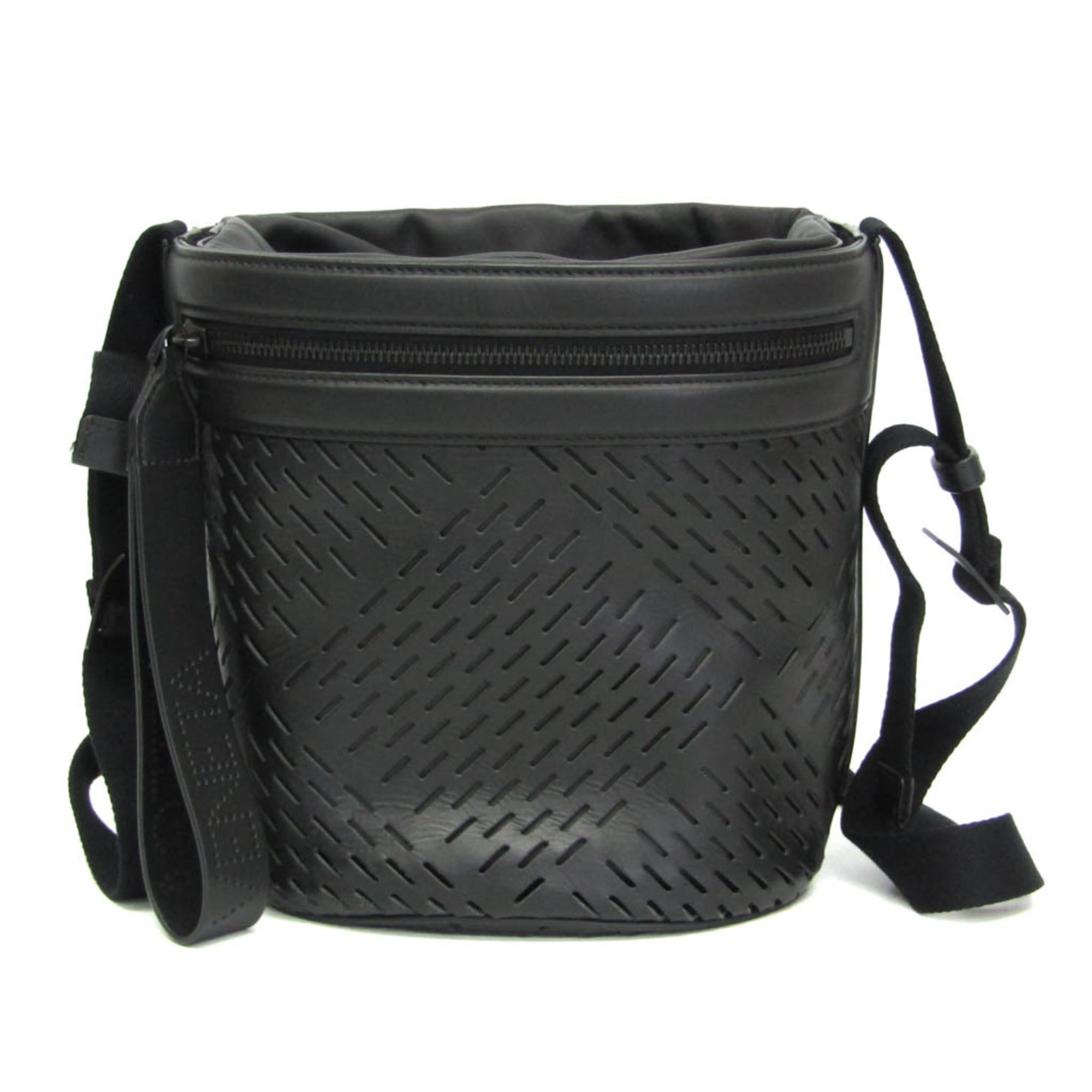 ボッテガ・ヴェネタ(Bottega Veneta) ドローストリング バケットバッグ 578544 VBOY1 1000 メンズ レザー ショルダーバッグ ブラック 基本情報 [ブランド名]: ボッテガ・ヴェネタ(Bottega Veneta) [モデル]: ドローストリング バケットバッグ 578544 VBOY1 1000 [製造国]: イタリア [商品説明]: 内袋のサイズ：H33×W19×D17.cm5 デザイン [タイプ]: ショルダーバッグ [素材]: レザー [カラー]: ブラック [開閉]: ひも [内ポケット]: オープンポケット 2 [外ポケット]: ファスナーポケット 1 [ストラップが調整可能]: あり [性別]: メンズ サイズ [サイズ (高さx幅x奥行)]: 21cm x 20cm x 18.5cm / 8.26'' x 7.87'' x 7.28'' [ストラップの長さ]: 148cm / 58.26'' 個別商品情報 [シリアルナンバー]: B07955042C 付属品 [付属品備考]: 付属品の詳細は画像をご確認ください 状態 [状態]: 非常に良い [ランク]: ランク A 【中古】使用感が少なく、多少のキズや汚れは見られるものの全体的にきれいな商品 [全体のキズ]: わずか [全体の使用感]: わずか [ダメージの強さ]: 外側全体 型崩れ わずか [商品状態備考]: 商品状態の詳細は画像をご確認ください 配送 [総重量]: 720g / 1.58lb. 【本物保証】 eLADYの商品は全品本物保証！ 安心してお買い物をお楽しみください。 商品ランクについて ランク N　 新品・未使用商品。基本的にブティック購入と同じ状態（付属品は商品説明欄に記載があるものがつきます。） ランク NS 未使用・展示品 ランク S 新品同様にきれいな商品 ランク SA 使用感がほとんどない、きれいな商品・新品仕上げ商品 ランク A 使用感が少なく、多少キズや汚れは見られるものの、全体的にきれいな商品 ランク AB やや使用感があり、キズや汚れが見られるが全体的に程度の良い商品 ランク B 使用感があり、ダメージや汚れが見られるが、通常の使用に支障のない商品 ランク BC 使用感が強くあり、ダメージや汚れが気になる商品 ランク C かなりの使用感があり、ダメージや汚れが目立つ商品 ランク D 著しく状態が悪い商品・不具合のあるジャンク品 商品ランクについて お客様のご都合による返品・交換の対応はできかねますので、あらかじめご了承願います。品質管理には万全を期しておりますが、 万が一お届け商品がご注文とまったく異なっていた場合には返品の対象となることもございます。商品到着後24時間以内に、 カスタマーサービスセンターまでEメール又はお電話でご連絡ください。24時間以上経過しますと、お受け致しかねる場合がございます。 ご了承ください。