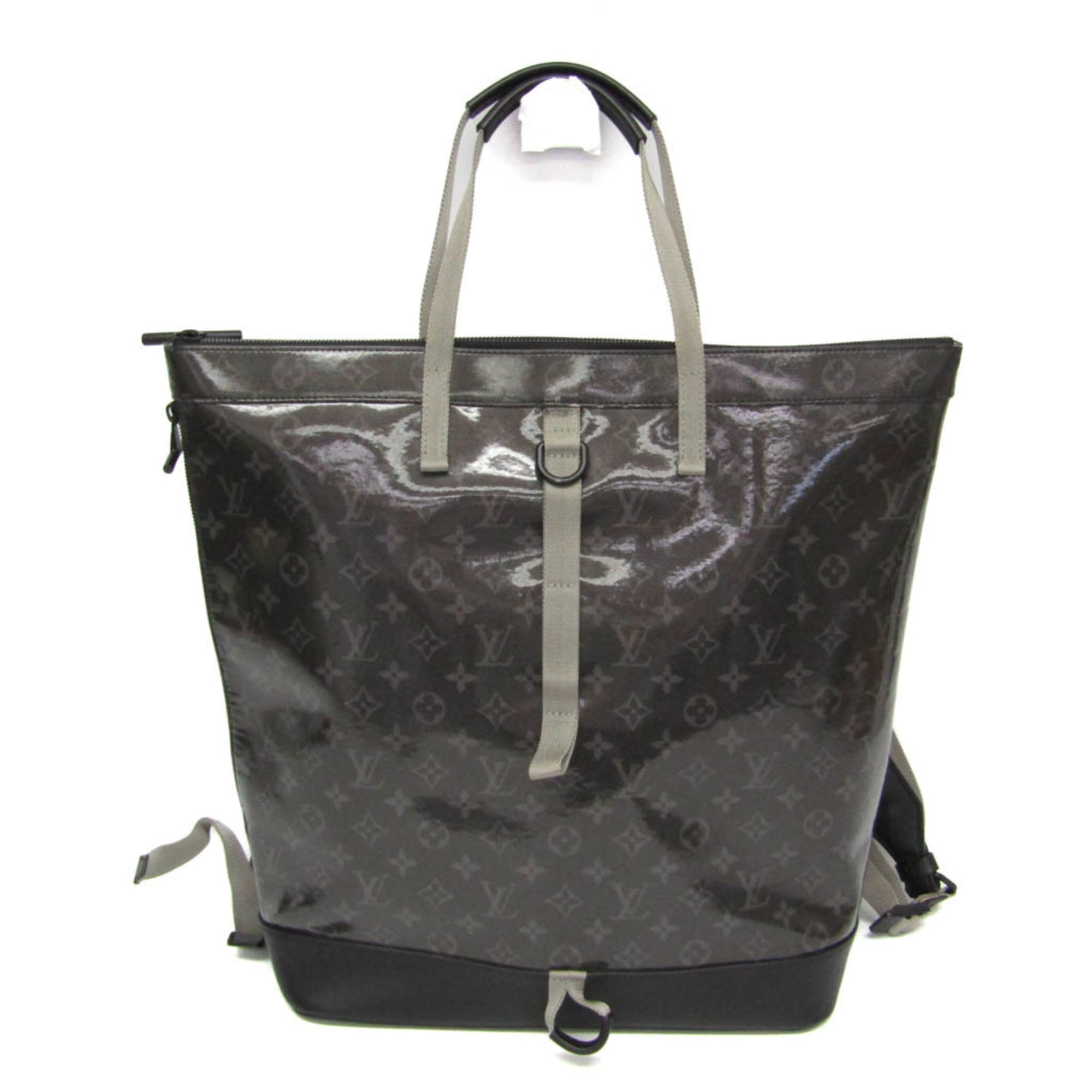 ルイ・ヴィトン(Louis Vuitton) モノグラム・エクリプス グレーズ ジップド トート M43900 メンズ リュックサック,トートバッグ ブラック,グレープ 基本情報 [ブランド名]: ルイ・ヴィトン(Louis Vuitton) [モデル]: モノグラム・エクリプス グレーズ ジップド トート M43900 [製造国]: イタリア [商品説明]: 上部ファスナーの長さ：45cm デザイン [タイプ]: トートバッグ, リュックサック [素材]: コーティングキャンバス , レザー [カラー]: グレープ, ブラック [開閉]: ジッパー・ファスナー [内ポケット]: ファスナーポケット 1, オープンポケット 2 [外ポケット]: オープンポケット 1, ファスナーポケット 1 [性別]: メンズ サイズ [サイズ (高さx幅x奥行)]: 43cm x 34.5cm x 15.5cm / 16.92'' x 13.58'' x 6.1'' [ハンドルの長さ]: 42cm / 16.53'' [ストラップの長さ]: 55cm - 83cm / 21.65'' - 32.67'' [ハンドルの高さ]: 16.00cm / 6.30'' 個別商品情報 [シリアルナンバー]: NZ2148 付属品 [付属品備考]: 付属品の詳細は画像をご確認ください 状態 [状態]: 非常に良い [ランク]: ランク A 【中古】使用感が少なく、多少のキズや汚れは見られるものの全体的にきれいな商品 [全体のキズ]: わずか [全体の使用感]: わずか [ダメージの強さ]: 縁 コーティング剥がれ わずか, 外側全体 シワ わずか [商品状態備考]: 商品状態の詳細は画像をご確認ください 配送 [総重量]: 1.65kg / 3.63lb. Custom Information [ダメージ]: レザー：スレ傷 【本物保証】 eLADYの商品は全品本物保証！ 安心してお買い物をお楽しみください。 商品ランクについて ランク N　 新品・未使用商品。基本的にブティック購入と同じ状態（付属品は商品説明欄に記載があるものがつきます。） ランク NS 未使用・展示品 ランク S 新品同様にきれいな商品 ランク SA 使用感がほとんどない、きれいな商品・新品仕上げ商品 ランク A 使用感が少なく、多少キズや汚れは見られるものの、全体的にきれいな商品 ランク AB やや使用感があり、キズや汚れが見られるが全体的に程度の良い商品 ランク B 使用感があり、ダメージや汚れが見られるが、通常の使用に支障のない商品 ランク BC 使用感が強くあり、ダメージや汚れが気になる商品 ランク C かなりの使用感があり、ダメージや汚れが目立つ商品 ランク D 著しく状態が悪い商品・不具合のあるジャンク品 商品ランクについて お客様のご都合による返品・交換の対応はできかねますので、あらかじめご了承願います。品質管理には万全を期しておりますが、 万が一お届け商品がご注文とまったく異なっていた場合には返品の対象となることもございます。商品到着後24時間以内に、 カスタマーサービスセンターまでEメール又はお電話でご連絡ください。24時間以上経過しますと、お受け致しかねる場合がございます。 ご了承ください。