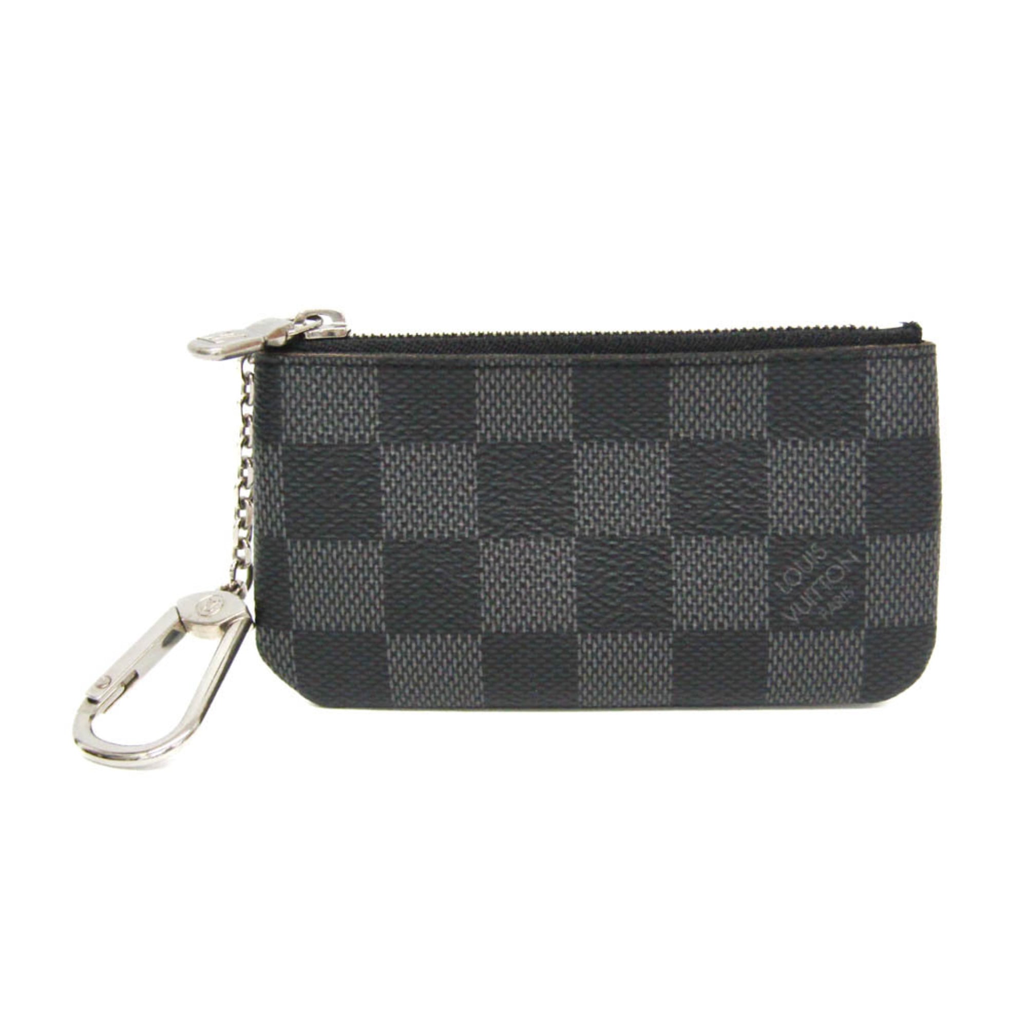 ルイ・ヴィトン(Louis Vuitton) ダミエ・グラフィット ポシェット クレ N60155 メンズ ダミエグラフィット 小銭入れ・コインケース ダミエ・グラフィット 基本情報 [ブランド名]: ルイ・ヴィトン(Louis Vuitton) [ライン名]: ダミエ・グラフィット [モデル]: ポシェット クレ N60155 [製造国]: フランス デザイン [タイプ]: 小銭入れ・コインケース [性別]: メンズ [素材]: ダミエグラフィット [カラー]: ダミエ・グラフィット [開閉]: ジッパー・ファスナー サイズ [サイズ (高さx幅x奥行)]: 6cm x 12cm x 5.00mm / 2.36'' x 4.72'' x 0.19'' [ストラップ・チェーンの長さ (cm)]: 10cm / 3.93'' 個別商品情報 [シリアルナンバー]: CT4179 付属品 [付属品備考]: 付属品の詳細は画像をご確認ください 状態 [状態]: 非常に良い [ランク]: ランク A 【中古】使用感が少なく、多少のキズや汚れは見られるものの全体的にきれいな商品 [全体のキズ]: わずか [全体の使用感]: わずか [ダメージの強さ]: 内側 ベタつき わずか, 金具 キズ わずか [ニオイ]: タバコ わずか [商品状態備考]: 商品状態の詳細は画像をご確認ください 配送 [総重量]: 40g / 1.41oz. 【本物保証】 eLADYの商品は全品本物保証！ 安心してお買い物をお楽しみください。 商品ランクについて ランク N　 新品・未使用商品。基本的にブティック購入と同じ状態（付属品は商品説明欄に記載があるものがつきます。） ランク NS 未使用・展示品 ランク S 新品同様にきれいな商品 ランク SA 使用感がほとんどない、きれいな商品・新品仕上げ商品 ランク A 使用感が少なく、多少キズや汚れは見られるものの、全体的にきれいな商品 ランク AB やや使用感があり、キズや汚れが見られるが全体的に程度の良い商品 ランク B 使用感があり、ダメージや汚れが見られるが、通常の使用に支障のない商品 ランク BC 使用感が強くあり、ダメージや汚れが気になる商品 ランク C かなりの使用感があり、ダメージや汚れが目立つ商品 ランク D 著しく状態が悪い商品・不具合のあるジャンク品 商品ランクについて お客様のご都合による返品・交換の対応はできかねますので、あらかじめご了承願います。品質管理には万全を期しておりますが、 万が一お届け商品がご注文とまったく異なっていた場合には返品の対象となることもございます。商品到着後24時間以内に、 カスタマーサービスセンターまでEメール又はお電話でご連絡ください。24時間以上経過しますと、お受け致しかねる場合がございます。 ご了承ください。