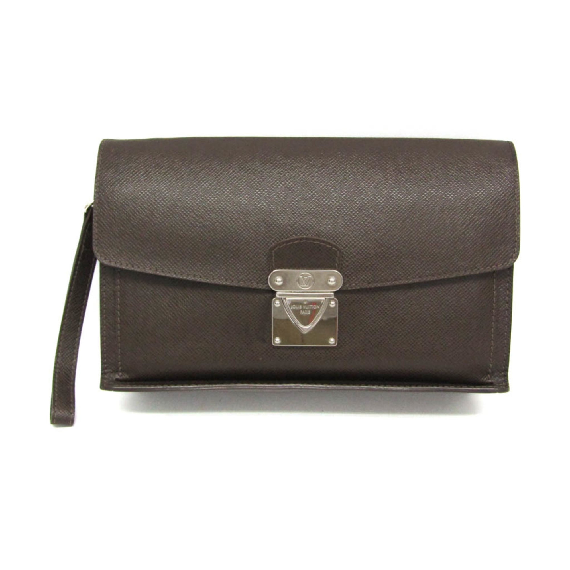 ルイ・ヴィトン(Louis Vuitton) タイガ ベライア M32598 メンズ クラッチバッグ グリズリ 基本情報 [ブランド名]: ルイ・ヴィトン(Louis Vuitton) [ライン名]: タイガ [モデル]: ベライア M32598 [製造国]: スペイン デザイン [タイプ]: クラッチバッグ [素材]: タイガ [カラー]: グリズリ [開閉]: プッシュロック, フラップ [内ポケット]: ファスナーポケット 1, オープンポケット 3, 携帯入れ 1 [性別]: メンズ サイズ [サイズ (高さx幅x奥行)]: 19.5cm x 27cm x 5cm / 7.67'' x 10.62'' x 1.96'' [ストラップの長さ]: 20cm / 7.87'' 個別商品情報 [シリアルナンバー]: CA2121 付属品 [付属品備考]: 付属品の詳細は画像をご確認ください 状態 [状態]: 非常に良い [ランク]: ランク A 【中古】使用感が少なく、多少のキズや汚れは見られるものの全体的にきれいな商品 [全体のキズ]: わずか [全体の汚れ]: わずか [全体の使用感]: 小 [ダメージの強さ]: 外側全体 擦りキズ わずか, 全体 型崩れ 小, 内側 汚れ わずか, 金具 キズ 小 [商品状態備考]: 商品状態の詳細は画像をご確認ください 配送 [総重量]: 500g / 1.1lb. 【本物保証】 eLADYの商品は全品本物保証！ 安心してお買い物をお楽しみください。 商品ランクについて ランク N　 新品・未使用商品。基本的にブティック購入と同じ状態（付属品は商品説明欄に記載があるものがつきます。） ランク NS 未使用・展示品 ランク S 新品同様にきれいな商品 ランク SA 使用感がほとんどない、きれいな商品・新品仕上げ商品 ランク A 使用感が少なく、多少キズや汚れは見られるものの、全体的にきれいな商品 ランク AB やや使用感があり、キズや汚れが見られるが全体的に程度の良い商品 ランク B 使用感があり、ダメージや汚れが見られるが、通常の使用に支障のない商品 ランク BC 使用感が強くあり、ダメージや汚れが気になる商品 ランク C かなりの使用感があり、ダメージや汚れが目立つ商品 ランク D 著しく状態が悪い商品・不具合のあるジャンク品 商品ランクについて お客様のご都合による返品・交換の対応はできかねますので、あらかじめご了承願います。品質管理には万全を期しておりますが、 万が一お届け商品がご注文とまったく異なっていた場合には返品の対象となることもございます。商品到着後24時間以内に、 カスタマーサービスセンターまでEメール又はお電話でご連絡ください。24時間以上経過しますと、お受け致しかねる場合がございます。 ご了承ください。