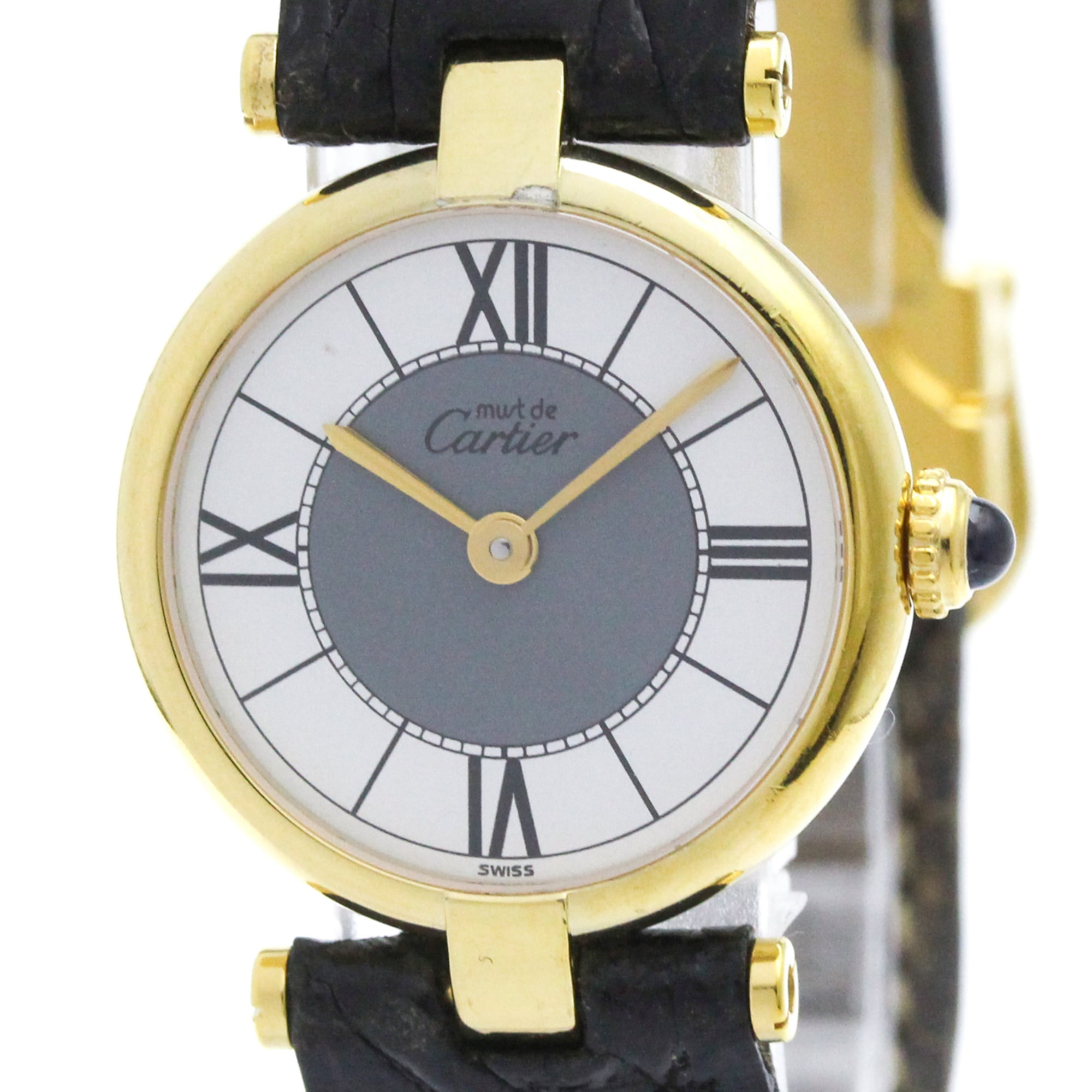 カルティエ (CARTIER) マスト ヴァンドーム ヴェルメイユ ゴールドプレート レザー クォーツ レディース 時計 590004 基本情報 [ブランド名]: カルティエ(Cartier) [ライン名]: マスト [モデル]: 590004 デザイン [タイプ]: 腕時計 [スタイル]: ドレス/フォーマル [性別]: レディース [素材 (ケース)]: ゴールドプレーティング(GP) [素材 (ブレスレット/ベルト)]: レザー [カラー（文字盤）]: ホワイト ムーブメント [ムーブメント]: クォーツ サイズ [ケース幅]: 24mm / 0.94'' 個別商品情報 [シリアルナンバー]: 08**82 付属品 [付属品]: 内箱, 外箱 状態 [状態]: 良い [ランク]: ランク AB 【中古】やや使用感があり、キズや汚れが見られるが全体的に程度の良い商品 [風防ガラスのキズ]: 無し [文字盤のキズ/劣化]: 無し [針のキズ/劣化]: 無し [ケースのキズ]: 小 [ベゼルのキズ]: 小 [リューズのキズ]: 無し [裏蓋のキズ]: わずか [ベルトのシミや汚れ]: 小 [メンテナンス]: 電池交換済み [腕回り]: 12cm - 16cm / 4.72'' - 6.29'' 配送 [総重量]: 20g / 0.7oz. Custom Information [*]: * 【本物保証】 eLADYの商品は全品本物保証！ 安心してお買い物をお楽しみください。 商品ランクについて ランク N　 新品・未使用商品。基本的にブティック購入と同じ状態（付属品は商品説明欄に記載があるものがつきます。） ランク NS 未使用・展示品 ランク S 新品同様にきれいな商品 ランク SA 使用感がほとんどない、きれいな商品・新品仕上げ商品 ランク A 使用感が少なく、多少キズや汚れは見られるものの、全体的にきれいな商品 ランク AB やや使用感があり、キズや汚れが見られるが全体的に程度の良い商品 ランク B 使用感があり、ダメージや汚れが見られるが、通常の使用に支障のない商品 ランク BC 使用感が強くあり、ダメージや汚れが気になる商品 ランク C かなりの使用感があり、ダメージや汚れが目立つ商品 ランク D 著しく状態が悪い商品・不具合のあるジャンク品 商品ランクについて お客様のご都合による返品・交換の対応はできかねますので、あらかじめご了承願います。品質管理には万全を期しておりますが、 万が一お届け商品がご注文とまったく異なっていた場合には返品の対象となることもございます。商品到着後24時間以内に、 カスタマーサービスセンターまでEメール又はお電話でご連絡ください。24時間以上経過しますと、お受け致しかねる場合がございます。 ご了承ください。