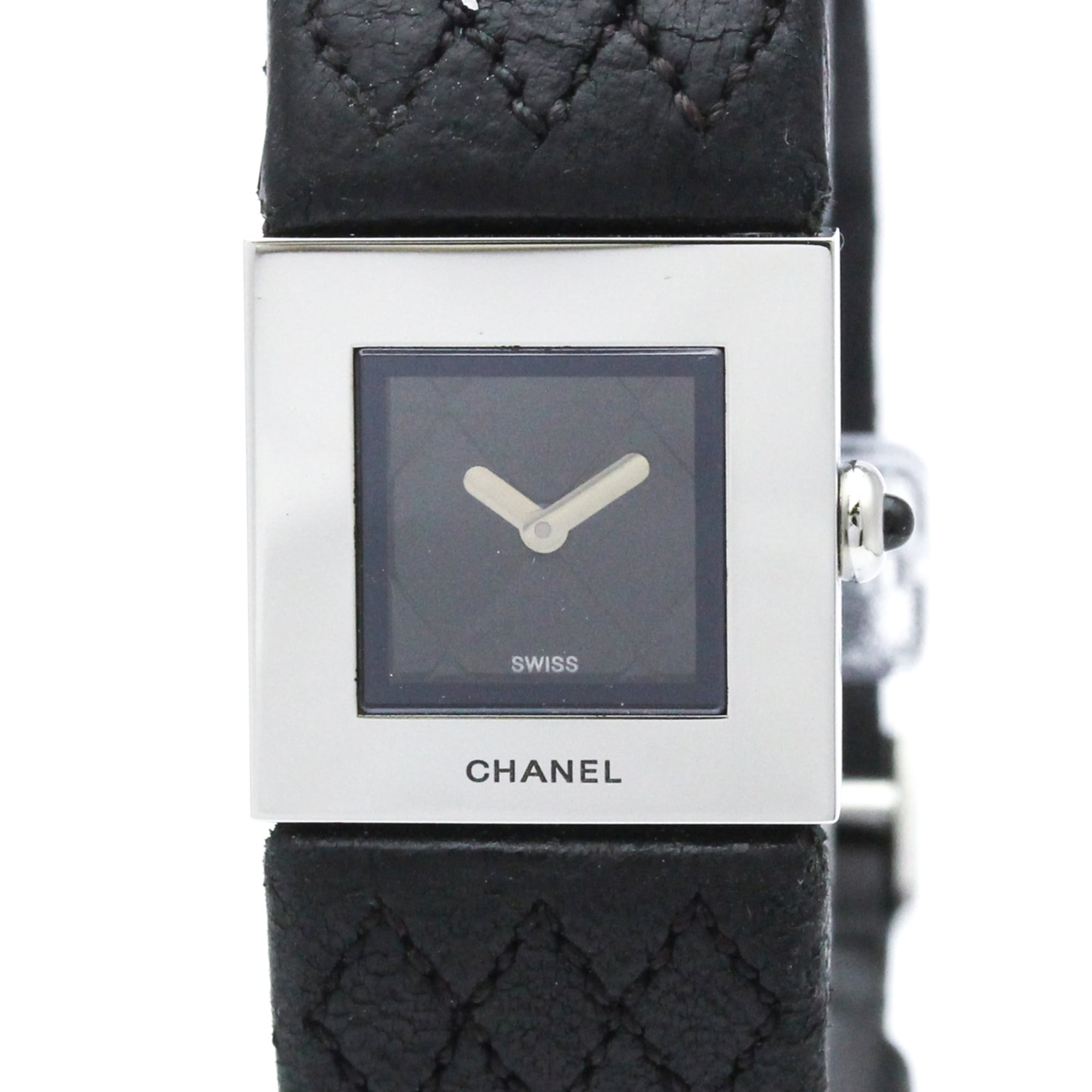 シャネル (CHANEL) マトラッセ ステンレススチール レザー クォーツ レディース 時計 (外装仕上げ済み) 基本情報 [ブランド名]: シャネル(Chanel) [ライン名]: マトラッセ [モデル]: H0009 デザイン [タイプ]: 腕時計 [スタイル]: ドレス/フォーマル [性別]: レディース [素材 (ケース)]: ステンレススチール(SS) [素材 (ブレスレット/ベルト)]: レザー [カラー（文字盤）]: ブラック ムーブメント [ムーブメント]: クォーツ サイズ [ケース幅]: 19mm / 0.75'' 個別商品情報 [シリアルナンバー]: V.G***442 付属品 [付属品]: 無し 状態 [状態]: 非常に良い [ランク]: ランク A 【中古】使用感が少なく、多少のキズや汚れは見られるものの全体的にきれいな商品 [風防ガラスのキズ]: 無し [文字盤のキズ/劣化]: 無し [針のキズ/劣化]: わずか [ケースのキズ]: わずか [ベゼルのキズ]: わずか [リューズのキズ]: 無し [裏蓋のキズ]: わずか [ベルトのシミや汚れ]: わずか [メンテナンス]: 電池交換済み, 外装磨き仕上げ済み [腕回り]: 12cm - 16cm / 4.72'' - 6.29'' 配送 [総重量]: 30g / 1.05oz. 【本物保証】 eLADYの商品は全品本物保証！ 安心してお買い物をお楽しみください。 商品ランクについて ランク N　 新品・未使用商品。基本的にブティック購入と同じ状態（付属品は商品説明欄に記載があるものがつきます。） ランク NS 未使用・展示品 ランク S 新品同様にきれいな商品 ランク SA 使用感がほとんどない、きれいな商品・新品仕上げ商品 ランク A 使用感が少なく、多少キズや汚れは見られるものの、全体的にきれいな商品 ランク AB やや使用感があり、キズや汚れが見られるが全体的に程度の良い商品 ランク B 使用感があり、ダメージや汚れが見られるが、通常の使用に支障のない商品 ランク BC 使用感が強くあり、ダメージや汚れが気になる商品 ランク C かなりの使用感があり、ダメージや汚れが目立つ商品 ランク D 著しく状態が悪い商品・不具合のあるジャンク品 商品ランクについて お客様のご都合による返品・交換の対応はできかねますので、あらかじめご了承願います。品質管理には万全を期しておりますが、 万が一お届け商品がご注文とまったく異なっていた場合には返品の対象となることもございます。商品到着後24時間以内に、 カスタマーサービスセンターまでEメール又はお電話でご連絡ください。24時間以上経過しますと、お受け致しかねる場合がございます。 ご了承ください。