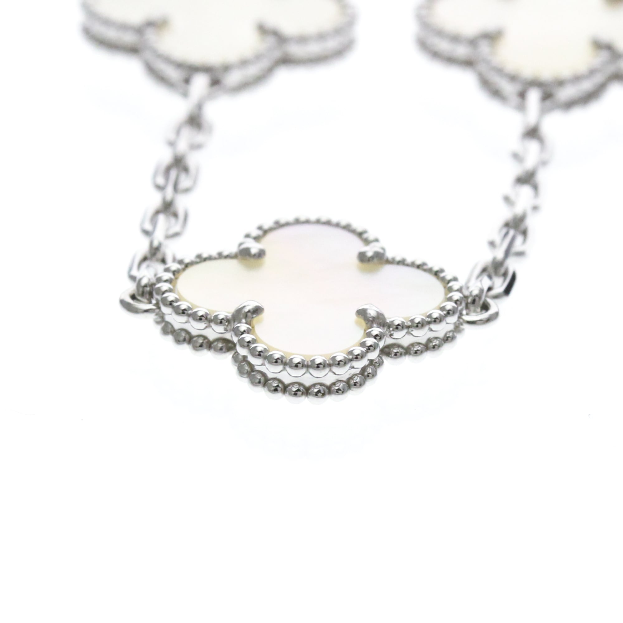 eLadyのヴァン・クリーフ＆アーペル(Van Cleef & Arpels) ヴィンテージアルハンブラ ブレスレット K18ホワイトゴールド(K18WG) マザーオブパール チャームブレスレット シルバー【中古】｜アングル2
