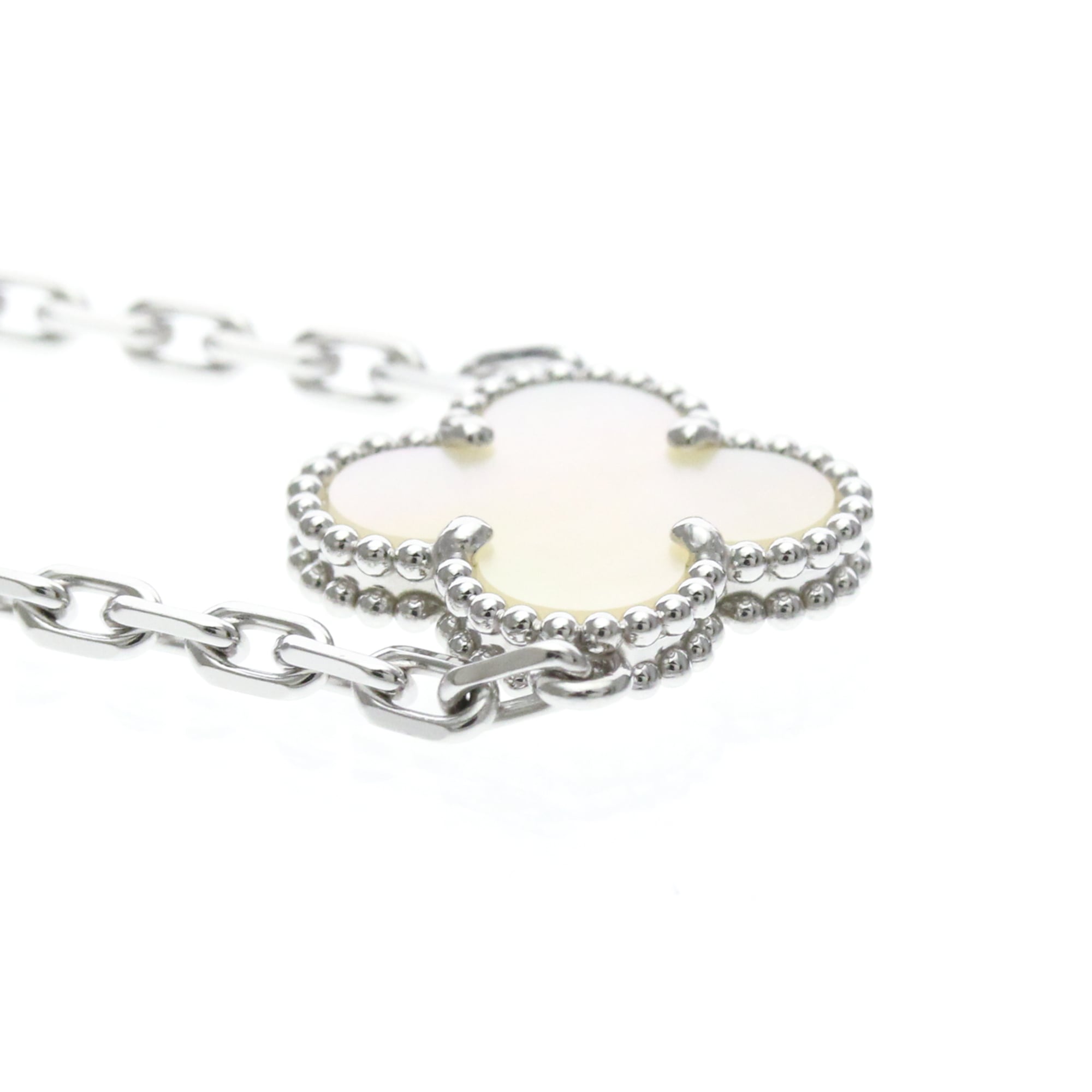 eLadyのヴァン・クリーフ＆アーペル(Van Cleef & Arpels) ヴィンテージアルハンブラ ブレスレット K18ホワイトゴールド(K18WG) マザーオブパール チャームブレスレット シルバー【中古】｜アングル3