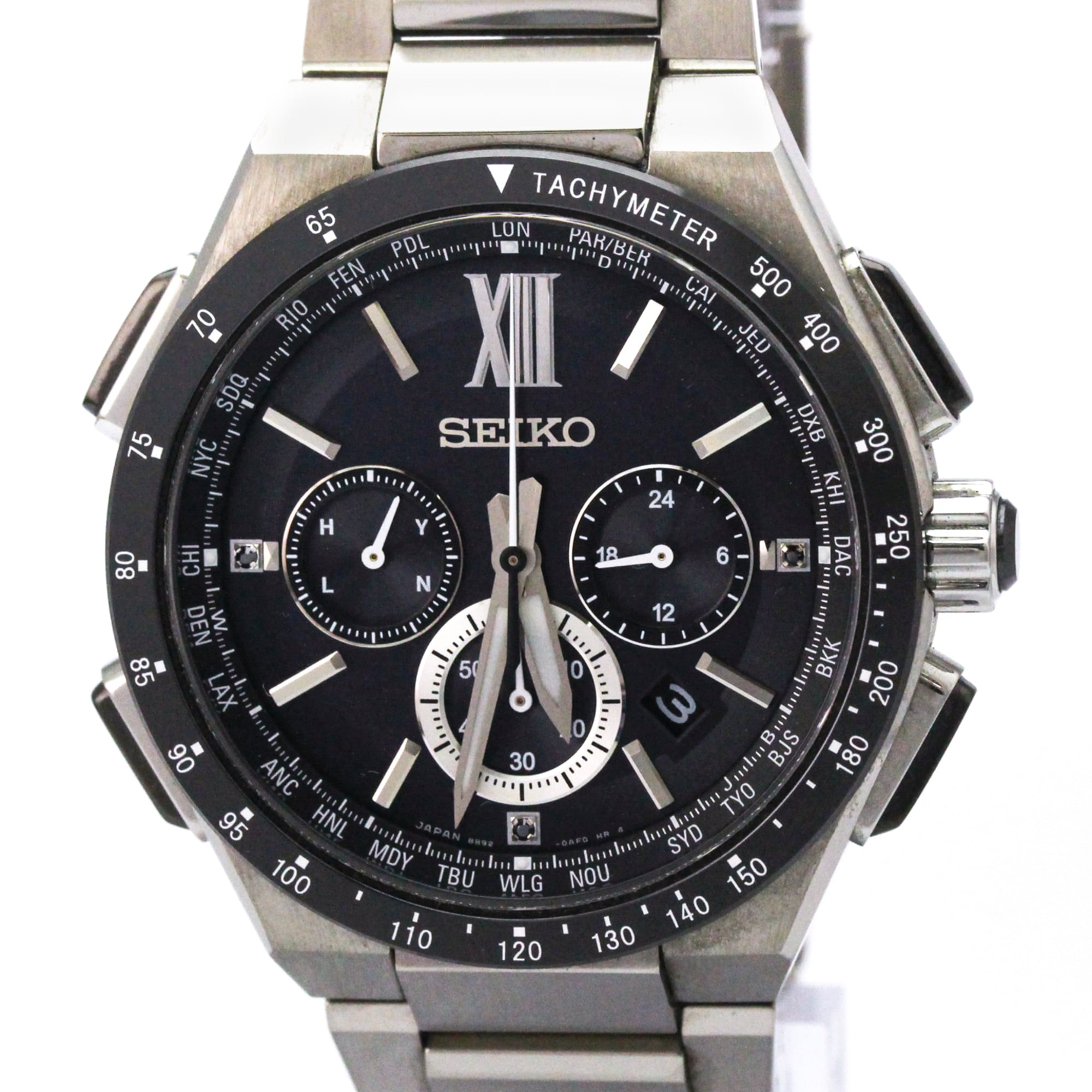 セイコー (SEIKO) ブライツ フライト エキスパート ソーラー 電波 セラミック ステンレススチール メンズ 時計 SAGA205(8B92-0AE0) 基本情報 [ブランド名]: セイコー(Seiko) [ライン名]: ブライツ [モデル]: SAGA205(8B92-0AE0) デザイン [タイプ]: 腕時計 [スタイル]: スポーツ [性別]: メンズ [素材 (ケース)]: ステンレススチール(SS), セラミック [素材 (ブレスレット/ベルト)]: ステンレススチール(SS) [カラー（文字盤）]: ブラック ムーブメント [ムーブメント]: 電波ソーラー 機能 [機能]: GMT, クロノグラフ, ワールドタイム, 日付 サイズ [ケース幅]: 43mm / 1.69'' 個別商品情報 [シリアルナンバー]: 69**08 付属品 [付属品]: 保証書, 内箱, 取扱説明書 状態 [状態]: 良い [ランク]: ランク AB 【中古】やや使用感があり、キズや汚れが見られるが全体的に程度の良い商品 [風防ガラスのキズ]: 無し [文字盤のキズ/劣化]: 無し [針のキズ/劣化]: 無し [ケースのキズ]: わずか [ベゼルのキズ]: わずか [リューズのキズ]: 無し [裏蓋のキズ]: わずか [ブレスレットのキズ]: 小 [腕回り]: 20cm / 7.87'' 配送 [総重量]: 160g / 5.64oz. 【本物保証】 eLADYの商品は全品本物保証！ 安心してお買い物をお楽しみください。 商品ランクについて ランク N　 新品・未使用商品。基本的にブティック購入と同じ状態（付属品は商品説明欄に記載があるものがつきます。） ランク NS 未使用・展示品 ランク S 新品同様にきれいな商品 ランク SA 使用感がほとんどない、きれいな商品・新品仕上げ商品 ランク A 使用感が少なく、多少キズや汚れは見られるものの、全体的にきれいな商品 ランク AB やや使用感があり、キズや汚れが見られるが全体的に程度の良い商品 ランク B 使用感があり、ダメージや汚れが見られるが、通常の使用に支障のない商品 ランク BC 使用感が強くあり、ダメージや汚れが気になる商品 ランク C かなりの使用感があり、ダメージや汚れが目立つ商品 ランク D 著しく状態が悪い商品・不具合のあるジャンク品 商品ランクについて お客様のご都合による返品・交換の対応はできかねますので、あらかじめご了承願います。品質管理には万全を期しておりますが、 万が一お届け商品がご注文とまったく異なっていた場合には返品の対象となることもございます。商品到着後24時間以内に、 カスタマーサービスセンターまでEメール又はお電話でご連絡ください。24時間以上経過しますと、お受け致しかねる場合がございます。 ご了承ください。