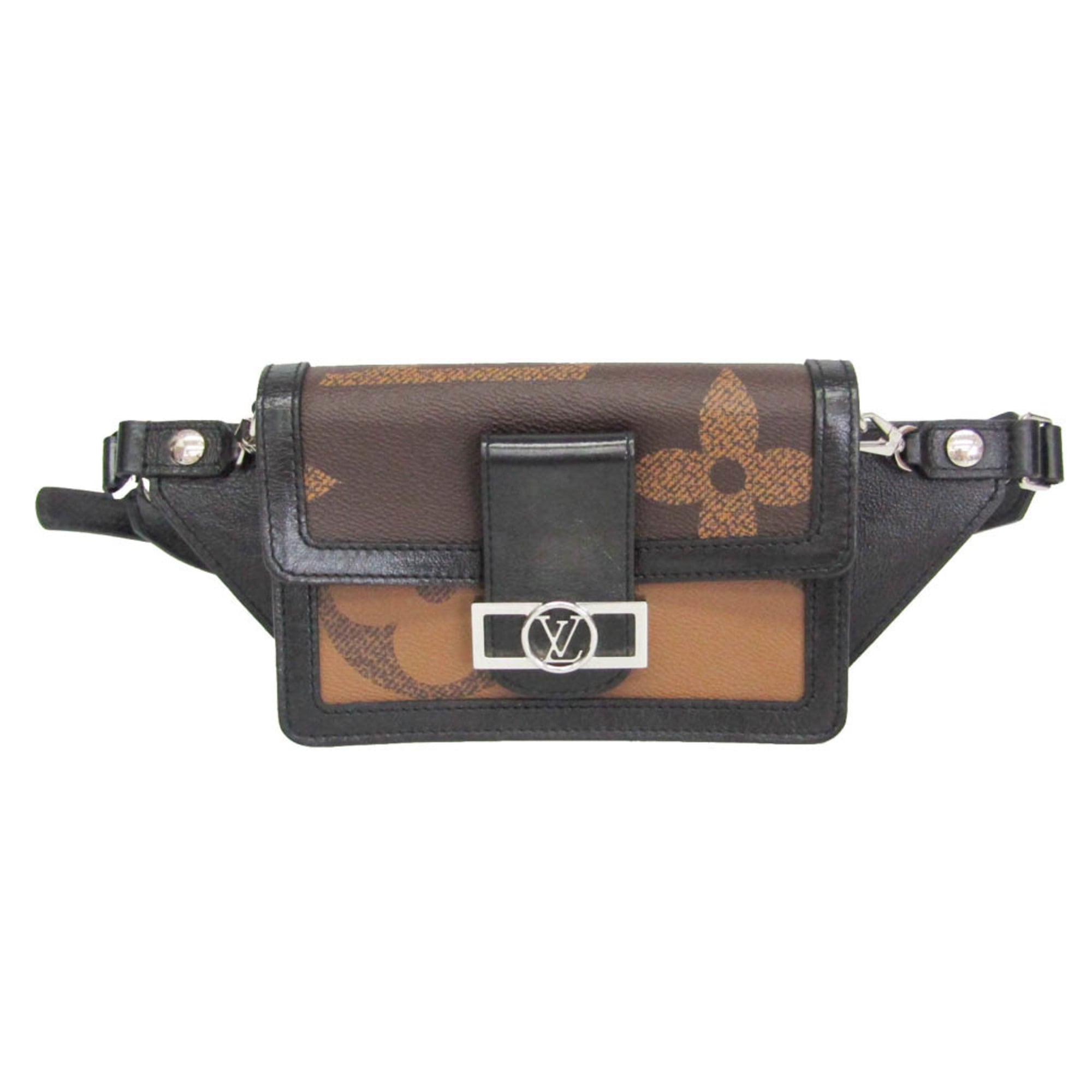 ルイ・ヴィトン(Louis Vuitton) モノグラム ジャイアント リバース バムバッグ・ドーフィーヌ M67696 メンズ,レディース ウエストバッグ,ボディバッグ ベージュ,ブラック,ブラウン 基本情報 [ブランド名]: ルイ・ヴィトン(Louis Vuitton) [モデル]: モノグラム ジャイアント リバース バムバッグ・ドーフィーヌ M67696 [製造国]: フランス デザイン [タイプ]: ウエストバッグ, ボディバッグ [素材]: モノグラム・リバース [カラー]: ブラウン, ブラック, ベージュ [開閉]: マグネット式スナップ [内ポケット]: ファスナーポケット 1, カードホルダー 4, オープンポケット 1 [性別]: メンズ,レディース サイズ [サイズ (高さx幅x奥行)]: 12cm x 18.5cm x 5cm / 4.72'' x 7.28'' x 1.96'' [ストラップの長さ]: 60cm - 80cm / 23.62'' - 31.49'' 個別商品情報 [シリアルナンバー]: AA1189 付属品 [付属品備考]: 付属品の詳細は画像をご確認ください 状態 [状態]: 新品同様 [ランク]: ランク SA 【中古】使用感がほとんどない、きれいな商品または新品仕上げ商品 [全体の汚れ]: わずか [ダメージの強さ]: 内側 汚れ わずか, 縁 シワ わずか [ニオイ]: 素材 わずか [商品状態備考]: 商品状態の詳細は画像をご確認ください 配送 [総重量]: 550g / 1.21lb. 【本物保証】 eLADYの商品は全品本物保証！ 安心してお買い物をお楽しみください。 商品ランクについて ランク N　 新品・未使用商品。基本的にブティック購入と同じ状態（付属品は商品説明欄に記載があるものがつきます。） ランク NS 未使用・展示品 ランク S 新品同様にきれいな商品 ランク SA 使用感がほとんどない、きれいな商品・新品仕上げ商品 ランク A 使用感が少なく、多少キズや汚れは見られるものの、全体的にきれいな商品 ランク AB やや使用感があり、キズや汚れが見られるが全体的に程度の良い商品 ランク B 使用感があり、ダメージや汚れが見られるが、通常の使用に支障のない商品 ランク BC 使用感が強くあり、ダメージや汚れが気になる商品 ランク C かなりの使用感があり、ダメージや汚れが目立つ商品 ランク D 著しく状態が悪い商品・不具合のあるジャンク品 商品ランクについて お客様のご都合による返品・交換の対応はできかねますので、あらかじめご了承願います。品質管理には万全を期しておりますが、 万が一お届け商品がご注文とまったく異なっていた場合には返品の対象となることもございます。商品到着後24時間以内に、 カスタマーサービスセンターまでEメール又はお電話でご連絡ください。24時間以上経過しますと、お受け致しかねる場合がございます。 ご了承ください。