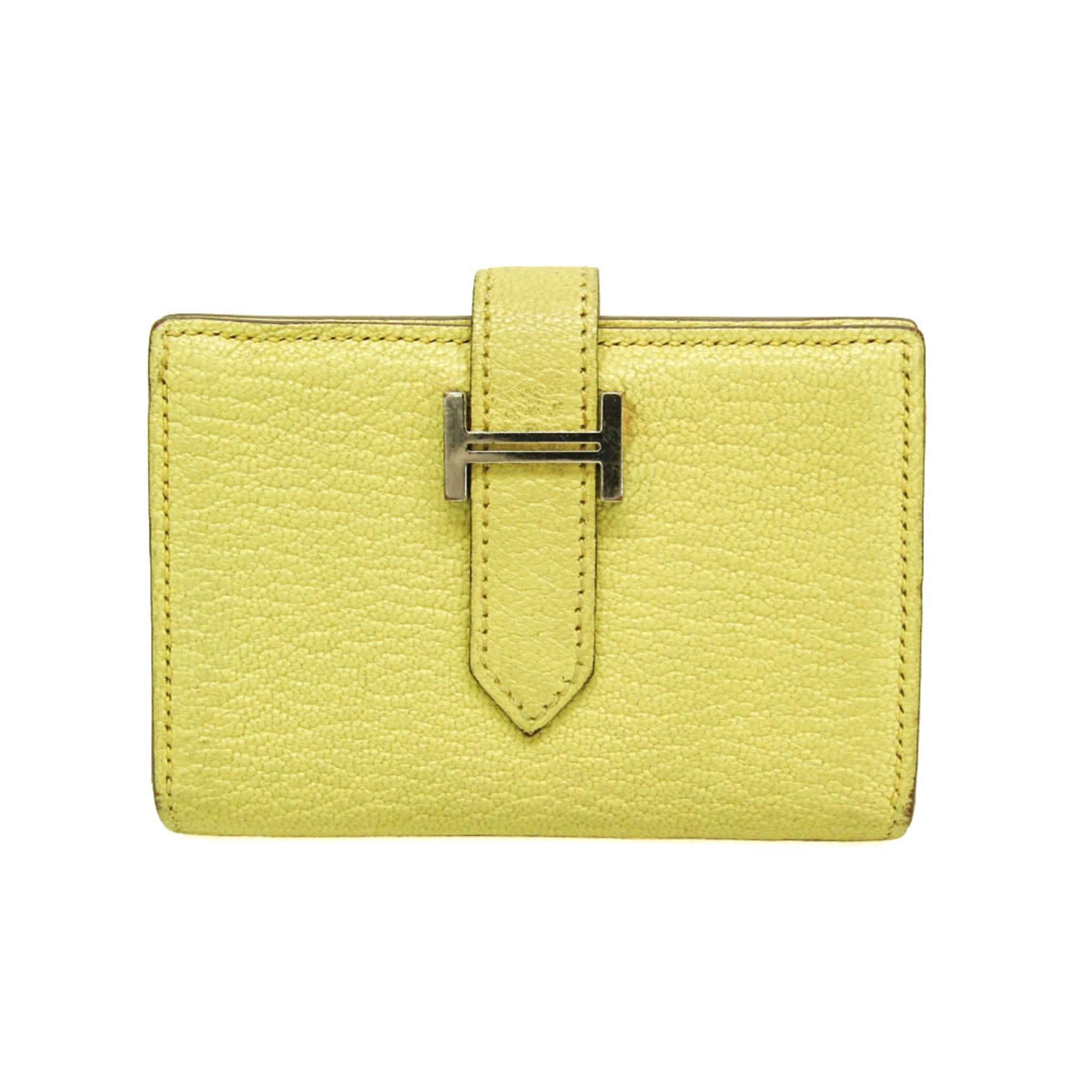 エルメス(Hermes) ベアン ミニ H039795CK0Y レディース,メンズ シェーブルミゾール 財布（二つ折り） レモンイエロー 基本情報 [ブランド名]: エルメス(Hermes) [ライン名]: ベアン [モデル]: ミニ H039795CK0Y [製造国]: フランス デザイン [タイプ]: 財布（二つ折り） [性別]: レディース,メンズ [素材]: シェーブルミゾール [カラー]: レモンイエロー [開閉]: ベルト [内ポケット]: 小銭入れ・コインケース 1, カードスロット 1, ポケット 2 サイズ [サイズ (高さx幅x奥行)]: 7cm x 10cm x 1.5cm / 2.75'' x 3.93'' x 0.59'' 個別商品情報 [シリアルナンバー]: W [製造時期]: 2024年 付属品 [付属品備考]: 付属品の詳細は画像をご確認ください 状態 [状態]: 非常に良い [ランク]: ランク A 【中古】使用感が少なく、多少のキズや汚れは見られるものの全体的にきれいな商品 [全体のキズ]: わずか [全体の汚れ]: わずか [全体の使用感]: わずか [ダメージの強さ]: 全体 汚れ わずか, 金具 キズ 小 [商品状態備考]: 商品状態の詳細は画像をご確認ください 配送 [総重量]: 120g / 4.23oz. 【本物保証】 eLADYの商品は全品本物保証！ 安心してお買い物をお楽しみください。 商品ランクについて ランク N　 新品・未使用商品。基本的にブティック購入と同じ状態（付属品は商品説明欄に記載があるものがつきます。） ランク NS 未使用・展示品 ランク S 新品同様にきれいな商品 ランク SA 使用感がほとんどない、きれいな商品・新品仕上げ商品 ランク A 使用感が少なく、多少キズや汚れは見られるものの、全体的にきれいな商品 ランク AB やや使用感があり、キズや汚れが見られるが全体的に程度の良い商品 ランク B 使用感があり、ダメージや汚れが見られるが、通常の使用に支障のない商品 ランク BC 使用感が強くあり、ダメージや汚れが気になる商品 ランク C かなりの使用感があり、ダメージや汚れが目立つ商品 ランク D 著しく状態が悪い商品・不具合のあるジャンク品 商品ランクについて お客様のご都合による返品・交換の対応はできかねますので、あらかじめご了承願います。品質管理には万全を期しておりますが、 万が一お届け商品がご注文とまったく異なっていた場合には返品の対象となることもございます。商品到着後24時間以内に、 カスタマーサービスセンターまでEメール又はお電話でご連絡ください。24時間以上経過しますと、お受け致しかねる場合がございます。 ご了承ください。